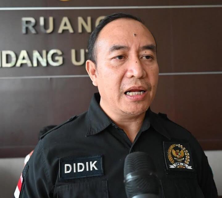 Didik Mukrianto Pastikan Karang Taruna Siap Sukseskan Pembentukan Dan Pengelolaan Koperasi Merah Putih Di Seluruh Indonesia Ketua Umum Karang Taruna Dukung Program Pemerintah Wujudkan Swasembada Pangan Lewat Koperasi Merah Putih Jakarta - Dalam Rangka Mendorong Kemandirian Bangsa Melalui Swasembada Pangan Berkelanjutan Dan Pembangunan Ekonomi Desa, Melalui Instruksi Presiden (Inpres) Nomor 9 Tahun 2025, Presiden Prabowo Menginstruksikan Untuk Mempercepat Pembentukan Koperasi Desa/Kelurahan Dengan Melibatkan Karang Taruna Dan Pkk. Menanggapi Hal Tersebut, Ketua Umum Karang Taruna Nasional Dr. Didik Mukrianto Menyampaikan Bahwa Itu Langkah Yang Tepat Dan Strategis Untuk Mewujudkan Percepatan Pembentukan Koperasi Merah Putih. &Quot;Melibatkan Karang Taruna Dalam Tim Percepatan Koperasi Itu Adalah Langkah Tepat Dan Strategis Karena Karang Taruna Sudah Menjadi Bagian Dari Struktur Sosial Di Desa/Kelurahan Sejak Tahun 1960&Quot;, Kata Didik Menurut Didik Untuk Mempercepat Pendirian Koperasi Merah Putih Di Setiap Desa/Kelurahan Yang Ditujukan Untuk Mempercepat Swasembada Pangan Dan Pemerataan Ekonomi Melalui Pembangunan Desa, Sangat Penting Untuk Melibatkan Para Generasi Muda Sebagai Pilar Dan Motor Penggerak Yang Progresif Pembangunan Desa. &Quot;Karang Taruna Yang Ada Di Seluruh Desa/Kelurahan Dan Diawaki Anak Muda Yang Syarat Dengan Jiwa Dan Solidaritas Sosial, Akan Membawa Energi Dan Ide-Ide Segar, Serta Mempunyai Kemampuan Mobilisasi Dan Pemahaman Yang Mendalam Soal Kebutuhan Dan Ekosistem Di Desa/Kelurahan,&Quot; Tutur Didik. Didik Juga Menyampaikan Bahwa Anak-Anak Muda Di Karang Taruna Sangat Informatif, Adaptif, Dan Ramah Dengan Perkembangan Tehnologi. Sementara Itu Koperasi Dalam Konteks Kekinian, Secara Managerial Sangat Membutuhkan Update Terhadap Setiap Perkembangan Dan Tehnologi. &Quot;Koperasi Itu Bukan Cuma Soal Membuat Badan Usaha Saja, Tapi Juga Soal Tata Kelola Yang Transparan, Akuntable Dan Modern. Pengelola Koperasi Harus Punya Kapasitas, Kapabilitas Dan Kompetensi Teknis, Mulai Dari Administrasi, Keuangan, Sampai Strategi Bisnis,&Quot; Terangnya. Dikawatirkan Didik, Tanpa Pemahaman Manajemen Yang Solid, Koperasi Hanya Jadi Formalitas Atau Malah Mati Suri. Sebagai Ketua Umum Karang Taruna, Didik Juga Memastikan Bahwa Karang Taruna Mempunyai Sumber Daya Manusia Yang Berkualitas Dan Tangguh Di Setiap Desa/Kelurahan Se Indonesia Dalam Rangka Mendorong Dan Mempercepat Pendirian Koperasi Merah Putih Termasuk Pengelolaan Dan Pengembangannya Kedepan. &Quot;Secara Keseluruhan, Saya Optimis Ini Bisa Jadi Langkah Awal Untuk Bikin Desa Lebih Mandiri Secara Ekonomi. Tapi Keberhasilannya Tentu Sangat Tergantung Pada Eksekusi Di Lapangan Dan Komitmen Semua Pihak,&Quot; Pungkasnya.