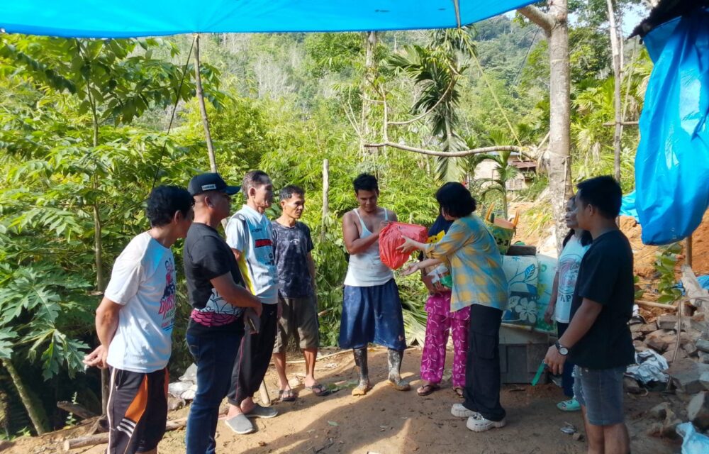 Anggota Dprd Kota Padangsidimpuan Lakukan Aksi Peduli Terhadap Korban Bencana Tanah Longsor