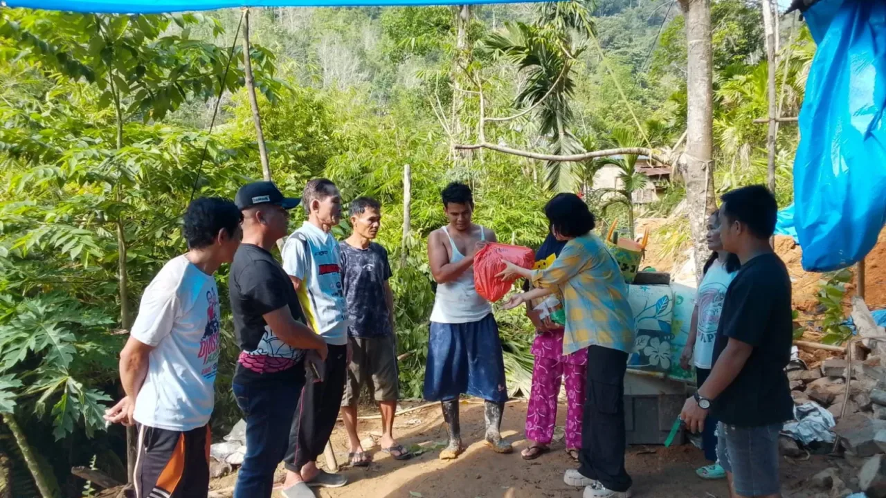Anggota DPRD Kota Padangsidimpuan Lakukan Aksi Peduli Terhadap Korban Bencana Tanah Longsor