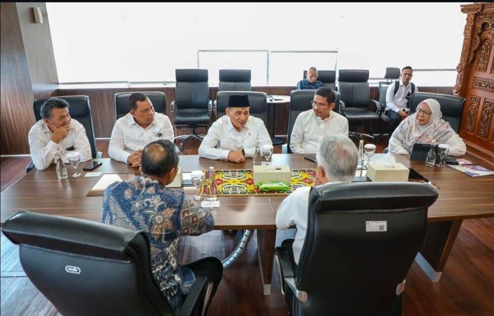 Jakarta  — Wakil Menteri Agama Republik Indonesia, Dr. Kh. Romo. R. Muhammad Syafii, S.h., M.hum., Mengucapkan Selamat Atas Dibukanya Fakultas Kedokteran Di Universitas Islam Negeri (Uin) Walisongo Semarang. Izin Pembukaan Fakultas Tersebut Resmi Diterbitkan Melalui Keputusan Menteri Pendidikan Tinggi, Sains, Dan Teknologi Republik Indonesia Nomor 193/B/O/2025. Dalam Pernyataannya, Romo Syafii Menyampaikan Bahwa Pembukaan Fakultas Kedokteran Ini Juga Mendukung Visi Presiden Prabowo Subianto Dalam Mewujudkan Kemandirian Nasional Di Bidang Kesehatan Serta Penguatan Sumber Daya Manusia Unggul Dan Berkarakter, Jakarta 11 April 2025. Pemerintah Di Bawah Kepemimpinan Presiden Prabowo Subianto Menegaskan Komitmennya Untuk Memperkuat Kemandirian Nasional Di Bidang Kesehatan Dan Mempercepat Pembangunan Sumber Daya Manusia Unggul Sebagai Bagian Dari Visi Besar Menuju Indonesia Emas 2045. Pembukaan Fakultas Kedokteran Di Lingkungan Perguruan Tinggi Keagamaan Islam Menjadi Bagian Penting Dari Strategi Tersebut. “Saya Mengucapkan Selamat Atas Berdirinya Fakultas Kedokteran Uin Walisongo. Kami Di Kementerian Agama Berkomitmen Mensukseskan Visi Presiden Prabowo Untuk Mencetak Generasi Sehat, Tangguh, Dan Cerdas Secara Spiritual Maupun Intelektual. Fk Uin Walisongo Adalah Salah Satu Pijakan Awal Menuju Hal Itu,” Pungkasnya. Izin Pembukaan Fakultas Kedokteran Ini Diumumkan Dalam Sidang Senat Terbuka Dies Natalis Ke-55 Uin Walisongo Pada Rabu (9/4/2025) Di Auditorium Ii Kampus Iii. Rektor Uin Walisongo, Prof. Dr. Nizar, M.ag., Menyebut Bahwa Pendirian Fakultas Ini Merupakan “Kado Istimewa Untuk Dies Natalis Ke-55” Dan Bagian Dari Langkah Strategis Kampus Untuk Memperluas Kontribusi Di Bidang Medis. Wamenag Romo Syafii Diketahui Berperan Aktif Dalam Mengawal Proses Pembukaan Fakultas Ini. Dalam Pertemuan Dengan Mendikti Saintek Prof. Satryo Soemantri Brodjonegoro, Wakil Mendikti Saintek Prof. Dr. Fauzan, M.pd., Dan Sekjen Togar M. Simatupang Pada Akhir Desember 2024, Romo Syafii Yang Menginisiasi Pertemuan Hadir Bersama Dirjen Pendis Kemenag Saat Itu, Prof. Abu Rokhmad, Serta Jajaran Kemenag Nona Gayatri Nasution, S.si. Staf Khusus Menteri Agama Bidang Pendidikan Reformasi Birokrasi Dan Tata Kelola, Dr. H. Sutomo, S.pi., M.si. Adalah Staf Khusus Menteri Agama Ri Yang Menjabat Di Bidang Hubungan Dan Kerjasama Kelembagaan Dan Junisab Akbar Tenaga Ahli Bidang Pengawasan Dan Pengendalian Asn. Pertemuan Tersebut Menjadi Forum Strategis Membahas Akselerasi Pembukaan Program Studi Umum Di Uin, Termasuk Fk Di Uin Walisongo Dan Uin Semarang, Menyusul Suksesnya Pembukaan Fk Uin Jambi. Tak Hanya Itu, Dalam Kesempatan Tersebut Juga Disuarakan Harapan Besar Terhadap Penambahan Kuota Kartu Indonesia Pintar (Kip) Untuk Kementerian Agama Serta Dukungan Rekomendasi Lpdp Bagi Santri Jenjang S2 Dan S3 Sebagai Bagian Dari Strategi Menyongsong Indonesia Emas 2045. Dekan Fakultas Kedokteran Uin Walisongo, Dr. Dr. Sugeng Ibrahim, M.biomed Bahkan Menyampaikan Pandangan Wakil Mendikti Saintek Prof. Fauzan, Bahwa Terbitnya Izin Pembukaan Fakultas Kedokteran Uin Walisongo Tidak Lepas Dari Inisiasi Dan Dorongan Kuat Wamenag Romo Syafii. “Prof. Fauzan Selaku Wakil Mendikti Saintek Memang Menyampaikan Langsung Kepada Kami Bahwa Terbitnya Izin Fakultas Kedokteran Ini Tak Lepas Dari Persuasi Kuat Romo Wamenag,” Ujarnya. Dr. Dr. Sugeng Ibrahim Juga Mengapresiasi Peran Strategis Wamenag Romo Syafii Dalam Pendirian Fk. Ia Menyampaikan Harapannya Agar Romo Syafii Dapat Hadir Langsung Ke Kampus Dan Menyaksikan Hasil Kerja Bersama Tersebut. “Kami Sangat Ingin Beliau Berkenan Menjenguk Fk Uin Walisongo Yang Telah Beliau Dirikan.” Tambah Dr. Sugeng. Romo Syafii Menambahkan, Kolaborasi Lintas Kementerian Seperti Ini Adalah Bentuk Nyata Komitmen Terhadap Penguatan Pendidikan Islam Yang Inklusif Dan Berorientasi Pada Masa Depan. “Insyaallah Ini Menjadi Bagian Dari Ikhtiar Menuju Indonesia Emas 2045, Di Mana Umat Islam Siap Berkontribusi Aktif Dalam Berbagai Bidang Keilmuan, Termasuk Kesehatan,” Pungkasnya.