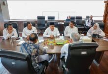 Jakarta  — Wakil Menteri Agama Republik Indonesia, Dr. Kh. Romo. R. Muhammad Syafii, S.h., M.hum., Mengucapkan Selamat Atas Dibukanya Fakultas Kedokteran Di Universitas Islam Negeri (Uin) Walisongo Semarang. Izin Pembukaan Fakultas Tersebut Resmi Diterbitkan Melalui Keputusan Menteri Pendidikan Tinggi, Sains, Dan Teknologi Republik Indonesia Nomor 193/B/O/2025. Dalam Pernyataannya, Romo Syafii Menyampaikan Bahwa Pembukaan Fakultas Kedokteran Ini Juga Mendukung Visi Presiden Prabowo Subianto Dalam Mewujudkan Kemandirian Nasional Di Bidang Kesehatan Serta Penguatan Sumber Daya Manusia Unggul Dan Berkarakter, Jakarta 11 April 2025. Pemerintah Di Bawah Kepemimpinan Presiden Prabowo Subianto Menegaskan Komitmennya Untuk Memperkuat Kemandirian Nasional Di Bidang Kesehatan Dan Mempercepat Pembangunan Sumber Daya Manusia Unggul Sebagai Bagian Dari Visi Besar Menuju Indonesia Emas 2045. Pembukaan Fakultas Kedokteran Di Lingkungan Perguruan Tinggi Keagamaan Islam Menjadi Bagian Penting Dari Strategi Tersebut. “Saya Mengucapkan Selamat Atas Berdirinya Fakultas Kedokteran Uin Walisongo. Kami Di Kementerian Agama Berkomitmen Mensukseskan Visi Presiden Prabowo Untuk Mencetak Generasi Sehat, Tangguh, Dan Cerdas Secara Spiritual Maupun Intelektual. Fk Uin Walisongo Adalah Salah Satu Pijakan Awal Menuju Hal Itu,” Pungkasnya. Izin Pembukaan Fakultas Kedokteran Ini Diumumkan Dalam Sidang Senat Terbuka Dies Natalis Ke-55 Uin Walisongo Pada Rabu (9/4/2025) Di Auditorium Ii Kampus Iii. Rektor Uin Walisongo, Prof. Dr. Nizar, M.ag., Menyebut Bahwa Pendirian Fakultas Ini Merupakan “Kado Istimewa Untuk Dies Natalis Ke-55” Dan Bagian Dari Langkah Strategis Kampus Untuk Memperluas Kontribusi Di Bidang Medis. Wamenag Romo Syafii Diketahui Berperan Aktif Dalam Mengawal Proses Pembukaan Fakultas Ini. Dalam Pertemuan Dengan Mendikti Saintek Prof. Satryo Soemantri Brodjonegoro, Wakil Mendikti Saintek Prof. Dr. Fauzan, M.pd., Dan Sekjen Togar M. Simatupang Pada Akhir Desember 2024, Romo Syafii Yang Menginisiasi Pertemuan Hadir Bersama Dirjen Pendis Kemenag Saat Itu, Prof. Abu Rokhmad, Serta Jajaran Kemenag Nona Gayatri Nasution, S.si. Staf Khusus Menteri Agama Bidang Pendidikan Reformasi Birokrasi Dan Tata Kelola, Dr. H. Sutomo, S.pi., M.si. Adalah Staf Khusus Menteri Agama Ri Yang Menjabat Di Bidang Hubungan Dan Kerjasama Kelembagaan Dan Junisab Akbar Tenaga Ahli Bidang Pengawasan Dan Pengendalian Asn. Pertemuan Tersebut Menjadi Forum Strategis Membahas Akselerasi Pembukaan Program Studi Umum Di Uin, Termasuk Fk Di Uin Walisongo Dan Uin Semarang, Menyusul Suksesnya Pembukaan Fk Uin Jambi. Tak Hanya Itu, Dalam Kesempatan Tersebut Juga Disuarakan Harapan Besar Terhadap Penambahan Kuota Kartu Indonesia Pintar (Kip) Untuk Kementerian Agama Serta Dukungan Rekomendasi Lpdp Bagi Santri Jenjang S2 Dan S3 Sebagai Bagian Dari Strategi Menyongsong Indonesia Emas 2045. Dekan Fakultas Kedokteran Uin Walisongo, Dr. Dr. Sugeng Ibrahim, M.biomed Bahkan Menyampaikan Pandangan Wakil Mendikti Saintek Prof. Fauzan, Bahwa Terbitnya Izin Pembukaan Fakultas Kedokteran Uin Walisongo Tidak Lepas Dari Inisiasi Dan Dorongan Kuat Wamenag Romo Syafii. “Prof. Fauzan Selaku Wakil Mendikti Saintek Memang Menyampaikan Langsung Kepada Kami Bahwa Terbitnya Izin Fakultas Kedokteran Ini Tak Lepas Dari Persuasi Kuat Romo Wamenag,” Ujarnya. Dr. Dr. Sugeng Ibrahim Juga Mengapresiasi Peran Strategis Wamenag Romo Syafii Dalam Pendirian Fk. Ia Menyampaikan Harapannya Agar Romo Syafii Dapat Hadir Langsung Ke Kampus Dan Menyaksikan Hasil Kerja Bersama Tersebut. “Kami Sangat Ingin Beliau Berkenan Menjenguk Fk Uin Walisongo Yang Telah Beliau Dirikan.” Tambah Dr. Sugeng. Romo Syafii Menambahkan, Kolaborasi Lintas Kementerian Seperti Ini Adalah Bentuk Nyata Komitmen Terhadap Penguatan Pendidikan Islam Yang Inklusif Dan Berorientasi Pada Masa Depan. “Insyaallah Ini Menjadi Bagian Dari Ikhtiar Menuju Indonesia Emas 2045, Di Mana Umat Islam Siap Berkontribusi Aktif Dalam Berbagai Bidang Keilmuan, Termasuk Kesehatan,” Pungkasnya.