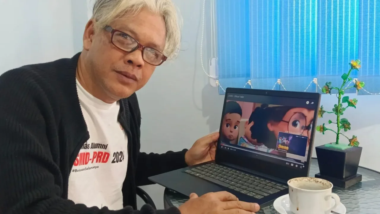Jakarta - Aktivis sekaligus penggiat seni Revitryoso Husodo mengatakan bahwa film animasi Jumbo karya sutradara Ryan Adriandhy merupakan bukti bahwa Indonesia mampu menghasilkan karya animasi yang berkualitas tinggi. Menurut penggiat budaya tersebut Jumbo bukan sekadar film anak-anak, melainkan juga simbol dari kekuatan kreatif dan semangat gotong royong anak bangsa karena produksinya melibatkan banyak kreator. Ditambahkan Revitryoso Husodo aktvis yang juga seniman, dirinya mengapresiasi dan bangga terhadap Wakil Ketua DPR RI Sufmi Dasco yang ikut hadir dalam penayangan pertama film jumbo teresebut ini bukti kepedulianya dalam memajukan perfileman dan mendukung ekonomi kreatif. Apalagi Wakil Ketua DPR Sufmi Dasco Ahmad telah mengapresiasi film animasi Jumbo yang telah berhasil menarik perhatian lebih dari 1.606.462 penonton dalam tujuh hari sejak penayangan perdananya pada Selasa, 31 Maret 2025. Dasco mengajak masyarakat untuk terus mendukung industri perfilman Tanah Air, suksesnya film jumbo ini tidak lepas dari dukukungan pemerintah prabowo-Gibran khusnya Wakil ketua DPR RI Sufmi Dasco yang sudah mendukung perfilman indonesia. Keberhasilan ini tidak hanya mencerminkan antusiasme penonton domestik, tetapi juga membuka peluang bagi Jumbo untuk merambah pasar internasional. Film ini dijadwalkan tayang di 17 negara, termasuk 12 negara di Eropa, serta Turki, Mongolia, dan Rusia. Langkah ini menunjukkan bahwa karya anak bangsa mampu bersaing dan diterima di kancah global. Lebih dari sekadar hiburan, Jumbo menunjukkan bahwa sebuah karya besar lahir dari proses panjang, kolaborasi solid, dan dedikasi tinggi dari seluruh elemen yang terlibat. Kesuksesan film ini menjadi pengingat bahwa di balik layar lebar yang menghibur, ada tetesan keringat, jam-jam panjang tanpa lelah, dan ketekunan yang mungkin jarang terlihat namun sangat layak dihargai. Sejak awal, Jumbo bukan sekadar proyek hiburan. Film ini lahir dari gagasan besar tentang bagaimana cerita lokal bisa tampil megah tanpa kehilangan akar budaya. Visi inilah yang menjadi panduan utama seluruh proses kreatif, mulai dari penulisan naskah, desain karakter, hingga penyusunan adegan-adegan ikonik. “Proses produksinya yang memakan waktu hingga 5 tahun, dengan melibatkan ratusan kreator dari Sabang sampai Merauke, menunjukkan bahwa Indonesia punya kapasitas luar biasa dalam menghasilkan karya animasi yang berkualitas tinggi dan siap bersaing dengan film animasi global,” diungkpan revi. Jumbo yang telah ditonton oleh lebih dari satu juta penonton. Menurut dia, keberhasilan tersebut merupakan kebanggaan nasional dan tonggak penting industri perfilman kreatif dalam negeri. Jumbo mencerminkan potensi industri perfilman kreatif Indonesia yang berkembang pesat. Di sisi lain,sinergisitas para kreator lokal yang berasal dari berbagai daerah memperlihatkan semangat kolaborasi dan dedikasi dalam membangun kualitas konten. “Ini adalah bukti nyata bahwa talenta anak-anak muda Indonesia luar biasa cerdas dan pintar. Mereka tidak hanya mampu membuat karya untuk konsumsi lokal, tapi juga punya daya saing di tingkat internasional,” katanya. Dikatakan revi, antusiasme penonton yang tidak hanya dari kalangan anak-anak, tetapi juga dewasa menjadi tanda bahwa karya animasi Indonesia dapat menghibur sekaligus menghadirkan kedalaman cerita dan kualitas visual yang memikat. “Setelah saya menonton langsung, Jumbo adalah cerminan dari dedikasi dan semangat kegotongroyongan. Ini bukti bahwa ketika anak bangsa bersatu dan bekerja sama dengan visi yang sama, hasilnya bisa luar biasa. Film ini bukan hanya sukses di pasar, tapi juga sukses mengangkat derajat industri kreatif lokal,” tuturnya. Untuk itu, dia berharap kesuksesan Jumbo dapat menjadi inspirasi bagi generasi muda dan para kreator film di Tanah Air untuk terus berkarya dan membawa nama Indonesia ke panggung dunia. “Ini saatnya kita bangga dengan karya sendiri. Jumbo adalah contoh bahwa anak bangsa bisa jadi pemain utama di negeri sendiri, bahkan dunia,” jelas revi. Dipersembahkan oleh rumah produksi Visinema, film animasi Jumbo berkisah tentang anak bernama Don, diisi suara oleh Prince Poetiray dan Den Bagus Sasono, yang kerap merasa diremehkan teman-temannya. Film yang digarap Ryan Adriandhy bersama sekitar 420 kreator Indonesia selama lima tahun ini berhasil menarik total satu juta penonton pada Minggu (6/4) atau tujuh hari sejak penayangan perdananya pada 31 Maret 2025.