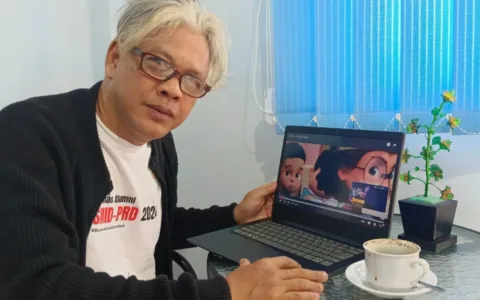 Jakarta - Aktivis sekaligus penggiat seni Revitryoso Husodo mengatakan bahwa film animasi Jumbo karya sutradara Ryan Adriandhy merupakan bukti bahwa Indonesia mampu menghasilkan karya animasi yang berkualitas tinggi. Menurut penggiat budaya tersebut Jumbo bukan sekadar film anak-anak, melainkan juga simbol dari kekuatan kreatif dan semangat gotong royong anak bangsa karena produksinya melibatkan banyak kreator. Ditambahkan Revitryoso Husodo aktvis yang juga seniman, dirinya mengapresiasi dan bangga terhadap Wakil Ketua DPR RI Sufmi Dasco yang ikut hadir dalam penayangan pertama film jumbo teresebut ini bukti kepedulianya dalam memajukan perfileman dan mendukung ekonomi kreatif. Apalagi Wakil Ketua DPR Sufmi Dasco Ahmad telah mengapresiasi film animasi Jumbo yang telah berhasil menarik perhatian lebih dari 1.606.462 penonton dalam tujuh hari sejak penayangan perdananya pada Selasa, 31 Maret 2025. Dasco mengajak masyarakat untuk terus mendukung industri perfilman Tanah Air, suksesnya film jumbo ini tidak lepas dari dukukungan pemerintah prabowo-Gibran khusnya Wakil ketua DPR RI Sufmi Dasco yang sudah mendukung perfilman indonesia. Keberhasilan ini tidak hanya mencerminkan antusiasme penonton domestik, tetapi juga membuka peluang bagi Jumbo untuk merambah pasar internasional. Film ini dijadwalkan tayang di 17 negara, termasuk 12 negara di Eropa, serta Turki, Mongolia, dan Rusia. Langkah ini menunjukkan bahwa karya anak bangsa mampu bersaing dan diterima di kancah global. Lebih dari sekadar hiburan, Jumbo menunjukkan bahwa sebuah karya besar lahir dari proses panjang, kolaborasi solid, dan dedikasi tinggi dari seluruh elemen yang terlibat. Kesuksesan film ini menjadi pengingat bahwa di balik layar lebar yang menghibur, ada tetesan keringat, jam-jam panjang tanpa lelah, dan ketekunan yang mungkin jarang terlihat namun sangat layak dihargai. Sejak awal, Jumbo bukan sekadar proyek hiburan. Film ini lahir dari gagasan besar tentang bagaimana cerita lokal bisa tampil megah tanpa kehilangan akar budaya. Visi inilah yang menjadi panduan utama seluruh proses kreatif, mulai dari penulisan naskah, desain karakter, hingga penyusunan adegan-adegan ikonik. “Proses produksinya yang memakan waktu hingga 5 tahun, dengan melibatkan ratusan kreator dari Sabang sampai Merauke, menunjukkan bahwa Indonesia punya kapasitas luar biasa dalam menghasilkan karya animasi yang berkualitas tinggi dan siap bersaing dengan film animasi global,” diungkpan revi. Jumbo yang telah ditonton oleh lebih dari satu juta penonton. Menurut dia, keberhasilan tersebut merupakan kebanggaan nasional dan tonggak penting industri perfilman kreatif dalam negeri. Jumbo mencerminkan potensi industri perfilman kreatif Indonesia yang berkembang pesat. Di sisi lain,sinergisitas para kreator lokal yang berasal dari berbagai daerah memperlihatkan semangat kolaborasi dan dedikasi dalam membangun kualitas konten. “Ini adalah bukti nyata bahwa talenta anak-anak muda Indonesia luar biasa cerdas dan pintar. Mereka tidak hanya mampu membuat karya untuk konsumsi lokal, tapi juga punya daya saing di tingkat internasional,” katanya. Dikatakan revi, antusiasme penonton yang tidak hanya dari kalangan anak-anak, tetapi juga dewasa menjadi tanda bahwa karya animasi Indonesia dapat menghibur sekaligus menghadirkan kedalaman cerita dan kualitas visual yang memikat. “Setelah saya menonton langsung, Jumbo adalah cerminan dari dedikasi dan semangat kegotongroyongan. Ini bukti bahwa ketika anak bangsa bersatu dan bekerja sama dengan visi yang sama, hasilnya bisa luar biasa. Film ini bukan hanya sukses di pasar, tapi juga sukses mengangkat derajat industri kreatif lokal,” tuturnya. Untuk itu, dia berharap kesuksesan Jumbo dapat menjadi inspirasi bagi generasi muda dan para kreator film di Tanah Air untuk terus berkarya dan membawa nama Indonesia ke panggung dunia. “Ini saatnya kita bangga dengan karya sendiri. Jumbo adalah contoh bahwa anak bangsa bisa jadi pemain utama di negeri sendiri, bahkan dunia,” jelas revi. Dipersembahkan oleh rumah produksi Visinema, film animasi Jumbo berkisah tentang anak bernama Don, diisi suara oleh Prince Poetiray dan Den Bagus Sasono, yang kerap merasa diremehkan teman-temannya. Film yang digarap Ryan Adriandhy bersama sekitar 420 kreator Indonesia selama lima tahun ini berhasil menarik total satu juta penonton pada Minggu (6/4) atau tujuh hari sejak penayangan perdananya pada 31 Maret 2025.