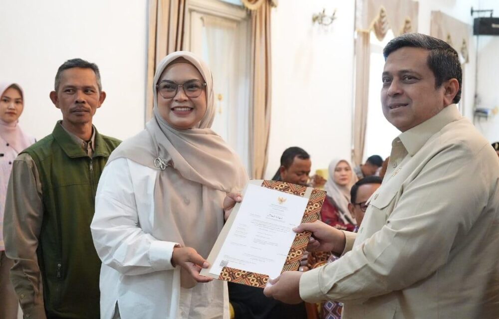 Jakarta - Badan Penyelenggara Jaminan Produk Halal (Bpjph) Republik Indonesia Kembali Membuka Kuota Sertifikasi Halal Gratis Atau Sehati Tahun 2025. Kuota Sebanyak 1 Juta Sertifikat Halal Gratis Tersebut Merupakan Bentuk Fasilitasi Pemerintah Bagi Pelaku Usaha Mikro Dan Kecil (Umk) Di Seluruh Indonesia Untuk Memperoleh Sertifikat Halal Melalui Pendampingan Sertifikasi Halal Dengan Skema Pernyataan Pelaku Usaha Atau Self Declare. Kepala Bpjph, Ahmad Haikal Hasan, Mengatakan Bahwa Pembukaan Kuota Sehati Tahun 2025 Merupakan Bagian Dari Strategi Pemerintah Dalam Medorong Sertifikasi Halal Produk Umk Agar Semakin Berdaya Saing Dan Kompetitif Di Pasaran, Baik Domestik Maupun Global. “Alhamdulillah, Mulai Hari Ini Pegiat Usaha Mikro Dan Kecil Sudah Bisa Kembali Mendaftar Produknya Untuk Disertifikasi Halal Secara Gratis Menggunakan Kuota Satu Juta Sertifikat Halal Gratis Yang Kami Siapkan Tahun Ini. Bagi Umk Yang Memenuhi Kriteria Sertifikasi Halal Self Declare Silahkan Bersegera Memanfaatkan Kesempatan Ini Dengan Sebaik-Baiknya,” Ungkap Kepala Bpjph Ahmad Haikal Hasan Di Jakarta, Jumat (11/4/2025). “Kami Juga Menyampaikan Terima Kasih Dan Apresiasi Yang Setinggi-Tingginya Kepada Bapak Presiden Prabowo Subianto Dan Juga Ibu Menteri Keuangan Atas Terwujudnya Program Sehati Tahun 2025 Ini, Sebagai Afirmasi Nyata Pemerintah Bagi Penguatan Sektor Umk Kita Yang Juga Memiliki Peran Penting Bagi Perekonomian Nasional Kita.&Quot; Lanjut Babe Haikal, Sapaan Akrabnya. Program Sehati Ini, Lanjut Babe Haikal, Dipastikan Memberikan Sejumlah Keuntungan Bagi Pelaku Umk Dalam Proses Sertifikasi Halal. Pertama, Umk Memperoleh Kemudahan Karena Mendapatkan Pendampingan Dari Para Pendamping Proses Produk Halal (P3H) Yang Saat Ini Berjumlah 115.450 Orang Yang Tersebar Di Seluruh Wilayah Indonesia. Kedua, Pelaku Umk Juga Tidak Perlu Mengeluarkan Biaya Sepeserpun Dari Proses Pengajuan Hingga Memperoleh Sertifikat Halal. Para Pelaku Umk Juga Menjadi Lebih Tertib Administrasi Dalam Menjalankan Usahanya. Dan Yang Tak Kalah Penting, Dengan Mendapatkan Sertifikat Halal, Maka Produk Umk Memiliki Nilai Tambah (Added Value) Secara Ekonomi. &Quot;Dengan Bersertifikat Halal, Maka Umk Kita Menjadi Lebih Tertib Halal, Yang Mana Ini Adalah Kunci Untuk Kita Menjadi Pusat Halal Dunia.&Quot; Tegas Babe Haikal. Lebih Lanjut, Deputi Bidang Registrasi Dan Sertifikasi Halal Bpjph, Mamat Salamet Burhanuddin, Menjelaskan Bahwa Pembukaan Kuota 1 Juta Sertifikat Halal Gratis Ini Dilakukan Dalam Beberapa Tahap. &Quot;Sebelumnya Telah Kami Buka Kuota Tanggal 19 Maret 2025 Sebanyak 50.000 Sertifikat, Hari Ini Atau Tanggal 11 April 2025 Kami Buka Kuota Sebanyak 470.000 Sertifikat Halal, Dan Sisa Kuota Selebihnya Akan Kembali Dibuka Dan Diinformasikan Lebih Lanjut.&Quot; Kata Mamat Salamet Burhanudin. Dibukanya Kuota Sehati 2025 Tersebut Juga Didukung Layanan Sertifikasi Halal Yang Berbasis Sistem Informasi Halal Atau Sihalal Yang Baru-Baru Ini Dilakukan Pembaruan Untuk Peningkatan Kapasitas Dan Performanya. “Kami Telah Melakukan Sejumlah Pembaruan Pada Sistem Sihalal. Evaluasi Tahap Uji Coba Menunjukkan Bahwa Dengan Pembaruan Sistem, Proses Pendaftaran Hingga Verifikasi Dapat Berjalan Lebih Cepat Dan Efisien.sebelumnya, Sebanyak 50.000 Kuota Telah Dibuka Pada Tahap Uji Coba Pada 19 Maret 2025 Yang Disambut Dengan Antusiasme Masyarakat, Di Mana Dalam Tiga Hari Kerja Saja Sebanyak 93% Kuota Telah Terserap.” Ujarnya. Mengoptimalkan Program Sehati, Bpjph Telah Berkoordinasi Dengan Lembaga Pendamping Proses Produk Halal (Lp3H) Di Seluruh Indonesia Agar Memedomani Keputusan Kepala Badan Nomor 8 Tahun 2024 Tentang Pedoman Pembinaan Lembaga Pendampingan Proses Produk Halal Dan Pendamping Proses Produk Halal. Selain Itu Bpjph Juga Telah Berkoordinasi Dengan Komite Fatwa Produk Halal Yang Dilibatkan Dalam Proses Bisnis Sertifikasi Halal Skema Self Declare. Langkah Ini Diharapkan Dapat Memperkuat Akurasi Data Pelaku Usaha Dan Mempercepat Penerbitan Sertifikat Halal. Bpjph Juga Telah Menerbitkan Manual Penggunaan Sihalal Untuk Memudahkan Para P3H Beradaptasi Dengan Fitur Sihalal Terbaru. Salah Satu Pendamping Pph Dari Lp3H Mathla’ul Anwar, Hadi Susilo, Mengatakan Bahwa Penyesuaian User Terhadap Tampilan Baru Sihalal Memang Menjadi Tantangan Awal. Namun Demikian, Setelah Memahami Alurnya, Proses Pengajuan Sertifikasi Dapat Berjalan Lebih Lancar. “Di Awal Uji Coba, Banyak Pendamping (Pph) Yang Perlu Beradaptasi Dengan Tampilan Baru Sihalal. Tapi Setelah Memahami Alurnya, Prosesnya Jadi Lebih Lancar. Kami Optimis Tahap Pembukaan (Kuota Sehati) Berikutnya Akan Berjalan Lebih Mulus,” Ujar Hadi Susilo Pendamping Pph Mathla’ul Anwar Yang Telah Mengajukan 382 Sertifikat Halal Pada Kuota Uji Coba Pada Bulan Maret Lalu. Pelaku Usaha Yang Ingin Mendapatkan Sertifikat Halal Melalui Program Sehati Ini Dapat Mendaftarkan Produknya Di Sihalal Melalui Ptsp.halal.go.id Dengan Mengikuti Panduan Dan Ketentuan Yang Berlaku, Sebagaimana Diatur Dalam Keputusan Kepala Bpjph Nomor 22 Tahun 2023 Tentang Perubahan Atas Keputusan Kepala Bpjph Nomor 150 Tahun 2022 Tentang Petunjuk Teknis Pendamping Proses Produk Halal Dalam Penentuan Kewajiban Bersertifikat Halal Bagi Pelaku Usaha Mikro Dan Kecil Yang Didasarkan Atas Pernyataan Pelaku Usaha, Yang Selengkapnya Dapat Diunduh Melalui Www.bpjph.halal.go.id.