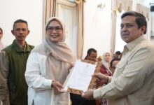 Jakarta - Badan Penyelenggara Jaminan Produk Halal (Bpjph) Republik Indonesia Kembali Membuka Kuota Sertifikasi Halal Gratis Atau Sehati Tahun 2025. Kuota Sebanyak 1 Juta Sertifikat Halal Gratis Tersebut Merupakan Bentuk Fasilitasi Pemerintah Bagi Pelaku Usaha Mikro Dan Kecil (Umk) Di Seluruh Indonesia Untuk Memperoleh Sertifikat Halal Melalui Pendampingan Sertifikasi Halal Dengan Skema Pernyataan Pelaku Usaha Atau Self Declare. Kepala Bpjph, Ahmad Haikal Hasan, Mengatakan Bahwa Pembukaan Kuota Sehati Tahun 2025 Merupakan Bagian Dari Strategi Pemerintah Dalam Medorong Sertifikasi Halal Produk Umk Agar Semakin Berdaya Saing Dan Kompetitif Di Pasaran, Baik Domestik Maupun Global. “Alhamdulillah, Mulai Hari Ini Pegiat Usaha Mikro Dan Kecil Sudah Bisa Kembali Mendaftar Produknya Untuk Disertifikasi Halal Secara Gratis Menggunakan Kuota Satu Juta Sertifikat Halal Gratis Yang Kami Siapkan Tahun Ini. Bagi Umk Yang Memenuhi Kriteria Sertifikasi Halal Self Declare Silahkan Bersegera Memanfaatkan Kesempatan Ini Dengan Sebaik-Baiknya,” Ungkap Kepala Bpjph Ahmad Haikal Hasan Di Jakarta, Jumat (11/4/2025). “Kami Juga Menyampaikan Terima Kasih Dan Apresiasi Yang Setinggi-Tingginya Kepada Bapak Presiden Prabowo Subianto Dan Juga Ibu Menteri Keuangan Atas Terwujudnya Program Sehati Tahun 2025 Ini, Sebagai Afirmasi Nyata Pemerintah Bagi Penguatan Sektor Umk Kita Yang Juga Memiliki Peran Penting Bagi Perekonomian Nasional Kita.&Amp;Quot; Lanjut Babe Haikal, Sapaan Akrabnya. Program Sehati Ini, Lanjut Babe Haikal, Dipastikan Memberikan Sejumlah Keuntungan Bagi Pelaku Umk Dalam Proses Sertifikasi Halal. Pertama, Umk Memperoleh Kemudahan Karena Mendapatkan Pendampingan Dari Para Pendamping Proses Produk Halal (P3H) Yang Saat Ini Berjumlah 115.450 Orang Yang Tersebar Di Seluruh Wilayah Indonesia. Kedua, Pelaku Umk Juga Tidak Perlu Mengeluarkan Biaya Sepeserpun Dari Proses Pengajuan Hingga Memperoleh Sertifikat Halal. Para Pelaku Umk Juga Menjadi Lebih Tertib Administrasi Dalam Menjalankan Usahanya. Dan Yang Tak Kalah Penting, Dengan Mendapatkan Sertifikat Halal, Maka Produk Umk Memiliki Nilai Tambah (Added Value) Secara Ekonomi. &Amp;Quot;Dengan Bersertifikat Halal, Maka Umk Kita Menjadi Lebih Tertib Halal, Yang Mana Ini Adalah Kunci Untuk Kita Menjadi Pusat Halal Dunia.&Amp;Quot; Tegas Babe Haikal. Lebih Lanjut, Deputi Bidang Registrasi Dan Sertifikasi Halal Bpjph, Mamat Salamet Burhanuddin, Menjelaskan Bahwa Pembukaan Kuota 1 Juta Sertifikat Halal Gratis Ini Dilakukan Dalam Beberapa Tahap. &Amp;Quot;Sebelumnya Telah Kami Buka Kuota Tanggal 19 Maret 2025 Sebanyak 50.000 Sertifikat, Hari Ini Atau Tanggal 11 April 2025 Kami Buka Kuota Sebanyak 470.000 Sertifikat Halal, Dan Sisa Kuota Selebihnya Akan Kembali Dibuka Dan Diinformasikan Lebih Lanjut.&Amp;Quot; Kata Mamat Salamet Burhanudin. Dibukanya Kuota Sehati 2025 Tersebut Juga Didukung Layanan Sertifikasi Halal Yang Berbasis Sistem Informasi Halal Atau Sihalal Yang Baru-Baru Ini Dilakukan Pembaruan Untuk Peningkatan Kapasitas Dan Performanya. “Kami Telah Melakukan Sejumlah Pembaruan Pada Sistem Sihalal. Evaluasi Tahap Uji Coba Menunjukkan Bahwa Dengan Pembaruan Sistem, Proses Pendaftaran Hingga Verifikasi Dapat Berjalan Lebih Cepat Dan Efisien.sebelumnya, Sebanyak 50.000 Kuota Telah Dibuka Pada Tahap Uji Coba Pada 19 Maret 2025 Yang Disambut Dengan Antusiasme Masyarakat, Di Mana Dalam Tiga Hari Kerja Saja Sebanyak 93% Kuota Telah Terserap.” Ujarnya. Mengoptimalkan Program Sehati, Bpjph Telah Berkoordinasi Dengan Lembaga Pendamping Proses Produk Halal (Lp3H) Di Seluruh Indonesia Agar Memedomani Keputusan Kepala Badan Nomor 8 Tahun 2024 Tentang Pedoman Pembinaan Lembaga Pendampingan Proses Produk Halal Dan Pendamping Proses Produk Halal. Selain Itu Bpjph Juga Telah Berkoordinasi Dengan Komite Fatwa Produk Halal Yang Dilibatkan Dalam Proses Bisnis Sertifikasi Halal Skema Self Declare. Langkah Ini Diharapkan Dapat Memperkuat Akurasi Data Pelaku Usaha Dan Mempercepat Penerbitan Sertifikat Halal. Bpjph Juga Telah Menerbitkan Manual Penggunaan Sihalal Untuk Memudahkan Para P3H Beradaptasi Dengan Fitur Sihalal Terbaru. Salah Satu Pendamping Pph Dari Lp3H Mathla’ul Anwar, Hadi Susilo, Mengatakan Bahwa Penyesuaian User Terhadap Tampilan Baru Sihalal Memang Menjadi Tantangan Awal. Namun Demikian, Setelah Memahami Alurnya, Proses Pengajuan Sertifikasi Dapat Berjalan Lebih Lancar. “Di Awal Uji Coba, Banyak Pendamping (Pph) Yang Perlu Beradaptasi Dengan Tampilan Baru Sihalal. Tapi Setelah Memahami Alurnya, Prosesnya Jadi Lebih Lancar. Kami Optimis Tahap Pembukaan (Kuota Sehati) Berikutnya Akan Berjalan Lebih Mulus,” Ujar Hadi Susilo Pendamping Pph Mathla’ul Anwar Yang Telah Mengajukan 382 Sertifikat Halal Pada Kuota Uji Coba Pada Bulan Maret Lalu. Pelaku Usaha Yang Ingin Mendapatkan Sertifikat Halal Melalui Program Sehati Ini Dapat Mendaftarkan Produknya Di Sihalal Melalui Ptsp.halal.go.id Dengan Mengikuti Panduan Dan Ketentuan Yang Berlaku, Sebagaimana Diatur Dalam Keputusan Kepala Bpjph Nomor 22 Tahun 2023 Tentang Perubahan Atas Keputusan Kepala Bpjph Nomor 150 Tahun 2022 Tentang Petunjuk Teknis Pendamping Proses Produk Halal Dalam Penentuan Kewajiban Bersertifikat Halal Bagi Pelaku Usaha Mikro Dan Kecil Yang Didasarkan Atas Pernyataan Pelaku Usaha, Yang Selengkapnya Dapat Diunduh Melalui Www.bpjph.halal.go.id.