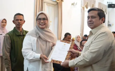 Jakarta - Badan Penyelenggara Jaminan Produk Halal (BPJPH) Republik Indonesia kembali membuka kuota Sertifikasi Halal Gratis atau SEHATI Tahun 2025. Kuota sebanyak 1 juta sertifikat halal gratis tersebut merupakan bentuk fasilitasi pemerintah bagi pelaku usaha mikro dan kecil (UMK) di seluruh Indonesia untuk memperoleh sertifikat halal melalui pendampingan sertifikasi halal dengan skema pernyataan pelaku usaha atau Self Declare. Kepala BPJPH, Ahmad Haikal Hasan, mengatakan bahwa pembukaan kuota SEHATI tahun 2025 merupakan bagian dari strategi pemerintah dalam medorong sertifikasi halal produk UMK agar semakin berdaya saing dan kompetitif di pasaran, baik domestik maupun global. “Alhamdulillah, mulai hari ini pegiat usaha mikro dan kecil sudah bisa kembali mendaftar produknya untuk disertifikasi halal secara gratis menggunakan kuota satu juta sertifikat halal gratis yang kami siapkan tahun ini. Bagi UMK yang memenuhi kriteria sertifikasi halal self declare silahkan bersegera memanfaatkan kesempatan ini dengan sebaik-baiknya,” ungkap Kepala BPJPH Ahmad Haikal Hasan di Jakarta, Jumat (11/4/2025). “Kami juga menyampaikan terima kasih dan apresiasi yang setinggi-tingginya kepada Bapak Presiden Prabowo Subianto dan juga Ibu Menteri Keuangan atas terwujudnya program SEHATI tahun 2025 ini, sebagai afirmasi nyata pemerintah bagi penguatan sektor UMK kita yang juga memiliki peran penting bagi perekonomian nasional kita." lanjut Babe Haikal, sapaan akrabnya. Program SEHATI ini, lanjut Babe Haikal, dipastikan memberikan sejumlah keuntungan bagi pelaku UMK dalam proses sertifikasi halal. Pertama, UMK memperoleh kemudahan karena mendapatkan pendampingan dari para Pendamping Proses Produk Halal (P3H) yang saat ini berjumlah 115.450 orang yang tersebar di seluruh wilayah Indonesia. Kedua, pelaku UMK juga tidak perlu mengeluarkan biaya sepeserpun dari proses pengajuan hingga memperoleh sertifikat halal. Para pelaku UMK juga menjadi lebih tertib administrasi dalam menjalankan usahanya. Dan yang tak kalah penting, dengan mendapatkan sertifikat halal, maka produk UMK memiliki nilai tambah (added value) secara ekonomi. "Dengan bersertifikat halal, maka UMK kita menjadi lebih tertib halal, yang mana ini adalah kunci untuk kita menjadi pusat halal dunia." tegas Babe Haikal. Lebih lanjut, Deputi Bidang Registrasi dan Sertifikasi Halal BPJPH, Mamat Salamet Burhanuddin, menjelaskan bahwa pembukaan kuota 1 juta sertifikat halal gratis ini dilakukan dalam beberapa tahap. "Sebelumnya telah kami buka kuota tanggal 19 Maret 2025 sebanyak 50.000 sertifikat, hari ini atau tanggal 11 April 2025 kami buka kuota sebanyak 470.000 sertifikat halal, dan sisa kuota selebihnya akan kembali dibuka dan diinformasikan lebih lanjut." kata Mamat Salamet Burhanudin. Dibukanya kuota SEHATI 2025 tersebut juga didukung layanan sertifikasi halal yang berbasis sistem informasi halal atau SIHALAL yang baru-baru ini dilakukan pembaruan untuk peningkatan kapasitas dan performanya. “Kami telah melakukan sejumlah pembaruan pada sistem SIHALAL. Evaluasi tahap uji coba menunjukkan bahwa dengan pembaruan sistem, proses pendaftaran hingga verifikasi dapat berjalan lebih cepat dan efisien.Sebelumnya, sebanyak 50.000 kuota telah dibuka pada tahap uji coba pada 19 Maret 2025 yang disambut dengan antusiasme masyarakat, di mana dalam tiga hari kerja saja sebanyak 93% kuota telah terserap.” ujarnya. Mengoptimalkan program SEHATI, BPJPH telah berkoordinasi dengan Lembaga Pendamping Proses Produk Halal (LP3H) di seluruh Indonesia agar memedomani Keputusan Kepala Badan Nomor 8 Tahun 2024 tentang Pedoman Pembinaan Lembaga Pendampingan Proses Produk Halal dan pendamping Proses Produk Halal. Selain itu BPJPH juga telah berkoordinasi dengan Komite Fatwa Produk Halal yang dilibatkan dalam proses bisnis sertifikasi halal skema self declare. Langkah ini diharapkan dapat memperkuat akurasi data pelaku usaha dan mempercepat penerbitan sertifikat halal. BPJPH juga telah menerbitkan manual penggunaan SIHALAL untuk memudahkan para P3H beradaptasi dengan fitur SIHALAL terbaru. Salah satu Pendamping PPH dari LP3H Mathla’ul Anwar, Hadi Susilo, mengatakan bahwa penyesuaian user terhadap tampilan baru SIHALAL memang menjadi tantangan awal. Namun demikian, setelah memahami alurnya, proses pengajuan sertifikasi dapat berjalan lebih lancar. “Di awal uji coba, banyak pendamping (PPH) yang perlu beradaptasi dengan tampilan baru SIHALAL. Tapi setelah memahami alurnya, prosesnya jadi lebih lancar. Kami optimis tahap pembukaan (kuota SEHATI) berikutnya akan berjalan lebih mulus,” ujar Hadi Susilo Pendamping PPH Mathla’ul Anwar yang telah mengajukan 382 sertifikat halal pada kuota uji coba pada bulan Maret lalu. Pelaku usaha yang ingin mendapatkan sertifikat halal melalui program SEHATI ini dapat mendaftarkan produknya di SIHALAL melalui ptsp.halal.go.id dengan mengikuti panduan dan ketentuan yang berlaku, sebagaimana diatur dalam Keputusan Kepala BPJPH Nomor 22 Tahun 2023 tentang Perubahan atas Keputusan Kepala BPJPH Nomor 150 Tahun 2022 tentang Petunjuk Teknis Pendamping Proses Produk Halal dalam Penentuan Kewajiban Bersertifikat Halal bagi Pelaku Usaha Mikro dan Kecil yang Didasarkan atas Pernyataan Pelaku Usaha, yang selengkapnya dapat diunduh melalui www.bpjph.halal.go.id.