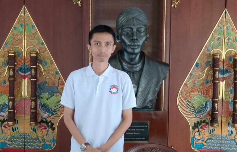 Jakarta – Peneliti Independen Bidang Pertahanan Dan Keamanan, Ario Seno, Menyatakan Mendukung Penuh Transformasi Dewan Ketahanan Nasional (Wantannas) Menjadi Dewan Pertahanan Nasional (Dpn). Pernyataan Ini Ia Sampaikan Di Sela-Sela Kegiatan Wisata Edukasi Lorong Sejarah Kemhan Yang Diadakan Di Gedung Jenderal Sudirman Di Kompleks Kantor Kementerian Pertahanan (Kemhan) Di Jalan Medan Merdeka Barat No. 13-14,  Jakarta Pusat 12 April 2025. Dalam Kegiatan Tersebut, Pria Yang Memiliki Nama Lengkap Pratondo Ario Seno Sudiro, S.si., M.han., Cishr. Ini Menyatakan Bahwa Transformasi Wantannas Menjadi Dpn Merupakan Langkah Strategis Pemerintah Yang Positif Dalam Mengimplementasikan Reformasi Birokrasi Dan Efisiensi Anggaran. “Selama Ini Wantannas Menjadi Lembaga Negara Independen Yang ‘Hidup Segan Mati Tak Mau’. Itu Bukan Kata Saya Lho, Tapi Kata Beberapa Kolega Dan Senior Saya Yang Pernah Berinteraksi Dengan Lembaga Tersebut. Kalau Ada Lembaga Yang ‘Hidup Segan Mati Tak Mau’, Faktor Utamanya Pasti Karena Tugas Dan Fungsinya ‘Overlapping’ Dengan Lembaga Lainnya. Wantannas Ini Kan ‘Overlapping’ Dengan Lemhannas (Lembaga Ketahanan Nasional) Karena Sama-Sama Memakai Nomenklatur ‘Ketahanan’, Bahkan Juga Dengan Kemhan Itu Sendiri. Dengan Bertransformasi Menjadi Dpn, Lembaga Ini Berada Di Bawah Naungan Kemhan, Yang Dipastikan Dengan Dilantiknya Menhan Sebagai Ketua Harian Dpn Dan Wamenhan Sebagai Sekretaris Dpn. Saya Mengapresiasi Semangat Pemerintah Ini Untuk Mewujudkan Reformasi Birokrasi Dan Efisiensi Anggaran. Di Tengah Kritikan Dari Masyarakat Terkait Birokrasi Yang ‘Menggemuk’ Dan Program Efisiensi Anggaran Yang Dinilai Hanya Menguntungkan Beberapa Pihak, Nyatanya Pemerintah Telah Mengambil Langkah Positif Sebagai Bentuk Wujud Dua Program Tersebut, Yaitu Dengan Mentransformasi Wantannas Menjadi Dpn. Saya Juga Mengapresiasi Wantannas Yang Menunjukkan Kesiapan Bertransformasi Menjadi Dpn, Yang Berarti Mendukung Kedua Program Pemerintah Tersebut, Bukannya Malah Resisten Dengan Menerbitkan Pp-Pp Tandingan,” Jelas Pria Yang Juga Memiliki Hobi Menyelam Tersebut. Sebagaimana Telah Diketahui, Transformasi Ini Ditandai Dengan Seremonial Pengalihan Sekretariat Wantannas Kepada Kemhan Yang Berlangsung Di Aula Bhinneka Tunggal Ika, Kemhan, Pada Hari Kamis Tanggal 10 April 2025 Yang Lalu. Kebetulan Wawancara Ini Juga Berlangsung Di Depan Aula Tersebut. “Saya Juga Mengapresiasi Prosesnya Yang Runut Dan Cepat Serta Tepat Hasil. Mulai Dari Terbitnya Perpres No. 202 Tahun 2024 Tentang Dewan Pertahanan Nasional Pada 14 Desember 2024, Lalu Dilantiknya Menhan Sebagai Ketua Harian Dan Wamenhan Sebagai Sekretaris Pada 16 Desember 2024, Kemudian Dilaksanakannya Sidang Perdana Dpn Pada 7 Februari 2025, Sampai Pengalihan Sekretariat Wantannas Kepada Kemhan Yang Menandai Resminya Transformasi Wantannas Menjadi Dpn Pada 10 April Kemarin. Seluruh Prosesnya Berjalan Runut Dan Tepat Sasaran,” Tambahnya. Hingga Bertransformasi Menjadi Dpn, Wantannas Memiliki 108 Personel Yang Terdiri Dari 30 Personel Tni Dan 78 Personel Asn. Setelah Bertransformasi, Dikabarkan Ada Sebagian Personel Tni Yang Akan Dikembalikan Ke Satuan Asalnya. Hal Itu Menunjukkan Kepada Masyarakat Bahwa Di Tengah Menghangatnya Isu Revisi Uu Tni Yang Dipandang Sebagai Upaya Menghidupkan Kembali Dwifungsi, Nyatanya Pemerintah Masih Menjunjung Tinggi Supremasi Sipil Bahkan Pada Instansi Yang Jelas Beririsan Dengan Tni. Sebagai Seorang Peneliti, Ario Seno Juga Menyatakan Kesediaannya Apabila Ditarik Menjadi Tenaga Ahli Dalam Dpn Nantinya. “Sebagai Seorang Peneliti Kami Dibekali Kemampuan Memprediksi Masa Depan Berdasarkan Data Dan Informasi Dari Masa Kini Maupun Masa Lalu. Berbekal Kemampuan Tersebut, Saya Memprediksi Dpn Ini Akan Memegang Peranan Vital Dalam Pembangunan Sistem Pertahanan Negara Ini Nantinya Terutama Dalam Mewujudkan Sistem Pertahanan Semesta Sebagaimana Diamanatkan Oleh Uud 1945. Dalam Pasal 3 Perpres No. 202 Tahun 2024, Dpn Menyelenggarakan Fungsi Utama ‘Menyusun Kebijakan Terpadu Pertahanan Negara, Sebagai Pedoman Kementerian Lembaga Dan Masyarakat Dalam Melaksanakan Tugas Dan Tanggung Jawab Masing-Masing Untuk Mendukung Penyelenggaraan Pertahanan Negara’. Artinya Dpn Memiliki Tanggung Jawab Menyusun Ulang Buku Putih Pertahanan Indonesia Yang Sudah Ketinggalan Zaman. Bayangkan Buku Itu Disusun Tahun 2015 Dan Belum Pernah Direvisi Sampai Detik Ini, Sedangkan Dinamika Ancaman Dan Strategi Senantiasa Berubah Dinamis Mengikuti Perkembangan Geopolitik, Geostrategi, Dan Geoekonomi Dunia. Dengan Demikian Dpn Akan Menjadi ‘Think Tank’ Bagi Kemhan Dalam Menyusun Buku Tersebut Yang Tentu Saja Akan Menghimpun Seluruh Tenaga Ahli Ilmu Pertahanan Ke Dalamnya. Saya Sebagai Seorang Kader Bela Negara Merasa Terpanggil Untuk Mengamalkan Ilmu Dan Keterampilan Yang Saya Peroleh Semasa Menjalani Pendidikan Di Program Magister Unhan Ri Dan Saya Siap Berdarma Bakti Kepada Instansi Yang Membesarkan Saya, Yaitu Kemhan, Sebagai Tenaga Ahli Di Dpn. Sebelum Panggilan Itu Datang, Saya Sudah Nyatakan Saya Siap!” Demikian Pungkas Pria Yang Merupakan Alumni Program Magister Unhan Ri Cohort Xii Ini Saat Beranjak Meninggalkan Gedung Jenderal Sudirman, Kemhan.