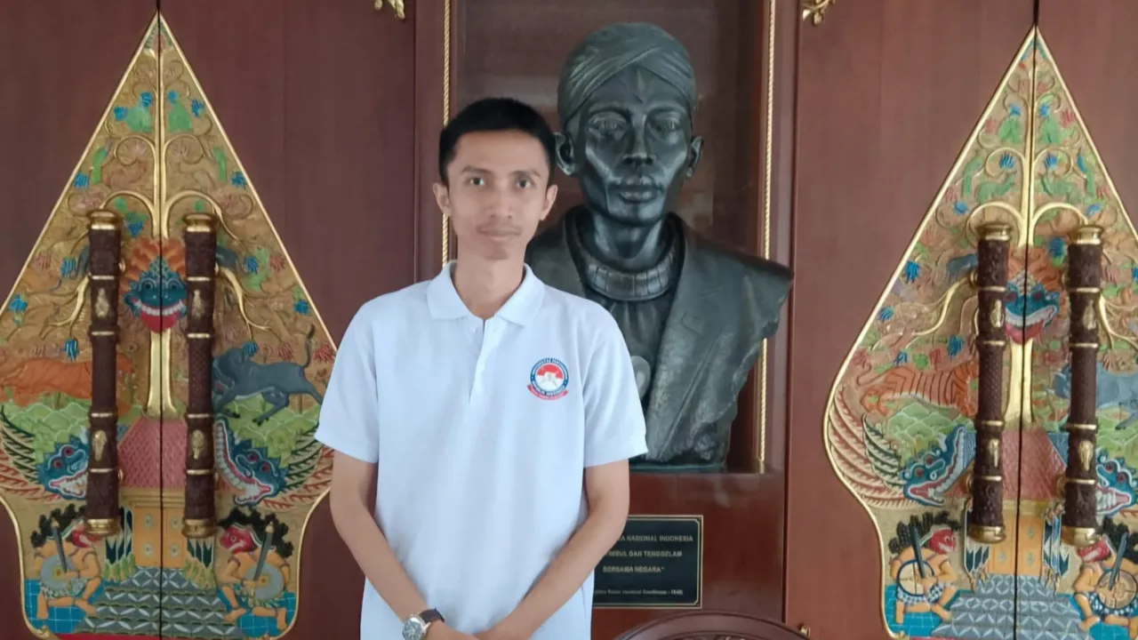 Jakarta – Peneliti Independen bidang Pertahanan dan Keamanan, Ario Seno, menyatakan mendukung penuh transformasi Dewan Ketahanan Nasional (Wantannas) menjadi Dewan Pertahanan Nasional (DPN). Pernyataan ini ia sampaikan di sela-sela kegiatan Wisata Edukasi Lorong Sejarah Kemhan yang diadakan di Gedung Jenderal Sudirman di kompleks Kantor Kementerian Pertahanan (Kemhan) di Jalan Medan Merdeka Barat No. 13-14,  Jakarta Pusat 12 April 2025. Dalam kegiatan tersebut, pria yang memiliki nama lengkap Pratondo Ario Seno Sudiro, S.Si., M.Han., CISHR. ini menyatakan bahwa transformasi Wantannas menjadi DPN merupakan langkah strategis pemerintah yang positif dalam mengimplementasikan reformasi birokrasi dan efisiensi anggaran. “Selama ini Wantannas menjadi lembaga negara independen yang ‘hidup segan mati tak mau’. Itu bukan kata saya lho, tapi kata beberapa kolega dan senior saya yang pernah berinteraksi dengan lembaga tersebut. Kalau ada lembaga yang ‘hidup segan mati tak mau’, faktor utamanya pasti karena tugas dan fungsinya ‘overlapping’ dengan lembaga lainnya. Wantannas ini kan ‘overlapping’ dengan Lemhannas (Lembaga Ketahanan Nasional) karena sama-sama memakai nomenklatur ‘Ketahanan’, bahkan juga dengan Kemhan itu sendiri. Dengan bertransformasi menjadi DPN, lembaga ini berada di bawah naungan Kemhan, yang dipastikan dengan dilantiknya Menhan sebagai Ketua Harian DPN dan Wamenhan sebagai Sekretaris DPN. Saya mengapresiasi semangat pemerintah ini untuk mewujudkan reformasi birokrasi dan efisiensi anggaran. Di tengah kritikan dari masyarakat terkait birokrasi yang ‘menggemuk’ dan program efisiensi anggaran yang dinilai hanya menguntungkan beberapa pihak, nyatanya pemerintah telah mengambil langkah positif sebagai bentuk wujud dua program tersebut, yaitu dengan mentransformasi Wantannas menjadi DPN. Saya juga mengapresiasi Wantannas yang menunjukkan kesiapan bertransformasi menjadi DPN, yang berarti mendukung kedua program pemerintah tersebut, bukannya malah resisten dengan menerbitkan PP-PP tandingan,” jelas pria yang juga memiliki hobi menyelam tersebut. Sebagaimana telah diketahui, transformasi ini ditandai dengan seremonial Pengalihan Sekretariat Wantannas kepada Kemhan yang berlangsung di aula Bhinneka Tunggal Ika, Kemhan, pada hari Kamis tanggal 10 April 2025 yang lalu. Kebetulan wawancara ini juga berlangsung di depan aula tersebut. “Saya juga mengapresiasi prosesnya yang runut dan cepat serta tepat hasil. Mulai dari terbitnya Perpres No. 202 Tahun 2024 tentang Dewan Pertahanan Nasional pada 14 Desember 2024, lalu dilantiknya Menhan sebagai Ketua Harian dan Wamenhan sebagai Sekretaris pada 16 Desember 2024, kemudian dilaksanakannya Sidang Perdana DPN pada 7 Februari 2025, sampai pengalihan Sekretariat Wantannas kepada Kemhan yang menandai resminya transformasi Wantannas menjadi DPN pada 10 April kemarin. Seluruh prosesnya berjalan runut dan tepat sasaran,” tambahnya. Hingga bertransformasi menjadi DPN, Wantannas memiliki 108 personel yang terdiri dari 30 personel TNI dan 78 personel ASN. Setelah bertransformasi, dikabarkan ada sebagian personel TNI yang akan dikembalikan ke satuan asalnya. Hal itu menunjukkan kepada masyarakat bahwa di tengah menghangatnya isu Revisi UU TNI yang dipandang sebagai upaya menghidupkan kembali Dwifungsi, nyatanya pemerintah masih menjunjung tinggi supremasi sipil bahkan pada instansi yang jelas beririsan dengan TNI. Sebagai seorang peneliti, Ario Seno juga menyatakan kesediaannya apabila ditarik menjadi Tenaga Ahli dalam DPN nantinya. “Sebagai seorang peneliti kami dibekali kemampuan memprediksi masa depan berdasarkan data dan informasi dari masa kini maupun masa lalu. Berbekal kemampuan tersebut, saya memprediksi DPN ini akan memegang peranan vital dalam pembangunan sistem pertahanan negara ini nantinya terutama dalam mewujudkan Sistem Pertahanan Semesta sebagaimana diamanatkan oleh UUD 1945. Dalam Pasal 3 Perpres No. 202 Tahun 2024, DPN menyelenggarakan fungsi utama ‘menyusun kebijakan terpadu pertahanan negara, sebagai pedoman kementerian lembaga dan masyarakat dalam melaksanakan tugas dan tanggung jawab masing-masing untuk mendukung penyelenggaraan pertahanan negara’. Artinya DPN memiliki tanggung jawab menyusun ulang Buku Putih Pertahanan Indonesia yang sudah ketinggalan zaman. Bayangkan buku itu disusun tahun 2015 dan belum pernah direvisi sampai detik ini, sedangkan dinamika ancaman dan strategi senantiasa berubah dinamis mengikuti perkembangan geopolitik, geostrategi, dan geoekonomi dunia. Dengan demikian DPN akan menjadi ‘think tank’ bagi Kemhan dalam menyusun buku tersebut yang tentu saja akan menghimpun seluruh tenaga ahli ilmu pertahanan ke dalamnya. Saya sebagai seorang Kader Bela Negara merasa terpanggil untuk mengamalkan ilmu dan keterampilan yang saya peroleh semasa menjalani pendidikan di program magister UNHAN RI dan saya siap berdarma bakti kepada instansi yang membesarkan saya, yaitu Kemhan, sebagai Tenaga Ahli di DPN. Sebelum panggilan itu datang, saya sudah nyatakan saya siap!” Demikian pungkas pria yang merupakan alumni program magister UNHAN RI Cohort XII ini saat beranjak meninggalkan Gedung Jenderal Sudirman, Kemhan.