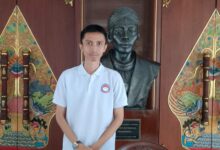 Jakarta – Peneliti Independen Bidang Pertahanan Dan Keamanan, Ario Seno, Menyatakan Mendukung Penuh Transformasi Dewan Ketahanan Nasional (Wantannas) Menjadi Dewan Pertahanan Nasional (Dpn). Pernyataan Ini Ia Sampaikan Di Sela-Sela Kegiatan Wisata Edukasi Lorong Sejarah Kemhan Yang Diadakan Di Gedung Jenderal Sudirman Di Kompleks Kantor Kementerian Pertahanan (Kemhan) Di Jalan Medan Merdeka Barat No. 13-14,  Jakarta Pusat 12 April 2025. Dalam Kegiatan Tersebut, Pria Yang Memiliki Nama Lengkap Pratondo Ario Seno Sudiro, S.si., M.han., Cishr. Ini Menyatakan Bahwa Transformasi Wantannas Menjadi Dpn Merupakan Langkah Strategis Pemerintah Yang Positif Dalam Mengimplementasikan Reformasi Birokrasi Dan Efisiensi Anggaran. “Selama Ini Wantannas Menjadi Lembaga Negara Independen Yang ‘Hidup Segan Mati Tak Mau’. Itu Bukan Kata Saya Lho, Tapi Kata Beberapa Kolega Dan Senior Saya Yang Pernah Berinteraksi Dengan Lembaga Tersebut. Kalau Ada Lembaga Yang ‘Hidup Segan Mati Tak Mau’, Faktor Utamanya Pasti Karena Tugas Dan Fungsinya ‘Overlapping’ Dengan Lembaga Lainnya. Wantannas Ini Kan ‘Overlapping’ Dengan Lemhannas (Lembaga Ketahanan Nasional) Karena Sama-Sama Memakai Nomenklatur ‘Ketahanan’, Bahkan Juga Dengan Kemhan Itu Sendiri. Dengan Bertransformasi Menjadi Dpn, Lembaga Ini Berada Di Bawah Naungan Kemhan, Yang Dipastikan Dengan Dilantiknya Menhan Sebagai Ketua Harian Dpn Dan Wamenhan Sebagai Sekretaris Dpn. Saya Mengapresiasi Semangat Pemerintah Ini Untuk Mewujudkan Reformasi Birokrasi Dan Efisiensi Anggaran. Di Tengah Kritikan Dari Masyarakat Terkait Birokrasi Yang ‘Menggemuk’ Dan Program Efisiensi Anggaran Yang Dinilai Hanya Menguntungkan Beberapa Pihak, Nyatanya Pemerintah Telah Mengambil Langkah Positif Sebagai Bentuk Wujud Dua Program Tersebut, Yaitu Dengan Mentransformasi Wantannas Menjadi Dpn. Saya Juga Mengapresiasi Wantannas Yang Menunjukkan Kesiapan Bertransformasi Menjadi Dpn, Yang Berarti Mendukung Kedua Program Pemerintah Tersebut, Bukannya Malah Resisten Dengan Menerbitkan Pp-Pp Tandingan,” Jelas Pria Yang Juga Memiliki Hobi Menyelam Tersebut. Sebagaimana Telah Diketahui, Transformasi Ini Ditandai Dengan Seremonial Pengalihan Sekretariat Wantannas Kepada Kemhan Yang Berlangsung Di Aula Bhinneka Tunggal Ika, Kemhan, Pada Hari Kamis Tanggal 10 April 2025 Yang Lalu. Kebetulan Wawancara Ini Juga Berlangsung Di Depan Aula Tersebut. “Saya Juga Mengapresiasi Prosesnya Yang Runut Dan Cepat Serta Tepat Hasil. Mulai Dari Terbitnya Perpres No. 202 Tahun 2024 Tentang Dewan Pertahanan Nasional Pada 14 Desember 2024, Lalu Dilantiknya Menhan Sebagai Ketua Harian Dan Wamenhan Sebagai Sekretaris Pada 16 Desember 2024, Kemudian Dilaksanakannya Sidang Perdana Dpn Pada 7 Februari 2025, Sampai Pengalihan Sekretariat Wantannas Kepada Kemhan Yang Menandai Resminya Transformasi Wantannas Menjadi Dpn Pada 10 April Kemarin. Seluruh Prosesnya Berjalan Runut Dan Tepat Sasaran,” Tambahnya. Hingga Bertransformasi Menjadi Dpn, Wantannas Memiliki 108 Personel Yang Terdiri Dari 30 Personel Tni Dan 78 Personel Asn. Setelah Bertransformasi, Dikabarkan Ada Sebagian Personel Tni Yang Akan Dikembalikan Ke Satuan Asalnya. Hal Itu Menunjukkan Kepada Masyarakat Bahwa Di Tengah Menghangatnya Isu Revisi Uu Tni Yang Dipandang Sebagai Upaya Menghidupkan Kembali Dwifungsi, Nyatanya Pemerintah Masih Menjunjung Tinggi Supremasi Sipil Bahkan Pada Instansi Yang Jelas Beririsan Dengan Tni. Sebagai Seorang Peneliti, Ario Seno Juga Menyatakan Kesediaannya Apabila Ditarik Menjadi Tenaga Ahli Dalam Dpn Nantinya. “Sebagai Seorang Peneliti Kami Dibekali Kemampuan Memprediksi Masa Depan Berdasarkan Data Dan Informasi Dari Masa Kini Maupun Masa Lalu. Berbekal Kemampuan Tersebut, Saya Memprediksi Dpn Ini Akan Memegang Peranan Vital Dalam Pembangunan Sistem Pertahanan Negara Ini Nantinya Terutama Dalam Mewujudkan Sistem Pertahanan Semesta Sebagaimana Diamanatkan Oleh Uud 1945. Dalam Pasal 3 Perpres No. 202 Tahun 2024, Dpn Menyelenggarakan Fungsi Utama ‘Menyusun Kebijakan Terpadu Pertahanan Negara, Sebagai Pedoman Kementerian Lembaga Dan Masyarakat Dalam Melaksanakan Tugas Dan Tanggung Jawab Masing-Masing Untuk Mendukung Penyelenggaraan Pertahanan Negara’. Artinya Dpn Memiliki Tanggung Jawab Menyusun Ulang Buku Putih Pertahanan Indonesia Yang Sudah Ketinggalan Zaman. Bayangkan Buku Itu Disusun Tahun 2015 Dan Belum Pernah Direvisi Sampai Detik Ini, Sedangkan Dinamika Ancaman Dan Strategi Senantiasa Berubah Dinamis Mengikuti Perkembangan Geopolitik, Geostrategi, Dan Geoekonomi Dunia. Dengan Demikian Dpn Akan Menjadi ‘Think Tank’ Bagi Kemhan Dalam Menyusun Buku Tersebut Yang Tentu Saja Akan Menghimpun Seluruh Tenaga Ahli Ilmu Pertahanan Ke Dalamnya. Saya Sebagai Seorang Kader Bela Negara Merasa Terpanggil Untuk Mengamalkan Ilmu Dan Keterampilan Yang Saya Peroleh Semasa Menjalani Pendidikan Di Program Magister Unhan Ri Dan Saya Siap Berdarma Bakti Kepada Instansi Yang Membesarkan Saya, Yaitu Kemhan, Sebagai Tenaga Ahli Di Dpn. Sebelum Panggilan Itu Datang, Saya Sudah Nyatakan Saya Siap!” Demikian Pungkas Pria Yang Merupakan Alumni Program Magister Unhan Ri Cohort Xii Ini Saat Beranjak Meninggalkan Gedung Jenderal Sudirman, Kemhan.