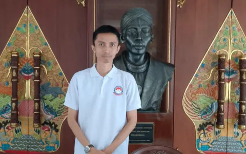 Jakarta – Peneliti Independen bidang Pertahanan dan Keamanan, Ario Seno, menyatakan mendukung penuh transformasi Dewan Ketahanan Nasional (Wantannas) menjadi Dewan Pertahanan Nasional (DPN). Pernyataan ini ia sampaikan di sela-sela kegiatan Wisata Edukasi Lorong Sejarah Kemhan yang diadakan di Gedung Jenderal Sudirman di kompleks Kantor Kementerian Pertahanan (Kemhan) di Jalan Medan Merdeka Barat No. 13-14,  Jakarta Pusat 12 April 2025. Dalam kegiatan tersebut, pria yang memiliki nama lengkap Pratondo Ario Seno Sudiro, S.Si., M.Han., CISHR. ini menyatakan bahwa transformasi Wantannas menjadi DPN merupakan langkah strategis pemerintah yang positif dalam mengimplementasikan reformasi birokrasi dan efisiensi anggaran. “Selama ini Wantannas menjadi lembaga negara independen yang ‘hidup segan mati tak mau’. Itu bukan kata saya lho, tapi kata beberapa kolega dan senior saya yang pernah berinteraksi dengan lembaga tersebut. Kalau ada lembaga yang ‘hidup segan mati tak mau’, faktor utamanya pasti karena tugas dan fungsinya ‘overlapping’ dengan lembaga lainnya. Wantannas ini kan ‘overlapping’ dengan Lemhannas (Lembaga Ketahanan Nasional) karena sama-sama memakai nomenklatur ‘Ketahanan’, bahkan juga dengan Kemhan itu sendiri. Dengan bertransformasi menjadi DPN, lembaga ini berada di bawah naungan Kemhan, yang dipastikan dengan dilantiknya Menhan sebagai Ketua Harian DPN dan Wamenhan sebagai Sekretaris DPN. Saya mengapresiasi semangat pemerintah ini untuk mewujudkan reformasi birokrasi dan efisiensi anggaran. Di tengah kritikan dari masyarakat terkait birokrasi yang ‘menggemuk’ dan program efisiensi anggaran yang dinilai hanya menguntungkan beberapa pihak, nyatanya pemerintah telah mengambil langkah positif sebagai bentuk wujud dua program tersebut, yaitu dengan mentransformasi Wantannas menjadi DPN. Saya juga mengapresiasi Wantannas yang menunjukkan kesiapan bertransformasi menjadi DPN, yang berarti mendukung kedua program pemerintah tersebut, bukannya malah resisten dengan menerbitkan PP-PP tandingan,” jelas pria yang juga memiliki hobi menyelam tersebut. Sebagaimana telah diketahui, transformasi ini ditandai dengan seremonial Pengalihan Sekretariat Wantannas kepada Kemhan yang berlangsung di aula Bhinneka Tunggal Ika, Kemhan, pada hari Kamis tanggal 10 April 2025 yang lalu. Kebetulan wawancara ini juga berlangsung di depan aula tersebut. “Saya juga mengapresiasi prosesnya yang runut dan cepat serta tepat hasil. Mulai dari terbitnya Perpres No. 202 Tahun 2024 tentang Dewan Pertahanan Nasional pada 14 Desember 2024, lalu dilantiknya Menhan sebagai Ketua Harian dan Wamenhan sebagai Sekretaris pada 16 Desember 2024, kemudian dilaksanakannya Sidang Perdana DPN pada 7 Februari 2025, sampai pengalihan Sekretariat Wantannas kepada Kemhan yang menandai resminya transformasi Wantannas menjadi DPN pada 10 April kemarin. Seluruh prosesnya berjalan runut dan tepat sasaran,” tambahnya. Hingga bertransformasi menjadi DPN, Wantannas memiliki 108 personel yang terdiri dari 30 personel TNI dan 78 personel ASN. Setelah bertransformasi, dikabarkan ada sebagian personel TNI yang akan dikembalikan ke satuan asalnya. Hal itu menunjukkan kepada masyarakat bahwa di tengah menghangatnya isu Revisi UU TNI yang dipandang sebagai upaya menghidupkan kembali Dwifungsi, nyatanya pemerintah masih menjunjung tinggi supremasi sipil bahkan pada instansi yang jelas beririsan dengan TNI. Sebagai seorang peneliti, Ario Seno juga menyatakan kesediaannya apabila ditarik menjadi Tenaga Ahli dalam DPN nantinya. “Sebagai seorang peneliti kami dibekali kemampuan memprediksi masa depan berdasarkan data dan informasi dari masa kini maupun masa lalu. Berbekal kemampuan tersebut, saya memprediksi DPN ini akan memegang peranan vital dalam pembangunan sistem pertahanan negara ini nantinya terutama dalam mewujudkan Sistem Pertahanan Semesta sebagaimana diamanatkan oleh UUD 1945. Dalam Pasal 3 Perpres No. 202 Tahun 2024, DPN menyelenggarakan fungsi utama ‘menyusun kebijakan terpadu pertahanan negara, sebagai pedoman kementerian lembaga dan masyarakat dalam melaksanakan tugas dan tanggung jawab masing-masing untuk mendukung penyelenggaraan pertahanan negara’. Artinya DPN memiliki tanggung jawab menyusun ulang Buku Putih Pertahanan Indonesia yang sudah ketinggalan zaman. Bayangkan buku itu disusun tahun 2015 dan belum pernah direvisi sampai detik ini, sedangkan dinamika ancaman dan strategi senantiasa berubah dinamis mengikuti perkembangan geopolitik, geostrategi, dan geoekonomi dunia. Dengan demikian DPN akan menjadi ‘think tank’ bagi Kemhan dalam menyusun buku tersebut yang tentu saja akan menghimpun seluruh tenaga ahli ilmu pertahanan ke dalamnya. Saya sebagai seorang Kader Bela Negara merasa terpanggil untuk mengamalkan ilmu dan keterampilan yang saya peroleh semasa menjalani pendidikan di program magister UNHAN RI dan saya siap berdarma bakti kepada instansi yang membesarkan saya, yaitu Kemhan, sebagai Tenaga Ahli di DPN. Sebelum panggilan itu datang, saya sudah nyatakan saya siap!” Demikian pungkas pria yang merupakan alumni program magister UNHAN RI Cohort XII ini saat beranjak meninggalkan Gedung Jenderal Sudirman, Kemhan.