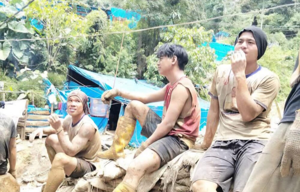 Jakarta - Presiden Prabowo Subianto Geram Karena Masih Banyak Ditemui Pertambangan Ilegal Di Dalam Negeri Hingga Penyelundupan Emas Yang Dilakukan Pihak-Pihak Tak Bertanggung Jawab. Menurut Prabowo, Itu Adalah Salah Satu Tantangan Dalam Mengelola Sumber Daya Alam Negeri Yang Berlimpah. &Quot;Masih Terdapat Beberapa Penyimpangan-Penyimpangan, Ada Illegal Mining Di Mana-Mana, Ada Penyelundupan Mas Ke Luar Negeri Tanpa Melalui Proses Yang Benar,&Quot; Ujar Prabowo Saat Meresmikan Pabrik Emas Freeport Di Gresik, Jawa Timur, Senin (17/3). Kepala Negara Ini Menegaskan Bahwa Tindakan Tersebut Sangat Merugikan Negara Sehingga Perlu Dibasmi. &Quot;Ini Merugikan Negara Bangsa Dan Rakyat Dan Ini Akan Kita Tindak, Akan Kita Telusuri. Kita Harus Terus Menerus Memberantas Segala Penyimpangan, Penyelundupan Ke Luar Indonesia Merugikan Penerimaan Kita, Penyelundupan Barang Luar Ke Indonesia Juga Mengancam Industri Kita, Mengancam Pekerjaan Ratusan Ribu Rakyat Kita,&Quot; Jelasnya. Berbeda Dengan Seorang Wartawan Yang Mengalami Penganiayaan Diduga Dilakukan Oleh Boss Tambang Ilegal (Peti) Di Lokasi Tambang Desa Tangga Bosi Bukit Siayo, Kabupaten Mandailing Natal Sumatra Utara Pada Tahun 2022 15 April 2025. Sampai 2025 Sekarang Belum Mendapatkan Keadilan Di Mana Pelaku Penganiayaan Masih Bebas Berkeliaran Di Lokasi Tambang Ilegal. &Quot; Saya Kira Pelaku Kebal Hukum Dan Polda Sumatra Utara Dan Polres Madina Sektor Polsek Siabu Tidak Patuh Atas Perintaj Presiden Prabowo Dimana Tambang Ilegal Harus Di Basmi Agar Tidak Merugikan Negara Hingga Saat Ini Tambang Emas Ilegal Yang Terletak Lokasi Tambang Desa Tangga Bosi Bukit Siayo, Kabupaten Mandailing Natal Sumatra Utara Masih Beroprasi. Bukan Hanya Tidak Di Tutup Tambang Emas Ilegal Tersebut Namun Pihak Kepolisain Polsek Siabu Membiarkan Korban Penganiayaan Selama 3 Tahun Bebas Berkeliaran . Selama 3 Tahun Korban Penganiayaan Wartawan Bebas Berkeliaran Dan Tambang Emas Ilegal Pun Tidak Ada Penindakan, Jika Himbauan Presiden Prabowo Saja Hiraukan Kemana Lagi Korban Harus Mencari Keadilan, Ungkap Lesmana Helawa. &Quot; Setiap Kita Kinfirmasi Kepada Polsek Siabu Jawabnya Kita Sedang Upayakan, Selama 3 Tahun. Saat Media Menkonfirmasi Kepada Kapolsek Siabu Mengatakan Sedang Diupayakan, &Quot; Kami Sedang Upayak Pak. Informasi Yang Dihimpun Sampai Berita Ini Di Terbitkan Pelaku Penganiayaan Sering Menghubungi Korban Dengan Mengancam Dan Akan Membunuh, Kegiatan Tambang Emas Ilegal Masih Beroprasi Sampai Sekarang.