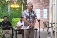 Jakarta - Salah Satu Prinsip Dasar Sebagai Sebuah Entitas Nilai-Nilai Demokrasi, Ketika Sikap Dan Pandangan Berbeda Dari Berbagai Kelompok Dalam Melihat Dan Memahami Sebuah Persoalan Dapat Bertemu Dan Atau Dipertemukan Dalam Satu Wadah Perbincangan Yang Hangat Dan Harmonis. Gerak 08 Sumatera Utara, Dapat Dikatakan Berhasil Mempertemukan Kelompok Yang Berbeda Pandangan Dan Sikap Terhadap Hasil Revisi Uu Tni Yang Saat Ini Menyita Perhatian Publik, Dalam Sebuah Acara Diskusi Publik Dengan Mengusung Tema &Amp;Quot;Quo Vadis Uu Tni&Amp;Quot;. Bertempat Di Cafe Dan Resto 2 De Point Pematangsiantar, Sabtu, 12 April 2025, Acara Diskusi Publik Ini Diselenggarakan. Dihadiri Ketua Umum Gerak 08, Revitri Yoso Husodo, Dalam Sambutannya Sekaligus Membuka Acara Diskusi, Menyampaikan Bahwa Kegiatan Ini Merupakan Hal Yang Sangat Menarik Dan Merupakan Pengalaman Yang Sangat Luar Biasa, Ketika Kelompok Pro Dan Kontra Dapat Duduk Bersama Membahas Persoalan Serius Yang Telah Banyak Menyita Perhatian Publik Terkait Pengesahan Revisi Uu No. 34 Tahun 2004, Tentang Tni. Artinya, Kota Pematangsiantar Telah Menunjukkan Wajah Aslinya Dalam Menerapkan Dan Menjaga Prinsip Demokrasi, Ketika Perbedaan Pendapat Dan Sikap Dapat Bersatu Dalam Sebuah Forum Ilmiah Tanpa Ada Keraguan Dan Sentimentasi Antar Kelompok Terhadap Perbedaan Pandangan Dan Sikapnya. Bahwa, Hari Ini Kita Dapat Berada Dalam Satu Frekuensi Yang Sama Meski Berbeda Sikap Dan Pandangan. Tentu Hal Ini Sangat Luar Biasa Yang Sangat Sulit Kita Bisa Temukan Di Daerah Lain. Demikian, Revi Menegaskan Antusiasmenya, Untuk Selanjutnya Membuka Secara Resmi Acara Diskusi Publik, Yang Mendapat Sambutan Hangat Dari Seluruh Peserta Dan Narasumber Yang Hadir. Diskusi Ini Dihadiri Peserta Yang Pro Dan Kontra, Berasal Dari Berbagai Elemen Masyarakat, Seperti Petani, Mahasiswa, Kelompok Pemuda, Praktisi Hukum, Akademisi, Serikat Pekerja, Pengurus Dpd Gerak 08 Sunut, Pengurus Dpc Gerak 08 Kota Pematangsiantar. Sementara, Narasumber Yang Hadir Diantaranya, Dr. Sarles Gultom, Sh. Mh, Selaku Dekan Fakultas Hukum Univ. Simalungun, Torop Sihombing, Ketua Dpd Gerak 08 Sumatera Utara, Dame Jonggi Gultom, Sh, Ketua Ikatan Advokat Indonesia (Ikadin) Kabupaten Simalungun Dan Randa Wijaya, Koordinator Wilayah I Sumut-Aceh Ikatan Senat Mahasiswa Ekonomi Indonesia (Ismei). Dr. Sarles Gultom, Dalam Pemaparannya Menyampaikan, Bahwa Revisi Uu Tni Telah Memenuhi Kaidah Sistem Ketatanegaraan Yang Berlaku Di Negara Ini, Meski Pada Faktanya Kita Menemukan Sikap Kontra Yang Berasal Dari Kalangan Akademisi, Mahasiswa Dan Kelompok Organisasi Masyarakat Sipil. Lebih Lanjut, Sarles Gultom Mengatakan Bahwa Sampai Hari Ini Kita Belum Dan Atau Tidak Menemukan Satu Klausul Yang Menyebutkan Bahwa Revisi Uu Tni Adalah Upaya Untuk Membangkitkan Kembali Praktek Dwi Fungsi Abri. Hanya Saja, Menurut Beliau Yang Perlu Dilakukan Saat Ini Adalah Bagaimana Mengawal Implementasi Uu Tni Yang Sudah Ditetapkan Melalui Sidang Paripurna Dpr Ri. Torop Sihombing, Dalam Analisa Kritisnya Menyatakan Dengan Tegas Sangat Mendukung Pengesahan Revisi Uu Tni. Hal Ini Ditegaskan Beliau, Mengingat Sikap Dan Prilaku Korup Dan Serta Tidak Ditemukannya Keberanian Dan Kepedulian Kelompok Masyarakat Sipil Benar-Benar Mengabdi Bagi Kepentingan Bangsa Dan Negara Ini. Apalagi, Pertarungan Ekonomi Global Yang Menginginkan Indonesia Tetap Berada Dalam Pengaruh Sistem Ekonomi Kapitalisme Yang Berebut Keuntungan Ekonomi Di Indonesia, Menginginkan Agar Kelompok Masyarakat Sipilnya Tersebut Dari Persoalan Pokok Bangsanya, Sehingga Provokasi Terhadap Kelompok Masyarakat Sipil Melalui Penolakan Revisi Uu Tni Adalah Bagian Dari Skenario Global Untuk Menghilangkan Persoalan Pokok Bangsanya. Hal Inilah Yang Mendasari Gerak 08 Secara Organisasi Sangat Mendukung Revisi Uu Tni Agar Lebih Profesional Tampil Sebagai Kelompok Yang Ikut Serta Ambil Bagian Dalam Sistem Pemerintahan Yang Ada, Karena Pada Dasarnya Tni Lahir Dan Berasal Dari Rakyat, Maka Perlu Kuat. Dame Jonggi Gultom, Sebagai Ketua Ikadin Yang Sehari-Harinya Berprofesi Sebagai Adbokat Berpendapat, Bahwa Perbedaan Pendapat Adalah Hal Yang Sangat Wajar, Juga Negara Sangag Menghormati Hak Hukum Bagi Setiap Warga Negaranya, Karena Semua Sama Dimata Hukum. Masih Kata Jonggi, Konstruksi Revisi Uu Tni Telah Memenuhi Kaidah Hukum, Dan Secara Detail Apa Yang Ditolak Dari Revisi Uu Dimaksud, Dengan Alasan Penolakan Sebagai Manifestasi Dwi Fungsi Abri, Sama Sekali Tidak Berdasar. Hanya Saja, Yang Harus Kita Kawal Bersama, Ketika Jabatan Yang Diemban Oleh Seorang Anggota Tni Dan Kita Menemukan Masalah Hukum Disana, Katakanlah Tersandung Kasus Korupsi, Dimana Penanganan Kasusnya, Apakah Di Peradilan Umum Atau Peradilan Militer. Oleh Karena Itu, Perlu Juga Dilakukan Sinkronisasi Terhadap Uu Terkait Lainnya, Mengingat Segala Potensi Yang Akan Terjadi Dikemudian Hari Sangat Berkemungkinan Terjadi. Randa Wijaya, Dalam Aktivitas Kesehariannya Sebagai Mahasiswa, Yang Juga Pada Beberapa Waktu Yang Lalu, Ikut Bergabung Dalam Aliansi Mahasiswa Menolak Revisi Uu Tni Dengan Tegas Menyatakan Sebagai Kelompok Yang Kontra. Semangat Revisi Uu Tni Ini Harus Diwaspadai Sebagai Bentuk Laten Praktek Dwi Fungsi Abri, Yang Kita Ketahui Dalam Perkembangan Sejarahnya Sebagai Kekuatan Yang Banyak Memberi Sumbangsih Masalah Bagi Bangsa Dan Negara Ini. Masih Kata Randa, Kami Lebih Bersepakat Bila Perubahan Uu Tni Itu Lebih Diarahkan Kepada Perbaikan Kesejahteraan Prajurit Ketimbang Perwira Ke Atas, Melalui Revitalisasi Birokrasi Tni. Seluruh Pemaparan Dan Pertanyaan Dari Peserta Atas Materi Diskusi Ini, Selanjutnya Dibacakan Kembali Oleh Ketua Panitia Parluhutan Banjar Nahor, Sh Di Hadapan Seluruh Peserta Yang Hadir Dalam Forum Diskusi. Parluhutan Mengatakan Bahwa Resume Ini Nantinya Akan Dirumuskan Kembali Sebagai Pokok Pikiran Kita Bersama Untuk Diserahkan Secara Resmi Kepada Instansi Terkait, Agar Profesionalisme Yang Kita Harapkan Dari Tni Melalui Revisi Uu Yang Sudah Ditetapkan Dapat Tetap Kita Kawal Bersama.