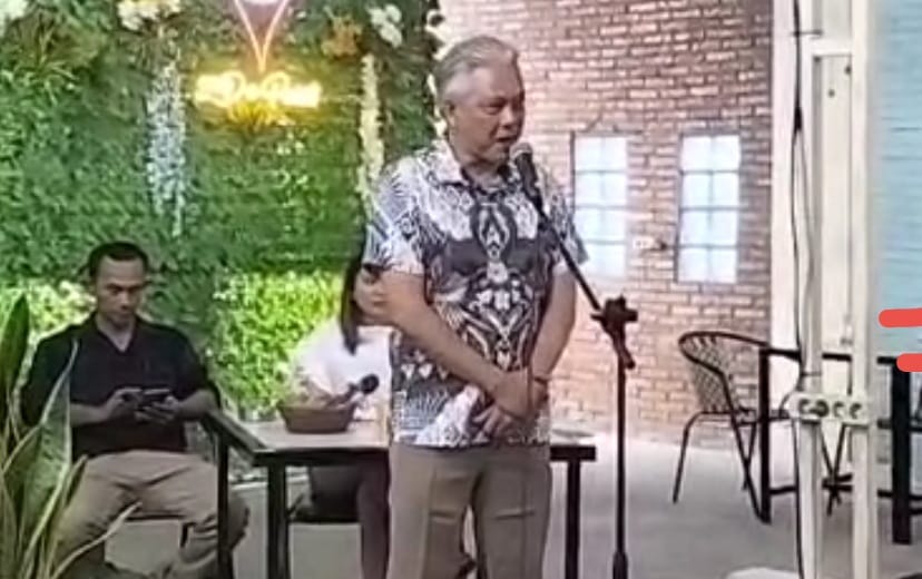 Jakarta - Salah Satu Prinsip Dasar Sebagai Sebuah Entitas Nilai-Nilai Demokrasi, Ketika Sikap Dan Pandangan Berbeda Dari Berbagai Kelompok Dalam Melihat Dan Memahami Sebuah Persoalan Dapat Bertemu Dan Atau Dipertemukan Dalam Satu Wadah Perbincangan Yang Hangat Dan Harmonis. Gerak 08 Sumatera Utara, Dapat Dikatakan Berhasil Mempertemukan Kelompok Yang Berbeda Pandangan Dan Sikap Terhadap Hasil Revisi Uu Tni Yang Saat Ini Menyita Perhatian Publik, Dalam Sebuah Acara Diskusi Publik Dengan Mengusung Tema &Quot;Quo Vadis Uu Tni&Quot;. Bertempat Di Cafe Dan Resto 2 De Point Pematangsiantar, Sabtu, 12 April 2025, Acara Diskusi Publik Ini Diselenggarakan. Dihadiri Ketua Umum Gerak 08, Revitri Yoso Husodo, Dalam Sambutannya Sekaligus Membuka Acara Diskusi, Menyampaikan Bahwa Kegiatan Ini Merupakan Hal Yang Sangat Menarik Dan Merupakan Pengalaman Yang Sangat Luar Biasa, Ketika Kelompok Pro Dan Kontra Dapat Duduk Bersama Membahas Persoalan Serius Yang Telah Banyak Menyita Perhatian Publik Terkait Pengesahan Revisi Uu No. 34 Tahun 2004, Tentang Tni. Artinya, Kota Pematangsiantar Telah Menunjukkan Wajah Aslinya Dalam Menerapkan Dan Menjaga Prinsip Demokrasi, Ketika Perbedaan Pendapat Dan Sikap Dapat Bersatu Dalam Sebuah Forum Ilmiah Tanpa Ada Keraguan Dan Sentimentasi Antar Kelompok Terhadap Perbedaan Pandangan Dan Sikapnya. Bahwa, Hari Ini Kita Dapat Berada Dalam Satu Frekuensi Yang Sama Meski Berbeda Sikap Dan Pandangan. Tentu Hal Ini Sangat Luar Biasa Yang Sangat Sulit Kita Bisa Temukan Di Daerah Lain. Demikian, Revi Menegaskan Antusiasmenya, Untuk Selanjutnya Membuka Secara Resmi Acara Diskusi Publik, Yang Mendapat Sambutan Hangat Dari Seluruh Peserta Dan Narasumber Yang Hadir. Diskusi Ini Dihadiri Peserta Yang Pro Dan Kontra, Berasal Dari Berbagai Elemen Masyarakat, Seperti Petani, Mahasiswa, Kelompok Pemuda, Praktisi Hukum, Akademisi, Serikat Pekerja, Pengurus Dpd Gerak 08 Sunut, Pengurus Dpc Gerak 08 Kota Pematangsiantar. Sementara, Narasumber Yang Hadir Diantaranya, Dr. Sarles Gultom, Sh. Mh, Selaku Dekan Fakultas Hukum Univ. Simalungun, Torop Sihombing, Ketua Dpd Gerak 08 Sumatera Utara, Dame Jonggi Gultom, Sh, Ketua Ikatan Advokat Indonesia (Ikadin) Kabupaten Simalungun Dan Randa Wijaya, Koordinator Wilayah I Sumut-Aceh Ikatan Senat Mahasiswa Ekonomi Indonesia (Ismei). Dr. Sarles Gultom, Dalam Pemaparannya Menyampaikan, Bahwa Revisi Uu Tni Telah Memenuhi Kaidah Sistem Ketatanegaraan Yang Berlaku Di Negara Ini, Meski Pada Faktanya Kita Menemukan Sikap Kontra Yang Berasal Dari Kalangan Akademisi, Mahasiswa Dan Kelompok Organisasi Masyarakat Sipil. Lebih Lanjut, Sarles Gultom Mengatakan Bahwa Sampai Hari Ini Kita Belum Dan Atau Tidak Menemukan Satu Klausul Yang Menyebutkan Bahwa Revisi Uu Tni Adalah Upaya Untuk Membangkitkan Kembali Praktek Dwi Fungsi Abri. Hanya Saja, Menurut Beliau Yang Perlu Dilakukan Saat Ini Adalah Bagaimana Mengawal Implementasi Uu Tni Yang Sudah Ditetapkan Melalui Sidang Paripurna Dpr Ri. Torop Sihombing, Dalam Analisa Kritisnya Menyatakan Dengan Tegas Sangat Mendukung Pengesahan Revisi Uu Tni. Hal Ini Ditegaskan Beliau, Mengingat Sikap Dan Prilaku Korup Dan Serta Tidak Ditemukannya Keberanian Dan Kepedulian Kelompok Masyarakat Sipil Benar-Benar Mengabdi Bagi Kepentingan Bangsa Dan Negara Ini. Apalagi, Pertarungan Ekonomi Global Yang Menginginkan Indonesia Tetap Berada Dalam Pengaruh Sistem Ekonomi Kapitalisme Yang Berebut Keuntungan Ekonomi Di Indonesia, Menginginkan Agar Kelompok Masyarakat Sipilnya Tersebut Dari Persoalan Pokok Bangsanya, Sehingga Provokasi Terhadap Kelompok Masyarakat Sipil Melalui Penolakan Revisi Uu Tni Adalah Bagian Dari Skenario Global Untuk Menghilangkan Persoalan Pokok Bangsanya. Hal Inilah Yang Mendasari Gerak 08 Secara Organisasi Sangat Mendukung Revisi Uu Tni Agar Lebih Profesional Tampil Sebagai Kelompok Yang Ikut Serta Ambil Bagian Dalam Sistem Pemerintahan Yang Ada, Karena Pada Dasarnya Tni Lahir Dan Berasal Dari Rakyat, Maka Perlu Kuat. Dame Jonggi Gultom, Sebagai Ketua Ikadin Yang Sehari-Harinya Berprofesi Sebagai Adbokat Berpendapat, Bahwa Perbedaan Pendapat Adalah Hal Yang Sangat Wajar, Juga Negara Sangag Menghormati Hak Hukum Bagi Setiap Warga Negaranya, Karena Semua Sama Dimata Hukum. Masih Kata Jonggi, Konstruksi Revisi Uu Tni Telah Memenuhi Kaidah Hukum, Dan Secara Detail Apa Yang Ditolak Dari Revisi Uu Dimaksud, Dengan Alasan Penolakan Sebagai Manifestasi Dwi Fungsi Abri, Sama Sekali Tidak Berdasar. Hanya Saja, Yang Harus Kita Kawal Bersama, Ketika Jabatan Yang Diemban Oleh Seorang Anggota Tni Dan Kita Menemukan Masalah Hukum Disana, Katakanlah Tersandung Kasus Korupsi, Dimana Penanganan Kasusnya, Apakah Di Peradilan Umum Atau Peradilan Militer. Oleh Karena Itu, Perlu Juga Dilakukan Sinkronisasi Terhadap Uu Terkait Lainnya, Mengingat Segala Potensi Yang Akan Terjadi Dikemudian Hari Sangat Berkemungkinan Terjadi. Randa Wijaya, Dalam Aktivitas Kesehariannya Sebagai Mahasiswa, Yang Juga Pada Beberapa Waktu Yang Lalu, Ikut Bergabung Dalam Aliansi Mahasiswa Menolak Revisi Uu Tni Dengan Tegas Menyatakan Sebagai Kelompok Yang Kontra. Semangat Revisi Uu Tni Ini Harus Diwaspadai Sebagai Bentuk Laten Praktek Dwi Fungsi Abri, Yang Kita Ketahui Dalam Perkembangan Sejarahnya Sebagai Kekuatan Yang Banyak Memberi Sumbangsih Masalah Bagi Bangsa Dan Negara Ini. Masih Kata Randa, Kami Lebih Bersepakat Bila Perubahan Uu Tni Itu Lebih Diarahkan Kepada Perbaikan Kesejahteraan Prajurit Ketimbang Perwira Ke Atas, Melalui Revitalisasi Birokrasi Tni. Seluruh Pemaparan Dan Pertanyaan Dari Peserta Atas Materi Diskusi Ini, Selanjutnya Dibacakan Kembali Oleh Ketua Panitia Parluhutan Banjar Nahor, Sh Di Hadapan Seluruh Peserta Yang Hadir Dalam Forum Diskusi. Parluhutan Mengatakan Bahwa Resume Ini Nantinya Akan Dirumuskan Kembali Sebagai Pokok Pikiran Kita Bersama Untuk Diserahkan Secara Resmi Kepada Instansi Terkait, Agar Profesionalisme Yang Kita Harapkan Dari Tni Melalui Revisi Uu Yang Sudah Ditetapkan Dapat Tetap Kita Kawal Bersama.