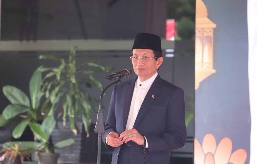 Jakarta - Upaya Menteri Agama Nasaruddin Umar Meminta Tambahan Kuota Petugas Haji Berbuah Hasil. Permintaan Itu Sudah Disetujui Oleh Pemerintah Arab Saudi. &Quot;Alhamdulillah, Permintaan Kita Sudah Dipenuhi Arab Saudi. Tambahan Kuota Petugas Haji Sudah Masuk E-Hajj,&Quot; Terang Menag Nasaruddin Umar Di Jakarta, Minggu (13/4/2025). &Quot;Saya Sampaikan Apresiasi Dan Terima Kasih Kepada Pemerintah Arab Saudi Atas Perkenannya Memberikan Tambahan Kuota Petugas Haji Indonesia,&Quot; Sambungnya. Indonesia Awalnya Menerima Alokasi Kuota Petugas Haji Sebesar 1% Dari Total Kuota Jemaah Haji (221.000). Jumlahnya Sebanyak 2.210. &Quot;Kita Dapat Alokasi Tambahan Sebesar 1% Lagi, Atau 2.210. Ini Akan Kita Optimalkan Untuk Memberikan Layanan Terbaik Ke Jemaah Haji,&Quot; Sebutnya. Sejak Awal, Kata Menag, Kemenag Menyampaikan Ke Arab Saudi Bahwa Tambahan Petugas Ini Sangat Penting. Sebab, Mereka Juga Akan Memberikan Layanan Dan Membantu Jemaah. Hal Itu Akan Ikut Membantu Petugas Saudi Dalam Menyukseskan Penyelenggaraan Ibadah Haji. &Quot;Secara Psikologis, Ini Juga Akan Memudahkan Jemaah Karena Tidak Terkendala Masalah Komunikasi Dan Perbedaan Budaya,&Quot; Ujar Menag. Dirjen Penyelenggaraan Haji Dan Umrah Hilman Latief Menambahkan, Pihaknya Akan Segera Mendistribusikan Tambahan Kuota Petugas Haji Ini Pada Pos-Pos Layanan Yang Dibutuhkan. Sebagai Contoh, Sementara Ini, Petugas Yang Menyertai Jemaah Dalam Penerbangan (Kelompok Terbang Atau Kloter) Baru Teralokasikan Tiga Orang Per Kloter. Padahal Biasanya Lima Orang. &Quot;Petugas Kloter Tentu Akan Kita Tambah. Demikian Juga Untuk Petugas Non Kloter, Baik Untuk Layanan Bimbingan Ibadah, Akomodasi, Konsumsi, Transportasi Di Arab Saudi, Dan Layanan Lainnya,&Quot; Jelas Hilman Yang Saat Ini Sedang Berada Di Arab Saudi. Saat Ini, Lanjut Hilman, Pihaknya Sudah Mengumumkan Hasil Seleksi Petugas Berdasarkan Kuota Awal. Untuk Proses Bimbingan Teknis (Bimtek) Bagi Petugas Penyelenggara Ibadah Haji (Ppih) Aeab Saudi Akan Dilakukan Dari 14 - 20 April 2025. &Quot;Petugas Yang Masuk Kuota Tambahan Ini Akan Segera Kita Proses Agar Mereka Juga Bisa Segera Mengikuti Bimtek Petugas Haji,&Quot; Tandasnya. Ditjen Penyelenggaraan Haji Dan Umrah (Phu) Kemenag Telah Menerbitkan Rencana Perjalanan Haji (Rph) 1446 H. Jemaah Haji Indonesia Dijadwalkan Akan Mulai Masuk Asrama Haji Pada 1 Mei 2025. Sehari Berikutnya, Jemaah Haji Reguler Asal Indonesia Secara Bertahap Akan Mulai Diberangkatkan Ke Tanah Suci Dari Embarkasi Masing-Masing.