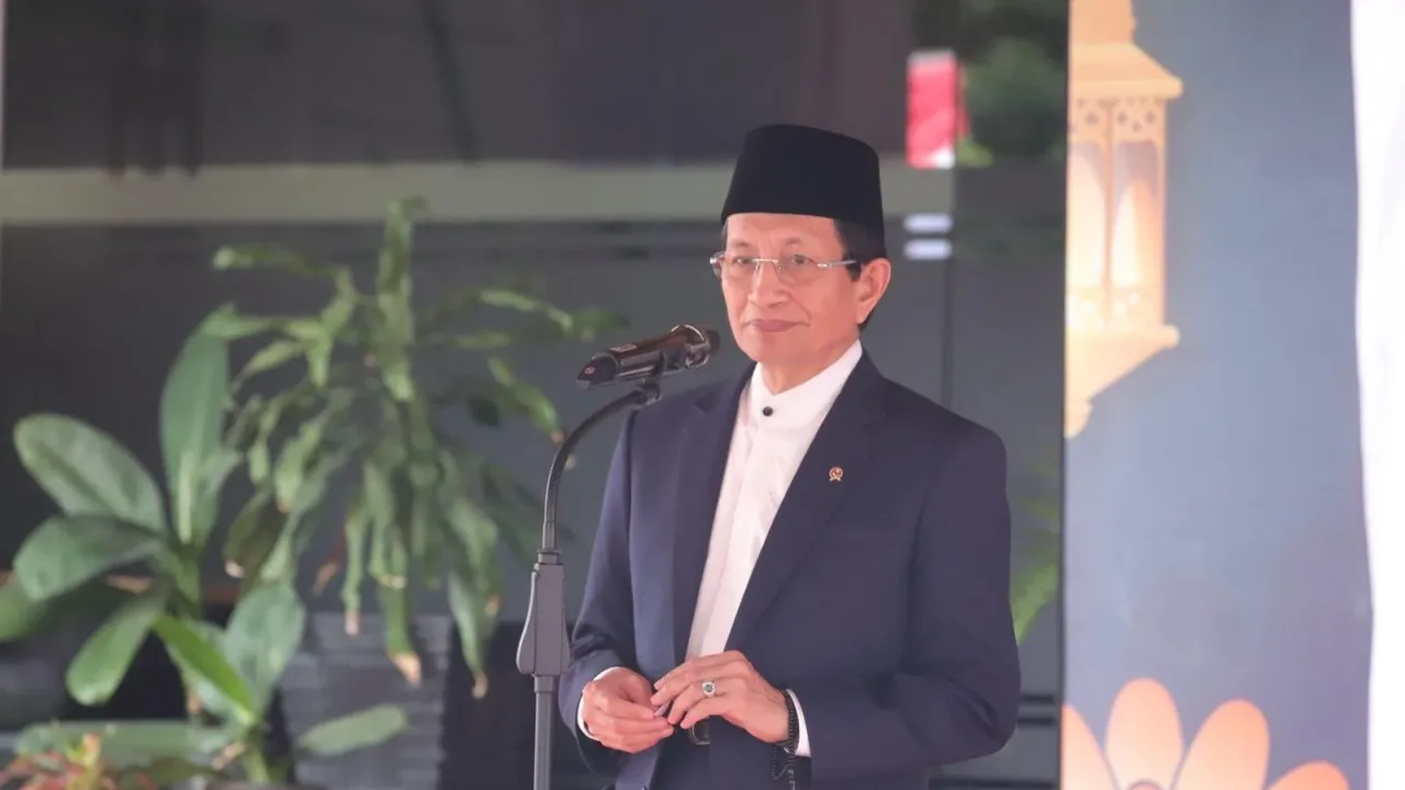 Jakarta - Upaya Menteri Agama Nasaruddin Umar meminta tambahan kuota petugas haji berbuah hasil. Permintaan itu sudah disetujui oleh Pemerintah Arab Saudi. "Alhamdulillah, permintaan kita sudah dipenuhi Arab Saudi. Tambahan kuota petugas haji sudah masuk e-Hajj," terang Menag Nasaruddin Umar di Jakarta, Minggu (13/4/2025). "Saya sampaikan apresiasi dan terima kasih kepada Pemerintah Arab Saudi atas perkenannya memberikan tambahan kuota petugas haji Indonesia," sambungnya. Indonesia awalnya menerima alokasi kuota petugas haji sebesar 1% dari total kuota jemaah haji (221.000). Jumlahnya sebanyak 2.210. "Kita dapat alokasi tambahan sebesar 1% lagi, atau 2.210. Ini akan kita optimalkan untuk memberikan layanan terbaik ke jemaah haji," sebutnya. Sejak awal, kata Menag, Kemenag menyampaikan ke Arab Saudi bahwa tambahan petugas ini sangat penting. Sebab, mereka juga akan memberikan layanan dan membantu jemaah. Hal itu akan ikut membantu petugas Saudi dalam menyukseskan penyelenggaraan ibadah haji. "Secara psikologis, ini juga akan memudahkan jemaah karena tidak terkendala masalah komunikasi dan perbedaan budaya," ujar Menag. Dirjen Penyelenggaraan Haji dan Umrah Hilman Latief menambahkan, pihaknya akan segera mendistribusikan tambahan kuota petugas haji ini pada pos-pos layanan yang dibutuhkan. Sebagai contoh, sementara ini, petugas yang menyertai jemaah dalam penerbangan (kelompok terbang atau kloter) baru teralokasikan tiga orang per kloter. Padahal biasanya lima orang. "Petugas kloter tentu akan kita tambah. Demikian juga untuk petugas non kloter, baik untuk layanan bimbingan ibadah, akomodasi, konsumsi, transportasi di Arab Saudi, dan layanan lainnya," jelas Hilman yang saat ini sedang berada di Arab Saudi. Saat ini, lanjut Hilman, pihaknya sudah mengumumkan hasil seleksi petugas berdasarkan kuota awal. Untuk proses bimbingan teknis (bimtek) bagi Petugas Penyelenggara Ibadah Haji (PPIH) Aeab Saudi akan dilakukan dari 14 - 20 April 2025. "Petugas yang masuk kuota tambahan ini akan segera kita proses agar mereka juga bisa segera mengikuti Bimtek Petugas Haji," tandasnya. Ditjen Penyelenggaraan Haji dan Umrah (PHU) Kemenag telah menerbitkan Rencana Perjalanan Haji (RPH) 1446 H. Jemaah haji Indonesia dijadwalkan akan mulai masuk asrama haji pada 1 Mei 2025. Sehari berikutnya, jemaah haji reguler asal Indonesia secara bertahap akan mulai diberangkatkan ke Tanah Suci dari embarkasi masing-masing.