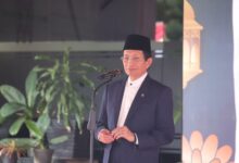 Jakarta - Upaya Menteri Agama Nasaruddin Umar Meminta Tambahan Kuota Petugas Haji Berbuah Hasil. Permintaan Itu Sudah Disetujui Oleh Pemerintah Arab Saudi. &Amp;Quot;Alhamdulillah, Permintaan Kita Sudah Dipenuhi Arab Saudi. Tambahan Kuota Petugas Haji Sudah Masuk E-Hajj,&Amp;Quot; Terang Menag Nasaruddin Umar Di Jakarta, Minggu (13/4/2025). &Amp;Quot;Saya Sampaikan Apresiasi Dan Terima Kasih Kepada Pemerintah Arab Saudi Atas Perkenannya Memberikan Tambahan Kuota Petugas Haji Indonesia,&Amp;Quot; Sambungnya. Indonesia Awalnya Menerima Alokasi Kuota Petugas Haji Sebesar 1% Dari Total Kuota Jemaah Haji (221.000). Jumlahnya Sebanyak 2.210. &Amp;Quot;Kita Dapat Alokasi Tambahan Sebesar 1% Lagi, Atau 2.210. Ini Akan Kita Optimalkan Untuk Memberikan Layanan Terbaik Ke Jemaah Haji,&Amp;Quot; Sebutnya. Sejak Awal, Kata Menag, Kemenag Menyampaikan Ke Arab Saudi Bahwa Tambahan Petugas Ini Sangat Penting. Sebab, Mereka Juga Akan Memberikan Layanan Dan Membantu Jemaah. Hal Itu Akan Ikut Membantu Petugas Saudi Dalam Menyukseskan Penyelenggaraan Ibadah Haji. &Amp;Quot;Secara Psikologis, Ini Juga Akan Memudahkan Jemaah Karena Tidak Terkendala Masalah Komunikasi Dan Perbedaan Budaya,&Amp;Quot; Ujar Menag. Dirjen Penyelenggaraan Haji Dan Umrah Hilman Latief Menambahkan, Pihaknya Akan Segera Mendistribusikan Tambahan Kuota Petugas Haji Ini Pada Pos-Pos Layanan Yang Dibutuhkan. Sebagai Contoh, Sementara Ini, Petugas Yang Menyertai Jemaah Dalam Penerbangan (Kelompok Terbang Atau Kloter) Baru Teralokasikan Tiga Orang Per Kloter. Padahal Biasanya Lima Orang. &Amp;Quot;Petugas Kloter Tentu Akan Kita Tambah. Demikian Juga Untuk Petugas Non Kloter, Baik Untuk Layanan Bimbingan Ibadah, Akomodasi, Konsumsi, Transportasi Di Arab Saudi, Dan Layanan Lainnya,&Amp;Quot; Jelas Hilman Yang Saat Ini Sedang Berada Di Arab Saudi. Saat Ini, Lanjut Hilman, Pihaknya Sudah Mengumumkan Hasil Seleksi Petugas Berdasarkan Kuota Awal. Untuk Proses Bimbingan Teknis (Bimtek) Bagi Petugas Penyelenggara Ibadah Haji (Ppih) Aeab Saudi Akan Dilakukan Dari 14 - 20 April 2025. &Amp;Quot;Petugas Yang Masuk Kuota Tambahan Ini Akan Segera Kita Proses Agar Mereka Juga Bisa Segera Mengikuti Bimtek Petugas Haji,&Amp;Quot; Tandasnya. Ditjen Penyelenggaraan Haji Dan Umrah (Phu) Kemenag Telah Menerbitkan Rencana Perjalanan Haji (Rph) 1446 H. Jemaah Haji Indonesia Dijadwalkan Akan Mulai Masuk Asrama Haji Pada 1 Mei 2025. Sehari Berikutnya, Jemaah Haji Reguler Asal Indonesia Secara Bertahap Akan Mulai Diberangkatkan Ke Tanah Suci Dari Embarkasi Masing-Masing.