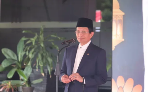Jakarta - Upaya Menteri Agama Nasaruddin Umar meminta tambahan kuota petugas haji berbuah hasil. Permintaan itu sudah disetujui oleh Pemerintah Arab Saudi. "Alhamdulillah, permintaan kita sudah dipenuhi Arab Saudi. Tambahan kuota petugas haji sudah masuk e-Hajj," terang Menag Nasaruddin Umar di Jakarta, Minggu (13/4/2025). "Saya sampaikan apresiasi dan terima kasih kepada Pemerintah Arab Saudi atas perkenannya memberikan tambahan kuota petugas haji Indonesia," sambungnya. Indonesia awalnya menerima alokasi kuota petugas haji sebesar 1% dari total kuota jemaah haji (221.000). Jumlahnya sebanyak 2.210. "Kita dapat alokasi tambahan sebesar 1% lagi, atau 2.210. Ini akan kita optimalkan untuk memberikan layanan terbaik ke jemaah haji," sebutnya. Sejak awal, kata Menag, Kemenag menyampaikan ke Arab Saudi bahwa tambahan petugas ini sangat penting. Sebab, mereka juga akan memberikan layanan dan membantu jemaah. Hal itu akan ikut membantu petugas Saudi dalam menyukseskan penyelenggaraan ibadah haji. "Secara psikologis, ini juga akan memudahkan jemaah karena tidak terkendala masalah komunikasi dan perbedaan budaya," ujar Menag. Dirjen Penyelenggaraan Haji dan Umrah Hilman Latief menambahkan, pihaknya akan segera mendistribusikan tambahan kuota petugas haji ini pada pos-pos layanan yang dibutuhkan. Sebagai contoh, sementara ini, petugas yang menyertai jemaah dalam penerbangan (kelompok terbang atau kloter) baru teralokasikan tiga orang per kloter. Padahal biasanya lima orang. "Petugas kloter tentu akan kita tambah. Demikian juga untuk petugas non kloter, baik untuk layanan bimbingan ibadah, akomodasi, konsumsi, transportasi di Arab Saudi, dan layanan lainnya," jelas Hilman yang saat ini sedang berada di Arab Saudi. Saat ini, lanjut Hilman, pihaknya sudah mengumumkan hasil seleksi petugas berdasarkan kuota awal. Untuk proses bimbingan teknis (bimtek) bagi Petugas Penyelenggara Ibadah Haji (PPIH) Aeab Saudi akan dilakukan dari 14 - 20 April 2025. "Petugas yang masuk kuota tambahan ini akan segera kita proses agar mereka juga bisa segera mengikuti Bimtek Petugas Haji," tandasnya. Ditjen Penyelenggaraan Haji dan Umrah (PHU) Kemenag telah menerbitkan Rencana Perjalanan Haji (RPH) 1446 H. Jemaah haji Indonesia dijadwalkan akan mulai masuk asrama haji pada 1 Mei 2025. Sehari berikutnya, jemaah haji reguler asal Indonesia secara bertahap akan mulai diberangkatkan ke Tanah Suci dari embarkasi masing-masing.