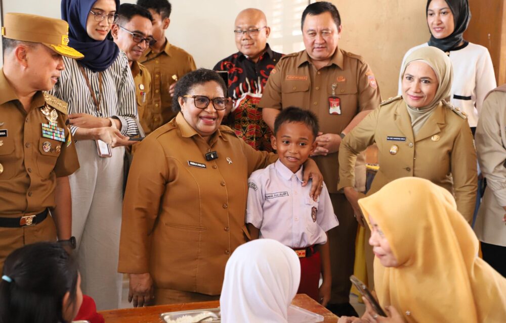 Baubau – Wakil Menteri Dalam Negeri (Wamendagri) Ribka Haluk Meninjau Langsung Pelaksanaan Program Makan Bergizi Gratis (Mbg) Di Sekolah Dasar (Sd) Negeri 2 Lamangga, Kota Baubau, Sulawesi Tenggara (Sultra), Senin (14/4/2025). Menurut Ribka, Program Mbg Sudah Seharusnya Dilaksanakan Hingga Ke Pelosok Negeri. &Quot;Ternyata Di Provinsi Sulawesi Tenggara Sudah Dilaksanakan Program Pemberian Makanan Bergizi Untuk Anak-Anak Sekolah Dasar (Sd), Sekolah Menengah Pertama (Smp), Dan Sekolah Menengah Atas (Sma),&Quot; Katanya. Ribka Menegaskan, Pelaksanaan Program Mbg Dapat Memberikan Multiplier Effect Atau Efek Berganda Yang Diharapkan Mampu Menghidupkan Sentra Ekonomi Wilayah Setempat. &Quot;Artinya Pertanian, Kemudian Peternakan, Di Bidang Tenaga Kerja. Ini Kan Semua Akan Dapat Multiplier Effect Dari Program Pemberian Makanan Bergizi,&Quot; Ujarnya. Selain Memberikan Manfaat Ekonomi, Menurut Ribka, Program Mbg Merupakan Bentuk Investasi Terhadap Sumber Daya Manusia (Sdm) Menuju Indonesia Emas 2045. Ia Menekankan, Presiden Prabowo Subianto Berharap Mbg Dapat Memperbaiki Kualitas Sdm Di Seluruh Indonesia. &Quot;[Sdm] Dari Sabang Sampai Merauke Ini Memang Harus Diperbaiki Dalam Rangka Kita Akan Mendapatkan Bonus Demografi Di Tahun 2045,&Quot; Tegasnya. Selain Itu, Ribka Juga Menyinggung Menu Mbg Di Kota Baubau. Mengingat Provinsi Sultra Adalah Daerah Penghasil Perikanan, Ia Meminta Kepala Satuan Pelayanan Pemenuhan Gizi (Sppg) Untuk Memberikan Menu Bergizi Yang Beragam Kepada Anak-Anak, Misalnya Dengan Memanfaatkan Potensi Hasil Laut Yang Merupakan Kekayaan Alam Daerah Setempat. &Quot;Artinya Sayurnya, Kemudian Lauknya Misalnya, Apalagi Di Sini Kan Daerah Penghasil Perikanan Ya, Sumber Daya Laut Ini Juga Harus Diberikan [Sebagai Menu] Makanan, Jadi Tidak Hanya Ayam,&Quot; Pungkasnya. Sebagai Tambahan Informasi, Dalam Peninjauan Tersebut Ribka Didampingi Oleh Gubernur Sultra Andi Sumangerukka, Ketua Dprd Provinsi Sultra La Ode Tariala, Wali Kota Baubau Yusran Fahim, Komandan Resor Militer (Danrem), Dan Kepala Sppg Provinsi Sultra.