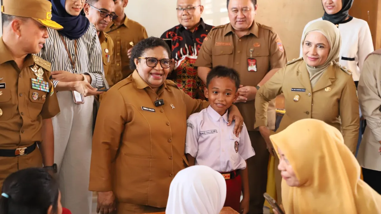 Baubau – Wakil Menteri Dalam Negeri (Wamendagri) Ribka Haluk meninjau langsung pelaksanaan program Makan Bergizi Gratis (MBG) di Sekolah Dasar (SD) Negeri 2 Lamangga, Kota Baubau, Sulawesi Tenggara (Sultra), Senin (14/4/2025). Menurut Ribka, program MBG sudah seharusnya dilaksanakan hingga ke pelosok negeri. "Ternyata di Provinsi Sulawesi Tenggara sudah dilaksanakan program pemberian makanan bergizi untuk anak-anak Sekolah Dasar (SD), Sekolah Menengah Pertama (SMP), dan Sekolah Menengah Atas (SMA)," katanya. Ribka menegaskan, pelaksanaan program MBG dapat memberikan multiplier effect atau efek berganda yang diharapkan mampu menghidupkan sentra ekonomi wilayah setempat. "Artinya pertanian, kemudian peternakan, di bidang tenaga kerja. Ini kan semua akan dapat multiplier effect dari program pemberian makanan bergizi," ujarnya. Selain memberikan manfaat ekonomi, menurut Ribka, program MBG merupakan bentuk investasi terhadap sumber daya manusia (SDM) menuju Indonesia Emas 2045. Ia menekankan, Presiden Prabowo Subianto berharap MBG dapat memperbaiki kualitas SDM di seluruh Indonesia. "[SDM] dari Sabang sampai Merauke ini memang harus diperbaiki dalam rangka kita akan mendapatkan bonus demografi di tahun 2045," tegasnya. Selain itu, Ribka juga menyinggung menu MBG di Kota Baubau. Mengingat Provinsi Sultra adalah daerah penghasil perikanan, ia meminta Kepala Satuan Pelayanan Pemenuhan Gizi (SPPG) untuk memberikan menu bergizi yang beragam kepada anak-anak, misalnya dengan memanfaatkan potensi hasil laut yang merupakan kekayaan alam daerah setempat. "Artinya sayurnya, kemudian lauknya misalnya, apalagi di sini kan daerah penghasil perikanan ya, sumber daya laut ini juga harus diberikan [sebagai menu] makanan, jadi tidak hanya ayam," pungkasnya. Sebagai tambahan informasi, dalam peninjauan tersebut Ribka didampingi oleh Gubernur Sultra Andi Sumangerukka, Ketua DPRD Provinsi Sultra La Ode Tariala, Wali Kota Baubau Yusran Fahim, Komandan Resor Militer (Danrem), dan Kepala SPPG Provinsi Sultra.