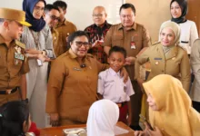 Baubau – Wakil Menteri Dalam Negeri (Wamendagri) Ribka Haluk meninjau langsung pelaksanaan program Makan Bergizi Gratis (MBG) di Sekolah Dasar (SD) Negeri 2 Lamangga, Kota Baubau, Sulawesi Tenggara (Sultra), Senin (14/4/2025). Menurut Ribka, program MBG sudah seharusnya dilaksanakan hingga ke pelosok negeri. "Ternyata di Provinsi Sulawesi Tenggara sudah dilaksanakan program pemberian makanan bergizi untuk anak-anak Sekolah Dasar (SD), Sekolah Menengah Pertama (SMP), dan Sekolah Menengah Atas (SMA)," katanya. Ribka menegaskan, pelaksanaan program MBG dapat memberikan multiplier effect atau efek berganda yang diharapkan mampu menghidupkan sentra ekonomi wilayah setempat. "Artinya pertanian, kemudian peternakan, di bidang tenaga kerja. Ini kan semua akan dapat multiplier effect dari program pemberian makanan bergizi," ujarnya. Selain memberikan manfaat ekonomi, menurut Ribka, program MBG merupakan bentuk investasi terhadap sumber daya manusia (SDM) menuju Indonesia Emas 2045. Ia menekankan, Presiden Prabowo Subianto berharap MBG dapat memperbaiki kualitas SDM di seluruh Indonesia. "[SDM] dari Sabang sampai Merauke ini memang harus diperbaiki dalam rangka kita akan mendapatkan bonus demografi di tahun 2045," tegasnya. Selain itu, Ribka juga menyinggung menu MBG di Kota Baubau. Mengingat Provinsi Sultra adalah daerah penghasil perikanan, ia meminta Kepala Satuan Pelayanan Pemenuhan Gizi (SPPG) untuk memberikan menu bergizi yang beragam kepada anak-anak, misalnya dengan memanfaatkan potensi hasil laut yang merupakan kekayaan alam daerah setempat. "Artinya sayurnya, kemudian lauknya misalnya, apalagi di sini kan daerah penghasil perikanan ya, sumber daya laut ini juga harus diberikan [sebagai menu] makanan, jadi tidak hanya ayam," pungkasnya. Sebagai tambahan informasi, dalam peninjauan tersebut Ribka didampingi oleh Gubernur Sultra Andi Sumangerukka, Ketua DPRD Provinsi Sultra La Ode Tariala, Wali Kota Baubau Yusran Fahim, Komandan Resor Militer (Danrem), dan Kepala SPPG Provinsi Sultra.
