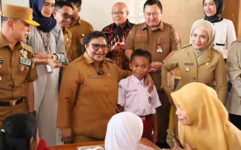 Baubau – Wakil Menteri Dalam Negeri (Wamendagri) Ribka Haluk meninjau langsung pelaksanaan program Makan Bergizi Gratis (MBG) di Sekolah Dasar (SD) Negeri 2 Lamangga, Kota Baubau, Sulawesi Tenggara (Sultra), Senin (14/4/2025). Menurut Ribka, program MBG sudah seharusnya dilaksanakan hingga ke pelosok negeri. "Ternyata di Provinsi Sulawesi Tenggara sudah dilaksanakan program pemberian makanan bergizi untuk anak-anak Sekolah Dasar (SD), Sekolah Menengah Pertama (SMP), dan Sekolah Menengah Atas (SMA)," katanya. Ribka menegaskan, pelaksanaan program MBG dapat memberikan multiplier effect atau efek berganda yang diharapkan mampu menghidupkan sentra ekonomi wilayah setempat. "Artinya pertanian, kemudian peternakan, di bidang tenaga kerja. Ini kan semua akan dapat multiplier effect dari program pemberian makanan bergizi," ujarnya. Selain memberikan manfaat ekonomi, menurut Ribka, program MBG merupakan bentuk investasi terhadap sumber daya manusia (SDM) menuju Indonesia Emas 2045. Ia menekankan, Presiden Prabowo Subianto berharap MBG dapat memperbaiki kualitas SDM di seluruh Indonesia. "[SDM] dari Sabang sampai Merauke ini memang harus diperbaiki dalam rangka kita akan mendapatkan bonus demografi di tahun 2045," tegasnya. Selain itu, Ribka juga menyinggung menu MBG di Kota Baubau. Mengingat Provinsi Sultra adalah daerah penghasil perikanan, ia meminta Kepala Satuan Pelayanan Pemenuhan Gizi (SPPG) untuk memberikan menu bergizi yang beragam kepada anak-anak, misalnya dengan memanfaatkan potensi hasil laut yang merupakan kekayaan alam daerah setempat. "Artinya sayurnya, kemudian lauknya misalnya, apalagi di sini kan daerah penghasil perikanan ya, sumber daya laut ini juga harus diberikan [sebagai menu] makanan, jadi tidak hanya ayam," pungkasnya. Sebagai tambahan informasi, dalam peninjauan tersebut Ribka didampingi oleh Gubernur Sultra Andi Sumangerukka, Ketua DPRD Provinsi Sultra La Ode Tariala, Wali Kota Baubau Yusran Fahim, Komandan Resor Militer (Danrem), dan Kepala SPPG Provinsi Sultra.