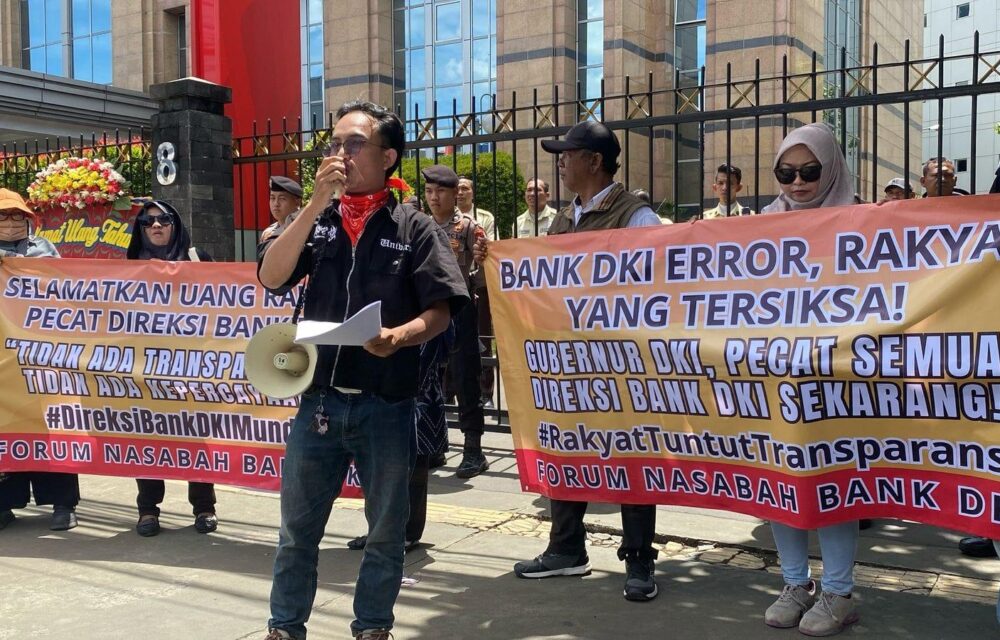 Jakarta – Puluhan Nasabah Yang Tergabung Dalam Forum Nasabah Bank Dki Menggelar Aksi Damai Di Depan Kantor Bank Dki Di Jalan Suryopranoto, Jakarta Pusat, Selasa, 14 April 2025. Aksi Ini Merupakan Bentuk Kekecewaan Nasabah Bank Dki Atas Kelumpuhan Layanan Digital Bank Dki Yang Telah Berlangsung Sejak Akhir Maret 2025. Menurut Koordinasi Aksi, Yudis Apriliansyah, Akibat Dari Gangguan Layanan Digital Itu, Ribuan Nasabah Tidak Bisa Melakukan Transaksi Melalui Aplikasi Jakone Mobile. Tidak Hanya Itu, Pencairan Bantuan Sosial Seperti Kartu Jakarta Pintar (Kjp) Pun Mengalami Keterlambatan. “Bank Dki Adalah Bank Milik Publik. Tapi Ketika Sistemnya Lumpuh, Nasabah Justru Ditinggalkan Tanpa Kejelasan. Kami Menuntut Tanggung Jawab, Bukan Sekadar Klarifikasi,” Tegas Yudis. Dalam Aksinya, Para Demonstran Menuntut Jajaran Direksi Bank Milik Pemerintah Provinsi Jakarta Itu Untuk Mundur Karena Dianggap Gagal Menjamin Kelancaran Layanan Nasabah. Mereka Juga Meminta Pemprov Jakarta Untuk Segera Mengambil Tindakan Tegas Atas Kejadian Tersebut. &Quot;Kita Mendesak Untuk Jajaran Direksi Bank Dki Mundur Secara Terhormat Sebagai Bentuk Pertanggungjawaban Kepada Masyarakat Dan Nasabah. Kita Juga Meminta Pemprov Jakarta Sebagai Pemegang Saham Utama Untuk Segera Memgambil Tindakan Tegas Yang Lebih Komprehensif,&Quot; Terang Yudis. Dalam Orasinya, Demonstran Mendorong Dilakukan Audit Forensik Independen Terhadap Sistem It Beserta Infrastruktur Bank Dki. Para Demonstran Mengancam Akan Melakukan Aksi Unjuk Rasa Dengan Jumlah Massa Yang Lebih Banyak Jika Aspirasi Mereka Tidak Didengarkan.