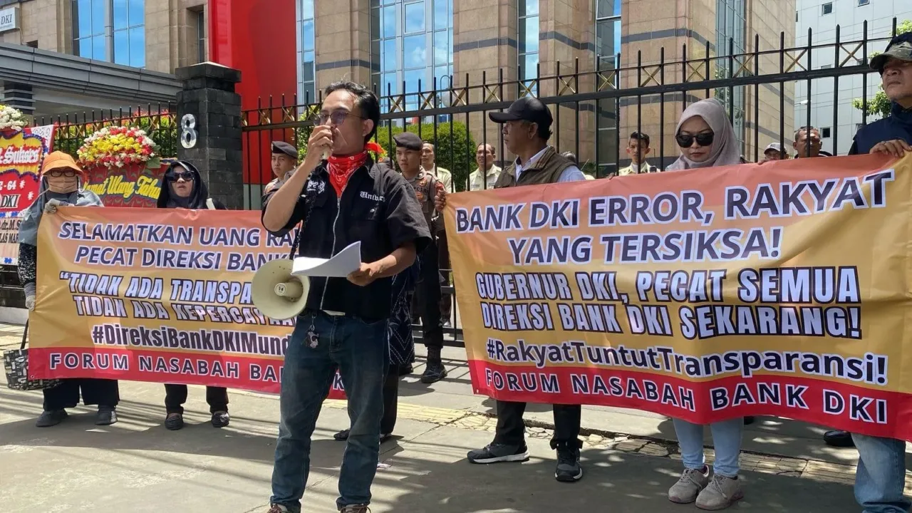 Jakarta – Puluhan nasabah yang tergabung dalam Forum Nasabah Bank DKI menggelar aksi damai di depan Kantor Bank DKI di Jalan Suryopranoto, Jakarta Pusat, Selasa, 14 April 2025. Aksi ini merupakan bentuk kekecewaan nasabah Bank DKI atas kelumpuhan layanan digital Bank DKI yang telah berlangsung sejak akhir Maret 2025. Menurut Koordinasi Aksi, Yudis Apriliansyah, akibat dari gangguan layanan digital itu, ribuan nasabah tidak bisa melakukan transaksi melalui aplikasi JakOne Mobile. Tidak hanya itu, pencairan bantuan sosial seperti Kartu Jakarta Pintar (KJP) pun mengalami keterlambatan. “Bank DKI adalah bank milik publik. Tapi ketika sistemnya lumpuh, nasabah justru ditinggalkan tanpa kejelasan. Kami menuntut tanggung jawab, bukan sekadar klarifikasi,” tegas Yudis. Dalam aksinya, para demonstran menuntut jajaran direksi bank milik Pemerintah Provinsi Jakarta itu untuk mundur karena dianggap gagal menjamin kelancaran layanan nasabah. Mereka juga meminta Pemprov Jakarta untuk segera mengambil tindakan tegas atas kejadian tersebut. "Kita mendesak untuk jajaran Direksi Bank DKI mundur secara terhormat sebagai bentuk pertanggungjawaban kepada masyarakat dan nasabah. Kita juga meminta Pemprov Jakarta sebagai pemegang saham utama untuk segera memgambil tindakan tegas yang lebih komprehensif," terang Yudis. Dalam orasinya, demonstran mendorong dilakukan audit forensik independen terhadap sistem IT beserta infrastruktur Bank DKI. Para demonstran mengancam akan melakukan aksi unjuk rasa dengan jumlah massa yang lebih banyak jika aspirasi mereka tidak didengarkan.