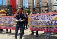 Jakarta – Puluhan Nasabah Yang Tergabung Dalam Forum Nasabah Bank Dki Menggelar Aksi Damai Di Depan Kantor Bank Dki Di Jalan Suryopranoto, Jakarta Pusat, Selasa, 14 April 2025. Aksi Ini Merupakan Bentuk Kekecewaan Nasabah Bank Dki Atas Kelumpuhan Layanan Digital Bank Dki Yang Telah Berlangsung Sejak Akhir Maret 2025. Menurut Koordinasi Aksi, Yudis Apriliansyah, Akibat Dari Gangguan Layanan Digital Itu, Ribuan Nasabah Tidak Bisa Melakukan Transaksi Melalui Aplikasi Jakone Mobile. Tidak Hanya Itu, Pencairan Bantuan Sosial Seperti Kartu Jakarta Pintar (Kjp) Pun Mengalami Keterlambatan. “Bank Dki Adalah Bank Milik Publik. Tapi Ketika Sistemnya Lumpuh, Nasabah Justru Ditinggalkan Tanpa Kejelasan. Kami Menuntut Tanggung Jawab, Bukan Sekadar Klarifikasi,” Tegas Yudis. Dalam Aksinya, Para Demonstran Menuntut Jajaran Direksi Bank Milik Pemerintah Provinsi Jakarta Itu Untuk Mundur Karena Dianggap Gagal Menjamin Kelancaran Layanan Nasabah. Mereka Juga Meminta Pemprov Jakarta Untuk Segera Mengambil Tindakan Tegas Atas Kejadian Tersebut. &Quot;Kita Mendesak Untuk Jajaran Direksi Bank Dki Mundur Secara Terhormat Sebagai Bentuk Pertanggungjawaban Kepada Masyarakat Dan Nasabah. Kita Juga Meminta Pemprov Jakarta Sebagai Pemegang Saham Utama Untuk Segera Memgambil Tindakan Tegas Yang Lebih Komprehensif,&Quot; Terang Yudis. Dalam Orasinya, Demonstran Mendorong Dilakukan Audit Forensik Independen Terhadap Sistem It Beserta Infrastruktur Bank Dki. Para Demonstran Mengancam Akan Melakukan Aksi Unjuk Rasa Dengan Jumlah Massa Yang Lebih Banyak Jika Aspirasi Mereka Tidak Didengarkan.