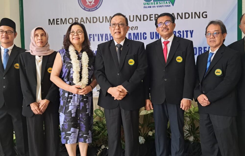 Universitas Islam As -Syafiiyah (Uia) Menjalin Kerjasama Dengan Jeonbuk National University (Jbnu) Korea Selatan. Naskah Kerja Sama Atau Memorandum Of Understanding (Mou) Ditandatangani, Senin 14 April 2025, Di Kampus 2 Uia Jl. Raya Jatiwaringin-Pondokgede. Dari Uia Diwakili Rektor Prof. Dr. Masduki Ahmad, Sh.mm., Sementara Dari Jbnu Dilakukan Oleh Vice President Ms. Hwarim Cho. Disaksikan Ketua Yayasan Perguruan Tinggi As-Syafiiyah (Yapta) Prof. Dr. H. Dailami Firdaus Sh., Llm., Mba Dan Sejumlah Petinggi Kedua Belah Pihak Kampus. Kerjasama Mencakup, Antara Lain Peningkatan Sumber Daya Manusia (Sdm), Pertukaran Mahasiswa Dan Projek-Projek Penelitian. Dalam Sambutannya Prof. Dailami Mengatakan Kerja Sama Akademik Antara Uia Dengan Jbnu Merupakan Langkah Strategis Untuk Meningkatkan Kualitas Akademik Kedua Perguruan Tinggi. Pada Kesempataan Itu, Prof. Dailami, Yang Juga Senator Ri Dapil Jakarta Ini, Menjelaskan Tentang Sejarah Uia, Kerja Sama Internasional Uia Dengan Pihak Lain, Dan Beberapa Perkenalan Institusi Di Uia. “Uia Berkomitmen Menjalin Kerja Sama Dengan Lembaga-Lembaga Pendidikan Internasional Mana Pun Untuk Meningkat Kualitas Sdm Dan Memperluas Jaringan,” Jelas Dailami. Prof Dailami Berharap Kerja Sama Akademik Dengan Jbnu Memberikan Dampak Positif Untuk Kemajuan Pendidikan Di Indonesia Dan Korea Selatan. “Ini Adalah Peluang Peningkatan Kualitas Sdm Di Kedua Belah Pihak Bisa Menjadi Lebih Maju,” Yakinnya. Usai Mou, Kegiatan Dilanjutkan Dengan Seminar Internasional Dengan Pembicara Ms. Hwarim Cho Dan Ms. Lee Hyeonsu Dari Jeonbuk National University Dan Dr. R. Indarjani.,M.sc Dari Universitas Islam As-Syafi’iyah Sebagai Direktur As-Syafi’iyah Halal Centre (Ahc). Pembicara Pertama, Ms Hwarim Cho Memberikan Banyak Informasi Tentang Peluang Kerja Sama Dengan Jeonbuk National University. Hal Itu Dilanjutkan Dengan Program-Program Internasional Oleh Ms Lee. Dari Uia, Dr. R. Indarjani.m.sc Menjelaskan Tentang Pendirian As-Syafi’iyah Halal Centre (Ahc), Program Kerja Ahc, Dan Peluang Kerja Sama Dengan Jeonbuk National University. Seminar Dimoderatori Dekan Fkip Uia Dr. Misbah Fikrianbto Mm., M.si., M.pd. Dalam Pengantarnya Dr. Misbah Mengatakan Pentingnya Tindaklanjut Mou, Yaitu Tahapan Moa Atau Implementation Agreement (Ia) Oleh Kedua Belah Pihak. Misbah Juga Menekankan Pendidikan Merupakan Sektor Utama Yang Strategis Dalam Membangun Sdm Berkualitas. Sdm Bermutu Dihasilkan Melalui Perguruan Tinggi Bermutu. Perguruan Tinggi Merupakan Jenjang Teratas Dalam Layanan Pendidikan. Sebagai Informasi, Jeonbuk National University Merupakan Universitas Negeri Terbaik Kedua Dari 10 Kampus Negeri Di Korea Selatan. Perguruan Tinggi Yang Memiliki Prestasi Terbaik Dalam Berbagai Rangking Dunia.