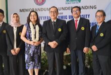 Universitas Islam As -Syafiiyah (Uia) Menjalin Kerjasama Dengan Jeonbuk National University (Jbnu) Korea Selatan. Naskah Kerja Sama Atau Memorandum Of Understanding (Mou) Ditandatangani, Senin 14 April 2025, Di Kampus 2 Uia Jl. Raya Jatiwaringin-Pondokgede. Dari Uia Diwakili Rektor Prof. Dr. Masduki Ahmad, Sh.mm., Sementara Dari Jbnu Dilakukan Oleh Vice President Ms. Hwarim Cho. Disaksikan Ketua Yayasan Perguruan Tinggi As-Syafiiyah (Yapta) Prof. Dr. H. Dailami Firdaus Sh., Llm., Mba Dan Sejumlah Petinggi Kedua Belah Pihak Kampus. Kerjasama Mencakup, Antara Lain Peningkatan Sumber Daya Manusia (Sdm), Pertukaran Mahasiswa Dan Projek-Projek Penelitian. Dalam Sambutannya Prof. Dailami Mengatakan Kerja Sama Akademik Antara Uia Dengan Jbnu Merupakan Langkah Strategis Untuk Meningkatkan Kualitas Akademik Kedua Perguruan Tinggi. Pada Kesempataan Itu, Prof. Dailami, Yang Juga Senator Ri Dapil Jakarta Ini, Menjelaskan Tentang Sejarah Uia, Kerja Sama Internasional Uia Dengan Pihak Lain, Dan Beberapa Perkenalan Institusi Di Uia. “Uia Berkomitmen Menjalin Kerja Sama Dengan Lembaga-Lembaga Pendidikan Internasional Mana Pun Untuk Meningkat Kualitas Sdm Dan Memperluas Jaringan,” Jelas Dailami. Prof Dailami Berharap Kerja Sama Akademik Dengan Jbnu Memberikan Dampak Positif Untuk Kemajuan Pendidikan Di Indonesia Dan Korea Selatan. “Ini Adalah Peluang Peningkatan Kualitas Sdm Di Kedua Belah Pihak Bisa Menjadi Lebih Maju,” Yakinnya. Usai Mou, Kegiatan Dilanjutkan Dengan Seminar Internasional Dengan Pembicara Ms. Hwarim Cho Dan Ms. Lee Hyeonsu Dari Jeonbuk National University Dan Dr. R. Indarjani.,M.sc Dari Universitas Islam As-Syafi’iyah Sebagai Direktur As-Syafi’iyah Halal Centre (Ahc). Pembicara Pertama, Ms Hwarim Cho Memberikan Banyak Informasi Tentang Peluang Kerja Sama Dengan Jeonbuk National University. Hal Itu Dilanjutkan Dengan Program-Program Internasional Oleh Ms Lee. Dari Uia, Dr. R. Indarjani.m.sc Menjelaskan Tentang Pendirian As-Syafi’iyah Halal Centre (Ahc), Program Kerja Ahc, Dan Peluang Kerja Sama Dengan Jeonbuk National University. Seminar Dimoderatori Dekan Fkip Uia Dr. Misbah Fikrianbto Mm., M.si., M.pd. Dalam Pengantarnya Dr. Misbah Mengatakan Pentingnya Tindaklanjut Mou, Yaitu Tahapan Moa Atau Implementation Agreement (Ia) Oleh Kedua Belah Pihak. Misbah Juga Menekankan Pendidikan Merupakan Sektor Utama Yang Strategis Dalam Membangun Sdm Berkualitas. Sdm Bermutu Dihasilkan Melalui Perguruan Tinggi Bermutu. Perguruan Tinggi Merupakan Jenjang Teratas Dalam Layanan Pendidikan. Sebagai Informasi, Jeonbuk National University Merupakan Universitas Negeri Terbaik Kedua Dari 10 Kampus Negeri Di Korea Selatan. Perguruan Tinggi Yang Memiliki Prestasi Terbaik Dalam Berbagai Rangking Dunia.