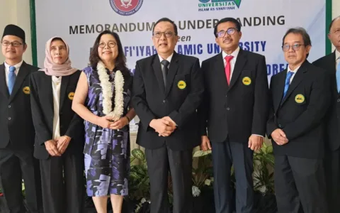 Universitas Islam As -Syafiiyah (UIA) menjalin kerjasama dengan Jeonbuk National University (JBNU) Korea Selatan. Naskah kerja sama atau Memorandum of Understanding (MoU) ditandatangani, Senin 14 April 2025, di Kampus 2 UIA Jl. Raya Jatiwaringin-Pondokgede. Dari UIA diwakili Rektor Prof. Dr. Masduki Ahmad, SH.MM., sementara dari JBNU dilakukan oleh Vice President Ms. Hwarim CHO. Disaksikan Ketua Yayasan Perguruan Tinggi As-Syafiiyah (YAPTA) Prof. Dr. H. Dailami Firdaus SH., LLM., MBA dan sejumlah petinggi kedua belah pihak kampus. Kerjasama mencakup, antara lain peningkatan Sumber Daya Manusia (SDM), pertukaran mahasiswa dan projek-projek penelitian. Dalam sambutannya Prof. Dailami mengatakan kerja sama akademik antara UIA dengan JBNU merupakan langkah strategis untuk meningkatkan kualitas akademik kedua perguruan tinggi. Pada kesempataan itu, Prof. Dailami, yang juga senator RI Dapil Jakarta ini, menjelaskan tentang sejarah UIA, kerja sama Internasional UIA dengan pihak lain, dan beberapa perkenalan institusi di UIA. “UIA berkomitmen menjalin kerja sama dengan lembaga-lembaga pendidikan internasional mana pun untuk meningkat kualitas SDM dan memperluas jaringan,” jelas Dailami. Prof Dailami berharap kerja sama akademik dengan JBNU memberikan dampak positif untuk kemajuan pendidikan di Indonesia dan Korea Selatan. “Ini adalah peluang peningkatan kualitas SDM di kedua belah pihak bisa menjadi lebih maju,” yakinnya. Usai MoU, kegiatan dilanjutkan dengan seminar internasional dengan pembicara Ms. Hwarim CHO dan Ms. Lee Hyeonsu dari Jeonbuk National University dan Dr. R. Indarjani.,M.Sc dari Universitas Islam As-syafi’iyah sebagai Direktur As-syafi’iyah Halal Centre (AHC). Pembicara pertama, Ms Hwarim CHO memberikan banyak informasi tentang peluang kerja sama dengan Jeonbuk National University. Hal itu dilanjutkan dengan program-program internasional oleh Ms Lee. Dari UIA, Dr. R. Indarjani.M.Sc menjelaskan tentang pendirian As-syafi’iyah Halal Centre (AHC), program kerja AHC, dan peluang kerja sama dengan Jeonbuk National University. Seminar dimoderatori Dekan FKIP UIA Dr. Misbah Fikrianbto MM., M.Si., M.Pd. Dalam pengantarnya Dr. Misbah mengatakan pentingnya tindaklanjut MoU, yaitu tahapan MoA atau Implementation Agreement (IA) oleh kedua belah pihak. Misbah juga menekankan pendidikan merupakan sektor utama yang strategis dalam membangun SDM berkualitas. SDM bermutu dihasilkan melalui perguruan tinggi bermutu. Perguruan tinggi merupakan jenjang teratas dalam layanan Pendidikan. Sebagai informasi, Jeonbuk National University merupakan Universitas Negeri Terbaik Kedua dari 10 Kampus Negeri di Korea Selatan. Perguruan Tinggi yang memiliki prestasi terbaik dalam berbagai rangking dunia.