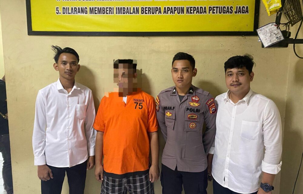 Jakarta - Serang - Ditreskrimum Polda Banten Melakukan Penangkapan Terhadap Salah Satu Oknum Anggota Dewan Perwakilan Rakyat Daerah (Dprd) Provinsi Banten Dari Fraksi Partai Golkar Atas Tindak Pidana Penipuan Dan Atau Penggelapan, Sebagaimana Dimaksud Dalam Pasal 378 Kuhpidana Dan Atau Pasal 372 Kuhpidana, Pelaku Berinisial Rf (44) Dengan Modus Tersangka Menyerahkan Beberapa Lembar Cek Kepada Pihak Korban Sebagai Alat Pembayaran Terhadap Barang Yang Didapat Oleh Tersangka, Akan Tetapi Cek Tersebut Tidak Dapat Dicairkan Dan Mendapat Penolakan Dari Pihak Bank Dengan Alasan Saldo Tidak Cukup. Saat Dikonfirmasi, Dirreskrimum Polda Banten Kombes Pol Dian Setyawan Menjelaskan Terkait Kejadian Tersebut. “Kejadian Sekitar Bulan Februari 2024 Di Kantor Bank Bjb Cabang Cilegon, Saat Itu Tsk Rf Menyerahkan 1 Lembar Cek Bank Bjb Nomor Daa02117363 Senilai Rp350 Juta Kepada Pihak Pt. Sinar Dinamika Beton Sebagai Pembayaran Terhadap Pembelian Barang Berupa Beton Ready Mix Atau Beton Siap Cor, Adapun Pemesanan Yang Dilakukan Oleh Tsk Rf Selaku Direktur Dari Cv. Prisma Kencana Tersebut Sebagaimana Adanya Surat Pesanan Yang Dibuat Dan Ditandatangani Oleh Tersangka Itu Sendiri Untuk Menunjang Pekerjaan Yang Sedang Dilaksanakan Oleh Cv. Prisma Kencana,” Kata Dian Pada Selasa (15/04). “Sementara Penyerahan 1 Lembar Cek Bank Bjb Senilai Rp350 Juta Tersebut Diserahkan Oleh Tsk Rf Kepada Pihak Pt. Sinar Dinamika Beton Sebagai Alat Pembayarannya Yang Jika Tidak Diserahkannya Cek Tersebut Kepada Pihak Pt. Sinar Dinamika Beton Tidak Akan Mengirimkan Barang Berupa Beton Ready Mix Sesuai Dengan Pesanan, Maka Dengan Adanya Cek Yang Diserahkan Oleh Tsk Rf Tersebut Kemudian Pihak Pt. Sinar Dinamika Beton Mengirimkan Barang Berupa Beton Ready Mix Kepada Tsk Rf, Setelah Barang Berupa Ready Mix Tersebut Diterima Oleh Pihak Tsk, Maka Selanjutnya Pihak Pt. Sinar Dinamika Beton Mencairkan 1 Lembar Cek Bank Bjb Senilai Rp350 Juta Tersebut, Akan Tetapi Cek Tersebut Tidak Dapat Dicairkan Dan Atau Mendapat Penolakan Dari Pihak Bank Bjb Cabang Cilegon Dengan Alasan Saldo Tidak Cukup Dan Dengan Adanya Hal Tersebut Pihak Pt. Sinar Dinamika Beton Mengalami Kerugian Yang Hingga Saat Ini Tidak Bisa Di Pertanggung Jawabkan Oleh Tsk Rf,” Jelas Dian. Adapun Barang Bukti Yang Amankan Yaitu: - 1 Lembar Cek Bank Bjb Nomor Warkat : Daa02117363 Senilai Rp350 Juta Tanggal 27 Oktober 2015; - 1 Lembar Surat Keterangan Penolakan Yang Dikeluarkan Oleh Bank Bjb Cabang Cilegon Tertanggal 02 Februari 2024; - 1 Lembar Invoice Nomor : 274/Keu-Sdb/Xi/2015, Tanggal 18 November 2015; - 1 Lembar Invoice Nomor : 253/Keu-Sdb/X/2015, Tanggal 31 Oktober 2015; - 1 Lembar Tanda Terima 2 Lembar Cek Dari Tsk Rf; - 1 Bundle Surat Jalan Bukti Pengiriman Barang Berupa Beton Ready Mix Dari Pt. Sinar Dinamika Beton; - 1 Lembar Surat Pesanan Nomor : 000238 Yang Ditandatangani Oleh Tsk Rf Tertanggal 08 Oktober 2015; - 1 Lembar Surat Pesanan Nomor : 000302 Yang Ditandatangani Oleh Tsk Rf Tertanggal 19 Oktober 2015. Diakhir Dian Menerangkan Pasal Yang Dikenakan Kepada Tersangka. “Untuk Mempertanggung Jawabkan Perbuatannya Tsk Rf Dikenakan Pasal 378 Kuhpidana Dan Atau Pasal 372 Kuhpidana Dengan Ancaman Hukuman 4 Tahun Penjara,” Tutup Dian.