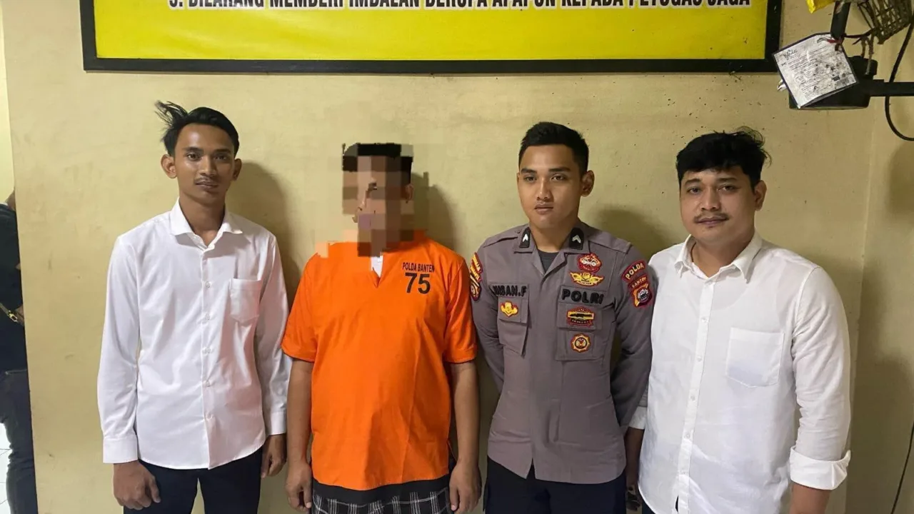 Jakarta - Serang - Ditreskrimum Polda Banten melakukan penangkapan terhadap salah satu oknum anggota Dewan Perwakilan Rakyat Daerah (DPRD) Provinsi Banten dari Fraksi Partai Golkar atas tindak pidana penipuan dan atau penggelapan, sebagaimana dimaksud dalam pasal 378 KUHPidana dan atau pasal 372 KUHPidana, pelaku berinisial RF (44) dengan modus tersangka menyerahkan beberapa lembar Cek kepada pihak korban sebagai alat pembayaran terhadap barang yang didapat oleh tersangka, akan tetapi Cek tersebut tidak dapat dicairkan dan mendapat penolakan dari pihak Bank dengan alasan Saldo Tidak Cukup. Saat dikonfirmasi, Dirreskrimum Polda Banten Kombes Pol Dian Setyawan menjelaskan terkait kejadian tersebut. “Kejadian sekitar bulan Februari 2024 di Kantor Bank BJB Cabang Cilegon, Saat itu Tsk RF menyerahkan 1 lembar Cek Bank BJB Nomor DAA02117363 senilai Rp350 juta kepada pihak PT. SINAR DINAMIKA BETON sebagai pembayaran terhadap pembelian barang berupa beton ready mix atau beton siap cor, adapun pemesanan yang dilakukan oleh Tsk RF selaku Direktur dari CV. PRISMA KENCANA tersebut sebagaimana adanya Surat Pesanan yang dibuat dan ditandatangani oleh tersangka itu sendiri untuk menunjang pekerjaan yang sedang dilaksanakan oleh CV. PRISMA KENCANA,” kata Dian pada Selasa (15/04). “Sementara penyerahan 1 lembar Cek Bank BJB senilai Rp350 juta tersebut diserahkan oleh Tsk RF kepada pihak PT. SINAR DINAMIKA BETON sebagai alat pembayarannya yang jika tidak diserahkannya cek tersebut kepada pihak PT. SINAR DINAMIKA BETON tidak akan mengirimkan barang berupa Beton Ready Mix sesuai dengan pesanan, maka dengan adanya cek yang diserahkan oleh Tsk RF tersebut kemudian pihak PT. SINAR DINAMIKA BETON mengirimkan barang berupa Beton Ready Mix kepada Tsk RF, setelah barang berupa ready mix tersebut diterima oleh pihak Tsk, maka selanjutnya pihak PT. SINAR DINAMIKA BETON mencairkan 1 lembar Cek Bank BJB senilai Rp350 juta tersebut, akan tetapi cek tersebut tidak dapat dicairkan dan atau mendapat penolakan dari pihak Bank BJB Cabang Cilegon dengan alasan Saldo Tidak Cukup dan dengan adanya hal tersebut pihak PT. SINAR DINAMIKA BETON mengalami kerugian yang hingga saat ini tidak bisa di pertanggung jawabkan oleh Tsk RF,” jelas Dian. Adapun Barang Bukti yang amankan yaitu: - 1 lembar Cek Bank BJB Nomor Warkat : DAA02117363 senilai Rp350 juta tanggal 27 Oktober 2015; - 1 lembar Surat Keterangan Penolakan yang dikeluarkan oleh Bank BJB Cabang Cilegon tertanggal 02 Februari 2024; - 1 lembar Invoice Nomor : 274/KEU-SDB/XI/2015, tanggal 18 November 2015; - 1 lembar Invoice Nomor : 253/KEU-SDB/X/2015, tanggal 31 Oktober 2015; - 1 lembar tanda terima 2 lembar cek dari Tsk RF; - 1 bundle Surat Jalan bukti pengiriman barang berupa beton ready mix dari PT. SINAR DINAMIKA BETON; - 1 lembar Surat Pesanan Nomor : 000238 yang ditandatangani oleh Tsk RF tertanggal 08 Oktober 2015; - 1 lembar Surat Pesanan Nomor : 000302 yang ditandatangani oleh Tsk RF tertanggal 19 Oktober 2015. Diakhir Dian menerangkan Pasal yang dikenakan kepada tersangka. “Untuk mempertanggung jawabkan perbuatannya Tsk RF dikenakan Pasal 378 KUHPidana dan atau Pasal 372 KUHPidana dengan ancaman hukuman 4 tahun Penjara,” tutup Dian.