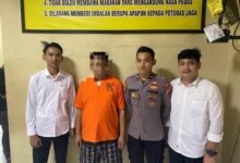 Jakarta - Serang - Ditreskrimum Polda Banten Melakukan Penangkapan Terhadap Salah Satu Oknum Anggota Dewan Perwakilan Rakyat Daerah (Dprd) Provinsi Banten Dari Fraksi Partai Golkar Atas Tindak Pidana Penipuan Dan Atau Penggelapan, Sebagaimana Dimaksud Dalam Pasal 378 Kuhpidana Dan Atau Pasal 372 Kuhpidana, Pelaku Berinisial Rf (44) Dengan Modus Tersangka Menyerahkan Beberapa Lembar Cek Kepada Pihak Korban Sebagai Alat Pembayaran Terhadap Barang Yang Didapat Oleh Tersangka, Akan Tetapi Cek Tersebut Tidak Dapat Dicairkan Dan Mendapat Penolakan Dari Pihak Bank Dengan Alasan Saldo Tidak Cukup. Saat Dikonfirmasi, Dirreskrimum Polda Banten Kombes Pol Dian Setyawan Menjelaskan Terkait Kejadian Tersebut. “Kejadian Sekitar Bulan Februari 2024 Di Kantor Bank Bjb Cabang Cilegon, Saat Itu Tsk Rf Menyerahkan 1 Lembar Cek Bank Bjb Nomor Daa02117363 Senilai Rp350 Juta Kepada Pihak Pt. Sinar Dinamika Beton Sebagai Pembayaran Terhadap Pembelian Barang Berupa Beton Ready Mix Atau Beton Siap Cor, Adapun Pemesanan Yang Dilakukan Oleh Tsk Rf Selaku Direktur Dari Cv. Prisma Kencana Tersebut Sebagaimana Adanya Surat Pesanan Yang Dibuat Dan Ditandatangani Oleh Tersangka Itu Sendiri Untuk Menunjang Pekerjaan Yang Sedang Dilaksanakan Oleh Cv. Prisma Kencana,” Kata Dian Pada Selasa (15/04). “Sementara Penyerahan 1 Lembar Cek Bank Bjb Senilai Rp350 Juta Tersebut Diserahkan Oleh Tsk Rf Kepada Pihak Pt. Sinar Dinamika Beton Sebagai Alat Pembayarannya Yang Jika Tidak Diserahkannya Cek Tersebut Kepada Pihak Pt. Sinar Dinamika Beton Tidak Akan Mengirimkan Barang Berupa Beton Ready Mix Sesuai Dengan Pesanan, Maka Dengan Adanya Cek Yang Diserahkan Oleh Tsk Rf Tersebut Kemudian Pihak Pt. Sinar Dinamika Beton Mengirimkan Barang Berupa Beton Ready Mix Kepada Tsk Rf, Setelah Barang Berupa Ready Mix Tersebut Diterima Oleh Pihak Tsk, Maka Selanjutnya Pihak Pt. Sinar Dinamika Beton Mencairkan 1 Lembar Cek Bank Bjb Senilai Rp350 Juta Tersebut, Akan Tetapi Cek Tersebut Tidak Dapat Dicairkan Dan Atau Mendapat Penolakan Dari Pihak Bank Bjb Cabang Cilegon Dengan Alasan Saldo Tidak Cukup Dan Dengan Adanya Hal Tersebut Pihak Pt. Sinar Dinamika Beton Mengalami Kerugian Yang Hingga Saat Ini Tidak Bisa Di Pertanggung Jawabkan Oleh Tsk Rf,” Jelas Dian. Adapun Barang Bukti Yang Amankan Yaitu: - 1 Lembar Cek Bank Bjb Nomor Warkat : Daa02117363 Senilai Rp350 Juta Tanggal 27 Oktober 2015; - 1 Lembar Surat Keterangan Penolakan Yang Dikeluarkan Oleh Bank Bjb Cabang Cilegon Tertanggal 02 Februari 2024; - 1 Lembar Invoice Nomor : 274/Keu-Sdb/Xi/2015, Tanggal 18 November 2015; - 1 Lembar Invoice Nomor : 253/Keu-Sdb/X/2015, Tanggal 31 Oktober 2015; - 1 Lembar Tanda Terima 2 Lembar Cek Dari Tsk Rf; - 1 Bundle Surat Jalan Bukti Pengiriman Barang Berupa Beton Ready Mix Dari Pt. Sinar Dinamika Beton; - 1 Lembar Surat Pesanan Nomor : 000238 Yang Ditandatangani Oleh Tsk Rf Tertanggal 08 Oktober 2015; - 1 Lembar Surat Pesanan Nomor : 000302 Yang Ditandatangani Oleh Tsk Rf Tertanggal 19 Oktober 2015. Diakhir Dian Menerangkan Pasal Yang Dikenakan Kepada Tersangka. “Untuk Mempertanggung Jawabkan Perbuatannya Tsk Rf Dikenakan Pasal 378 Kuhpidana Dan Atau Pasal 372 Kuhpidana Dengan Ancaman Hukuman 4 Tahun Penjara,” Tutup Dian.
