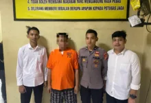 Jakarta - Serang - Ditreskrimum Polda Banten melakukan penangkapan terhadap salah satu oknum anggota Dewan Perwakilan Rakyat Daerah (DPRD) Provinsi Banten dari Fraksi Partai Golkar atas tindak pidana penipuan dan atau penggelapan, sebagaimana dimaksud dalam pasal 378 KUHPidana dan atau pasal 372 KUHPidana, pelaku berinisial RF (44) dengan modus tersangka menyerahkan beberapa lembar Cek kepada pihak korban sebagai alat pembayaran terhadap barang yang didapat oleh tersangka, akan tetapi Cek tersebut tidak dapat dicairkan dan mendapat penolakan dari pihak Bank dengan alasan Saldo Tidak Cukup. Saat dikonfirmasi, Dirreskrimum Polda Banten Kombes Pol Dian Setyawan menjelaskan terkait kejadian tersebut. “Kejadian sekitar bulan Februari 2024 di Kantor Bank BJB Cabang Cilegon, Saat itu Tsk RF menyerahkan 1 lembar Cek Bank BJB Nomor DAA02117363 senilai Rp350 juta kepada pihak PT. SINAR DINAMIKA BETON sebagai pembayaran terhadap pembelian barang berupa beton ready mix atau beton siap cor, adapun pemesanan yang dilakukan oleh Tsk RF selaku Direktur dari CV. PRISMA KENCANA tersebut sebagaimana adanya Surat Pesanan yang dibuat dan ditandatangani oleh tersangka itu sendiri untuk menunjang pekerjaan yang sedang dilaksanakan oleh CV. PRISMA KENCANA,” kata Dian pada Selasa (15/04). “Sementara penyerahan 1 lembar Cek Bank BJB senilai Rp350 juta tersebut diserahkan oleh Tsk RF kepada pihak PT. SINAR DINAMIKA BETON sebagai alat pembayarannya yang jika tidak diserahkannya cek tersebut kepada pihak PT. SINAR DINAMIKA BETON tidak akan mengirimkan barang berupa Beton Ready Mix sesuai dengan pesanan, maka dengan adanya cek yang diserahkan oleh Tsk RF tersebut kemudian pihak PT. SINAR DINAMIKA BETON mengirimkan barang berupa Beton Ready Mix kepada Tsk RF, setelah barang berupa ready mix tersebut diterima oleh pihak Tsk, maka selanjutnya pihak PT. SINAR DINAMIKA BETON mencairkan 1 lembar Cek Bank BJB senilai Rp350 juta tersebut, akan tetapi cek tersebut tidak dapat dicairkan dan atau mendapat penolakan dari pihak Bank BJB Cabang Cilegon dengan alasan Saldo Tidak Cukup dan dengan adanya hal tersebut pihak PT. SINAR DINAMIKA BETON mengalami kerugian yang hingga saat ini tidak bisa di pertanggung jawabkan oleh Tsk RF,” jelas Dian. Adapun Barang Bukti yang amankan yaitu: - 1 lembar Cek Bank BJB Nomor Warkat : DAA02117363 senilai Rp350 juta tanggal 27 Oktober 2015; - 1 lembar Surat Keterangan Penolakan yang dikeluarkan oleh Bank BJB Cabang Cilegon tertanggal 02 Februari 2024; - 1 lembar Invoice Nomor : 274/KEU-SDB/XI/2015, tanggal 18 November 2015; - 1 lembar Invoice Nomor : 253/KEU-SDB/X/2015, tanggal 31 Oktober 2015; - 1 lembar tanda terima 2 lembar cek dari Tsk RF; - 1 bundle Surat Jalan bukti pengiriman barang berupa beton ready mix dari PT. SINAR DINAMIKA BETON; - 1 lembar Surat Pesanan Nomor : 000238 yang ditandatangani oleh Tsk RF tertanggal 08 Oktober 2015; - 1 lembar Surat Pesanan Nomor : 000302 yang ditandatangani oleh Tsk RF tertanggal 19 Oktober 2015. Diakhir Dian menerangkan Pasal yang dikenakan kepada tersangka. “Untuk mempertanggung jawabkan perbuatannya Tsk RF dikenakan Pasal 378 KUHPidana dan atau Pasal 372 KUHPidana dengan ancaman hukuman 4 tahun Penjara,” tutup Dian.