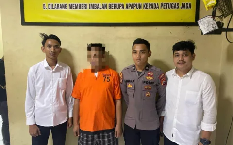 Jakarta - Serang - Ditreskrimum Polda Banten melakukan penangkapan terhadap salah satu oknum anggota Dewan Perwakilan Rakyat Daerah (DPRD) Provinsi Banten dari Fraksi Partai Golkar atas tindak pidana penipuan dan atau penggelapan, sebagaimana dimaksud dalam pasal 378 KUHPidana dan atau pasal 372 KUHPidana, pelaku berinisial RF (44) dengan modus tersangka menyerahkan beberapa lembar Cek kepada pihak korban sebagai alat pembayaran terhadap barang yang didapat oleh tersangka, akan tetapi Cek tersebut tidak dapat dicairkan dan mendapat penolakan dari pihak Bank dengan alasan Saldo Tidak Cukup. Saat dikonfirmasi, Dirreskrimum Polda Banten Kombes Pol Dian Setyawan menjelaskan terkait kejadian tersebut. “Kejadian sekitar bulan Februari 2024 di Kantor Bank BJB Cabang Cilegon, Saat itu Tsk RF menyerahkan 1 lembar Cek Bank BJB Nomor DAA02117363 senilai Rp350 juta kepada pihak PT. SINAR DINAMIKA BETON sebagai pembayaran terhadap pembelian barang berupa beton ready mix atau beton siap cor, adapun pemesanan yang dilakukan oleh Tsk RF selaku Direktur dari CV. PRISMA KENCANA tersebut sebagaimana adanya Surat Pesanan yang dibuat dan ditandatangani oleh tersangka itu sendiri untuk menunjang pekerjaan yang sedang dilaksanakan oleh CV. PRISMA KENCANA,” kata Dian pada Selasa (15/04). “Sementara penyerahan 1 lembar Cek Bank BJB senilai Rp350 juta tersebut diserahkan oleh Tsk RF kepada pihak PT. SINAR DINAMIKA BETON sebagai alat pembayarannya yang jika tidak diserahkannya cek tersebut kepada pihak PT. SINAR DINAMIKA BETON tidak akan mengirimkan barang berupa Beton Ready Mix sesuai dengan pesanan, maka dengan adanya cek yang diserahkan oleh Tsk RF tersebut kemudian pihak PT. SINAR DINAMIKA BETON mengirimkan barang berupa Beton Ready Mix kepada Tsk RF, setelah barang berupa ready mix tersebut diterima oleh pihak Tsk, maka selanjutnya pihak PT. SINAR DINAMIKA BETON mencairkan 1 lembar Cek Bank BJB senilai Rp350 juta tersebut, akan tetapi cek tersebut tidak dapat dicairkan dan atau mendapat penolakan dari pihak Bank BJB Cabang Cilegon dengan alasan Saldo Tidak Cukup dan dengan adanya hal tersebut pihak PT. SINAR DINAMIKA BETON mengalami kerugian yang hingga saat ini tidak bisa di pertanggung jawabkan oleh Tsk RF,” jelas Dian. Adapun Barang Bukti yang amankan yaitu: - 1 lembar Cek Bank BJB Nomor Warkat : DAA02117363 senilai Rp350 juta tanggal 27 Oktober 2015; - 1 lembar Surat Keterangan Penolakan yang dikeluarkan oleh Bank BJB Cabang Cilegon tertanggal 02 Februari 2024; - 1 lembar Invoice Nomor : 274/KEU-SDB/XI/2015, tanggal 18 November 2015; - 1 lembar Invoice Nomor : 253/KEU-SDB/X/2015, tanggal 31 Oktober 2015; - 1 lembar tanda terima 2 lembar cek dari Tsk RF; - 1 bundle Surat Jalan bukti pengiriman barang berupa beton ready mix dari PT. SINAR DINAMIKA BETON; - 1 lembar Surat Pesanan Nomor : 000238 yang ditandatangani oleh Tsk RF tertanggal 08 Oktober 2015; - 1 lembar Surat Pesanan Nomor : 000302 yang ditandatangani oleh Tsk RF tertanggal 19 Oktober 2015. Diakhir Dian menerangkan Pasal yang dikenakan kepada tersangka. “Untuk mempertanggung jawabkan perbuatannya Tsk RF dikenakan Pasal 378 KUHPidana dan atau Pasal 372 KUHPidana dengan ancaman hukuman 4 tahun Penjara,” tutup Dian.