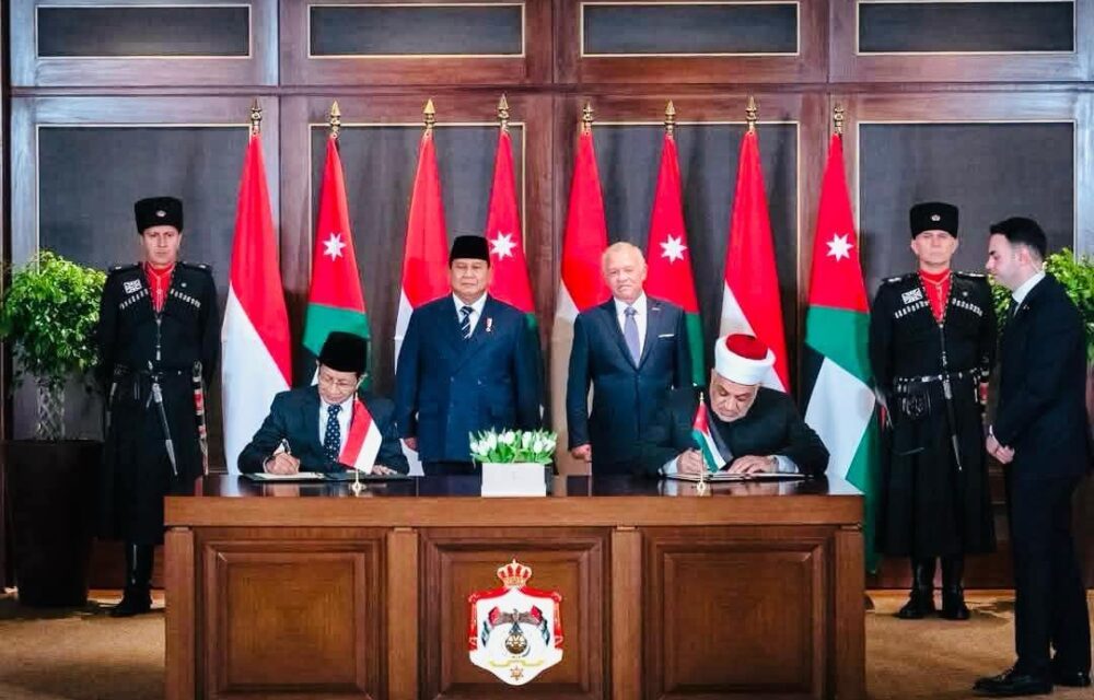 Jordania - Kementerian Agama Republik Indonesia Menjalin Kerja Sama Dengan Dua Kementerian Kerajaan Yordania. Dua Kementerian Tersebut Kementerian Pendidikan Tinggi Dan Riset Serta Kementerian Urusan Agama, Wakaf, Dan Tempat Suci Kerajaan Yordania. Mou Yang Ditandatangani Berkenaan Dengan Penguatan Program Pendidikan, Urusan Islam, Dan Wakaf. Nota Kesepahaman Bidang Pendidikan Ditandai Dengan Penandatanganan Mou Oleh Menteri Agama Ri Nasaruddin Umar Dan Menteri Pendidikan Tinggi Dan Riset Kerajaan Yordania Azmi Mahafzah. Sementara Mou Bidang Urusan Agama Dan Wakaf Ditandatangani Menag Ri Bersama Dengan Menteri Wakaf, Urusan Islam, Dan Tempat Suci Yordania Mohammad Al-Khalaileh. Penandatanganan Ini Disaksikan Langsung Presiden Ri Prabowo Subiyanto Dan Raja Abdullah Ii Selaku Pemimpin Kerajaan Yordania. “Kami Bersepakat Dengan Menteri Pendidikan Tinggi Dan Riset Kerajaan Yordania Untuk Meningkatkan Kerja Sama Dua Negara Di Bidang Pendidikan, Baik Dalam Studi Sarjana Dan Pascasarjana, Double Degree, Maupun Shortcourse,” Sebut Menag Di Yordania, Senin (14/4/2025). “Sinergi Juga Kita Perkuat Dalam Riset Dan Pengabdian Masyarakat, Pengembangan Lembaga Pendidikan, Dan Mutual Recognition,” Sambungnya. Kedua Pihak, Kata Menag, Juga Akan Bersinergi Dalam Pertukaran Guru Besar, Dosen, Tenaga Kependidikan, Mahasiswa, Dan Santri. Ada Juga Pelatihan Singkat Penyegaran Bahasa Arab Dan Studi Islam Bagi Dosen Dan Tenaga Kependidikan. “Sinergi Dua Pihak Kini Juga Mencakup Pertukaran Beasiswa Di Semua Jenjang Pendidikan Untuk Dosen, Tenaga Kependidikan, Mahasiswa, Pelajar, Dan Santri,” Tegas Menag. “Kita Akan Segera Membentuk Komite Bersama Yang Akan Melakukan Rapat Teknis Secara Berkala Untuk Menindaklanjuti Pelaksanaan Sinergi Ini,” Tandas Menag. *Sinergi Urusan Agama* Di Bidang Urusan Agama Dan Wakaf, Menag Nasaruddin Umar Mengatakan Bahwa Pihaknya Sepakat Dengan Menteri Wakaf, Urusan Islam, Dan Tempat Suci Yordania Mohammad Al-Khalaileh Untuk Melakukan Penguatan Di Berbagai, Yaitu: (1) Pertukaran Pengalaman Dan Berbagi Praktik Terbaik Di Bidang Moderasi Beragama, Dan Pencegahan Ekstremisme Berbasis Agama. (2) Pertukaran Informasi, Pengalaman, Dan Praktik Terbaik Warisan Seni Budaya Dan Manuskrip Keagamaan. (3) Pertukaran Informasi, Pengalaman, Dan Praktik Terbaik Dalam Pengelolaan Masjid Dan Pemberdayaan Umat. (4) Pertukaran Tokoh Agama, Ulama, Penceramah, Dan Imam Masjid. (5) Membangun Dialog Antara Agama Dan Budaya. (6) Peningkatan Partisipasi Qari Dan Hakim Dalam Musabaqah Al-Qur'An Dan As-Sunnah. (7) Pertukaran Pengalaman Dan Keahlian Di Bidang Zakat Dan Wakaf. (8) Memberikan Beasiswa Pendidikan Dan Pelatihan Bagi Ulama, Pendakwah, Dan Nadhir. (9) Memperkenalkan Akta Amman Melalui Partisipasi Internasional Yang Diselenggarakan Di Amman Serta Memperkenalkan Deklarasi Istiqlal Melalui Partisipasi Internasional Yang Diselenggarakan Di Jakarta. “Kementerian Agama Ri Dan Kementerian Urusan Agama Dan Wakaf Yordania Juga Sepakat Akan Membentuk Komite Bersama Yang Akan Bertemu Secara Berkala Untuk Menindaklanjuti Mou Ini,” Tandasnya.