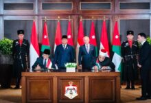 Jordania - Kementerian Agama Republik Indonesia Menjalin Kerja Sama Dengan Dua Kementerian Kerajaan Yordania. Dua Kementerian Tersebut Kementerian Pendidikan Tinggi Dan Riset Serta Kementerian Urusan Agama, Wakaf, Dan Tempat Suci Kerajaan Yordania. Mou Yang Ditandatangani Berkenaan Dengan Penguatan Program Pendidikan, Urusan Islam, Dan Wakaf. Nota Kesepahaman Bidang Pendidikan Ditandai Dengan Penandatanganan Mou Oleh Menteri Agama Ri Nasaruddin Umar Dan Menteri Pendidikan Tinggi Dan Riset Kerajaan Yordania Azmi Mahafzah. Sementara Mou Bidang Urusan Agama Dan Wakaf Ditandatangani Menag Ri Bersama Dengan Menteri Wakaf, Urusan Islam, Dan Tempat Suci Yordania Mohammad Al-Khalaileh. Penandatanganan Ini Disaksikan Langsung Presiden Ri Prabowo Subiyanto Dan Raja Abdullah Ii Selaku Pemimpin Kerajaan Yordania. “Kami Bersepakat Dengan Menteri Pendidikan Tinggi Dan Riset Kerajaan Yordania Untuk Meningkatkan Kerja Sama Dua Negara Di Bidang Pendidikan, Baik Dalam Studi Sarjana Dan Pascasarjana, Double Degree, Maupun Shortcourse,” Sebut Menag Di Yordania, Senin (14/4/2025). “Sinergi Juga Kita Perkuat Dalam Riset Dan Pengabdian Masyarakat, Pengembangan Lembaga Pendidikan, Dan Mutual Recognition,” Sambungnya. Kedua Pihak, Kata Menag, Juga Akan Bersinergi Dalam Pertukaran Guru Besar, Dosen, Tenaga Kependidikan, Mahasiswa, Dan Santri. Ada Juga Pelatihan Singkat Penyegaran Bahasa Arab Dan Studi Islam Bagi Dosen Dan Tenaga Kependidikan. “Sinergi Dua Pihak Kini Juga Mencakup Pertukaran Beasiswa Di Semua Jenjang Pendidikan Untuk Dosen, Tenaga Kependidikan, Mahasiswa, Pelajar, Dan Santri,” Tegas Menag. “Kita Akan Segera Membentuk Komite Bersama Yang Akan Melakukan Rapat Teknis Secara Berkala Untuk Menindaklanjuti Pelaksanaan Sinergi Ini,” Tandas Menag. *Sinergi Urusan Agama* Di Bidang Urusan Agama Dan Wakaf, Menag Nasaruddin Umar Mengatakan Bahwa Pihaknya Sepakat Dengan Menteri Wakaf, Urusan Islam, Dan Tempat Suci Yordania Mohammad Al-Khalaileh Untuk Melakukan Penguatan Di Berbagai, Yaitu: (1) Pertukaran Pengalaman Dan Berbagi Praktik Terbaik Di Bidang Moderasi Beragama, Dan Pencegahan Ekstremisme Berbasis Agama. (2) Pertukaran Informasi, Pengalaman, Dan Praktik Terbaik Warisan Seni Budaya Dan Manuskrip Keagamaan. (3) Pertukaran Informasi, Pengalaman, Dan Praktik Terbaik Dalam Pengelolaan Masjid Dan Pemberdayaan Umat. (4) Pertukaran Tokoh Agama, Ulama, Penceramah, Dan Imam Masjid. (5) Membangun Dialog Antara Agama Dan Budaya. (6) Peningkatan Partisipasi Qari Dan Hakim Dalam Musabaqah Al-Qur'An Dan As-Sunnah. (7) Pertukaran Pengalaman Dan Keahlian Di Bidang Zakat Dan Wakaf. (8) Memberikan Beasiswa Pendidikan Dan Pelatihan Bagi Ulama, Pendakwah, Dan Nadhir. (9) Memperkenalkan Akta Amman Melalui Partisipasi Internasional Yang Diselenggarakan Di Amman Serta Memperkenalkan Deklarasi Istiqlal Melalui Partisipasi Internasional Yang Diselenggarakan Di Jakarta. “Kementerian Agama Ri Dan Kementerian Urusan Agama Dan Wakaf Yordania Juga Sepakat Akan Membentuk Komite Bersama Yang Akan Bertemu Secara Berkala Untuk Menindaklanjuti Mou Ini,” Tandasnya.