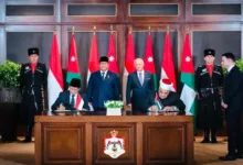 Jordania - Kementerian Agama Republik Indonesia menjalin kerja sama dengan dua Kementerian Kerajaan Yordania. Dua kementerian tersebut Kementerian Pendidikan Tinggi dan Riset serta Kementerian Urusan Agama, Wakaf, dan Tempat Suci Kerajaan Yordania. MoU yang ditandatangani berkenaan dengan penguatan program pendidikan, urusan Islam, dan wakaf. Nota kesepahaman bidang pendidikan ditandai dengan penandatanganan MoU oleh Menteri Agama RI Nasaruddin Umar dan Menteri Pendidikan Tinggi dan Riset Kerajaan Yordania Azmi Mahafzah. Sementara MoU bidang urusan agama dan wakaf ditandatangani Menag RI bersama dengan Menteri Wakaf, Urusan Islam, dan Tempat Suci Yordania Mohammad Al-Khalaileh. Penandatanganan ini disaksikan langsung Presiden RI Prabowo Subiyanto dan Raja Abdullah II selaku pemimpin Kerajaan Yordania. “Kami bersepakat dengan Menteri Pendidikan Tinggi dan Riset Kerajaan Yordania untuk meningkatkan kerja sama dua negara di bidang pendidikan, baik dalam studi sarjana dan pascasarjana, double degree, maupun shortcourse,” sebut Menag di Yordania, Senin (14/4/2025). “Sinergi juga kita perkuat dalam riset dan pengabdian masyarakat, pengembangan lembaga pendidikan, dan mutual recognition,” sambungnya. Kedua pihak, kata Menag, juga akan bersinergi dalam pertukaran guru besar, dosen, tenaga kependidikan, mahasiswa, dan santri. Ada juga pelatihan singkat penyegaran bahasa Arab dan Studi Islam bagi dosen dan tenaga kependidikan. “SInergi dua pihak kini juga mencakup pertukaran beasiswa di semua jenjang pendidikan untuk dosen, tenaga kependidikan, mahasiswa, pelajar, dan santri,” tegas Menag. “Kita akan segera membentuk komite bersama yang akan melakukan rapat teknis secara berkala untuk menindaklanjuti pelaksanaan sinergi ini,” tandas Menag. *Sinergi Urusan Agama* Di bidang urusan agama dan wakaf, Menag Nasaruddin Umar mengatakan bahwa pihaknya sepakat dengan Menteri Wakaf, Urusan Islam, dan Tempat Suci Yordania Mohammad Al-Khalaileh untuk melakukan penguatan di berbagai, yaitu: (1) Pertukaran pengalaman dan berbagi praktik terbaik di bidang moderasi beragama, dan pencegahan ekstremisme berbasis agama. (2) Pertukaran informasi, pengalaman, dan praktik terbaik warisan seni budaya dan manuskrip keagamaan. (3) Pertukaran informasi, pengalaman, dan praktik terbaik dalam pengelolaan masjid dan pemberdayaan umat. (4) Pertukaran tokoh agama, ulama, penceramah, dan imam masjid. (5) Membangun dialog antara agama dan budaya. (6) Peningkatan partisipasi qari dan hakim dalam musabaqah Al-Qur'an dan As-Sunnah. (7) Pertukaran pengalaman dan keahlian di bidang zakat dan wakaf. (8) Memberikan beasiswa pendidikan dan pelatihan bagi ulama, pendakwah, dan nadhir. (9) Memperkenalkan akta Amman melalui partisipasi internasional yang diselenggarakan di Amman serta memperkenalkan Deklarasi Istiqlal melalui partisipasi internasional yang diselenggarakan di Jakarta. “Kementerian Agama RI dan Kementerian Urusan Agama dan Wakaf Yordania juga sepakat akan membentuk komite bersama yang akan bertemu secara berkala untuk menindaklanjuti MoU ini,” tandasnya.