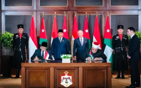 Jordania - Kementerian Agama Republik Indonesia menjalin kerja sama dengan dua Kementerian Kerajaan Yordania. Dua kementerian tersebut Kementerian Pendidikan Tinggi dan Riset serta Kementerian Urusan Agama, Wakaf, dan Tempat Suci Kerajaan Yordania. MoU yang ditandatangani berkenaan dengan penguatan program pendidikan, urusan Islam, dan wakaf. Nota kesepahaman bidang pendidikan ditandai dengan penandatanganan MoU oleh Menteri Agama RI Nasaruddin Umar dan Menteri Pendidikan Tinggi dan Riset Kerajaan Yordania Azmi Mahafzah. Sementara MoU bidang urusan agama dan wakaf ditandatangani Menag RI bersama dengan Menteri Wakaf, Urusan Islam, dan Tempat Suci Yordania Mohammad Al-Khalaileh. Penandatanganan ini disaksikan langsung Presiden RI Prabowo Subiyanto dan Raja Abdullah II selaku pemimpin Kerajaan Yordania. “Kami bersepakat dengan Menteri Pendidikan Tinggi dan Riset Kerajaan Yordania untuk meningkatkan kerja sama dua negara di bidang pendidikan, baik dalam studi sarjana dan pascasarjana, double degree, maupun shortcourse,” sebut Menag di Yordania, Senin (14/4/2025). “Sinergi juga kita perkuat dalam riset dan pengabdian masyarakat, pengembangan lembaga pendidikan, dan mutual recognition,” sambungnya. Kedua pihak, kata Menag, juga akan bersinergi dalam pertukaran guru besar, dosen, tenaga kependidikan, mahasiswa, dan santri. Ada juga pelatihan singkat penyegaran bahasa Arab dan Studi Islam bagi dosen dan tenaga kependidikan. “SInergi dua pihak kini juga mencakup pertukaran beasiswa di semua jenjang pendidikan untuk dosen, tenaga kependidikan, mahasiswa, pelajar, dan santri,” tegas Menag. “Kita akan segera membentuk komite bersama yang akan melakukan rapat teknis secara berkala untuk menindaklanjuti pelaksanaan sinergi ini,” tandas Menag. *Sinergi Urusan Agama* Di bidang urusan agama dan wakaf, Menag Nasaruddin Umar mengatakan bahwa pihaknya sepakat dengan Menteri Wakaf, Urusan Islam, dan Tempat Suci Yordania Mohammad Al-Khalaileh untuk melakukan penguatan di berbagai, yaitu: (1) Pertukaran pengalaman dan berbagi praktik terbaik di bidang moderasi beragama, dan pencegahan ekstremisme berbasis agama. (2) Pertukaran informasi, pengalaman, dan praktik terbaik warisan seni budaya dan manuskrip keagamaan. (3) Pertukaran informasi, pengalaman, dan praktik terbaik dalam pengelolaan masjid dan pemberdayaan umat. (4) Pertukaran tokoh agama, ulama, penceramah, dan imam masjid. (5) Membangun dialog antara agama dan budaya. (6) Peningkatan partisipasi qari dan hakim dalam musabaqah Al-Qur'an dan As-Sunnah. (7) Pertukaran pengalaman dan keahlian di bidang zakat dan wakaf. (8) Memberikan beasiswa pendidikan dan pelatihan bagi ulama, pendakwah, dan nadhir. (9) Memperkenalkan akta Amman melalui partisipasi internasional yang diselenggarakan di Amman serta memperkenalkan Deklarasi Istiqlal melalui partisipasi internasional yang diselenggarakan di Jakarta. “Kementerian Agama RI dan Kementerian Urusan Agama dan Wakaf Yordania juga sepakat akan membentuk komite bersama yang akan bertemu secara berkala untuk menindaklanjuti MoU ini,” tandasnya.
