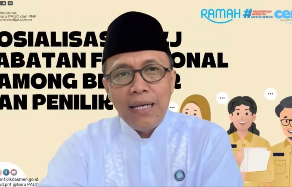 Jakarta – Peningkatan Kompetensi Para Pendidik Dan Tenaga Kependidikan Sangat Diperlukan Guna Menjadikan Proses Belajar Bagi Peserta Didik Lebih Baik. Selain Guru, Penilik Dan Pamong Belajar Adalah Tenaga Kependidikan Yang Bertugas Di Bidang Pendidikan Pada Satuan Pendidikan Non Formal. Tugas Utama Penilik Adalah Mengevaluasi Dan Mengendalikan Mutu Program Pendidikan, Sedangkan Pamong Belajar Bertugas Mengajar Dan Mengembangkan Model Pendidikan. Adapun Salah Satu Alat Ukur Dan Penilaian Terhadap Kompetensi Pegawai Asn Dilakukan Melalui Uji Kompetensi. Demikian Benang Merah Yang Dapat Dirangkum Dalam Webinar “Sosialisasi Uji Kompetensi Kenaikan Jabatan (Ukkj) - Jabatan Fungsional Pamong Belajar Dan Penilik” Yang Digelar Direktorat Guru Paud Dan Pnf Secara Daring, Selasa, (15/4). Direktur Guru Paud Dan Pendidikan Nonformal (Pnf) Kemendikdasmen, Suparto, Menjelaskan, Tujuan Diselenggarakannya Ukkj Adalah Mengukur Dan Menilai Kompetensi Teknis, Manajerial, Dan Sosio Kultural Jabatan Fungsional (Jf) Pamong Belajar Dan Jf Penilik Untuk Menentukan Kelayakan Naik Ke Jenjang Yang Lebih Tinggi. Suparto Berharap, Melalui Kegiatan Sosialisasi Ukkj Dapat Menghasilkan Sinergi Apik Dan Dampak Yang Lebih Optimal Serta Efisien. “Dinas Pendidikan Kab/Kota Dan Ditjen Gtkpg Akan Bersama-Sama Melaksanakan Dan Menyukseskan Pelaksanaan Program Uji Kompetensi, Untuk Dapat Menjadi Landasan Menentukan Langkah Lanjut Target Dan Capaian Yang Dituju,” Tuturnya Dalam Webinar Tersebut. Sementara Kasubdit Peningkatan Kapasitas, Perlindungan, Dan Pengendalian Direktorat Guru Paud Dan Pnf, Efrini, Menambahkan, Pelaksanaan Ukkj Ini Merupakan Amanat Pada Peraturan Menteri Pendayagunaan Aparatur Negara Nomor 1 Tahun 2023. Ukkj Merupakan Proses Pengukuran Dan Penilaian Terhadap Kompetensi Teknis, Manajerial, Dan Sosial Kultural Dari Pegawai Aparatur Sipil Negara. “Ukkj Akan Digelar Pada Juni 2025 Mendatang Bagi Pemerintah Daerah/Kota Yang Sudah Memiliki Rekomendasi Dari Ditjen Gtkpg Untuk Jabatan Menuju Jenjang Yang Lebih Tinggi Menjadi Ahli Muda Dan Ahli Madya,” Ungkapnya. Efrini Menyebutkan, Tercatat Jf Pamong Belajar 406 Orang Dan Penilik 436 Orang Dari 18 Provinsi Yang Mencakup 81 Kabupaten/Kota Yang Terdaftar Untuk Mengikuti Uukj. “Jumlah Tersebut Masih Sangat Jauh Dari Total Yang Diharapkan. Adapun Yang Belum, Masih Ditunggu Untuk Mengajukan Rekomendasi Sampai Dengan 30 April 2025,” Jelasnya. Efrini Pun Menjelaskan Tahap Pelaksanaan Ukkj Mencakup Pendaftaran Yang Dilakukan Secara Mandiri Sampai Dengan 21 April 2025, Verifikasi 21-24 April 2025, Pengumumun Dan Penjadwalan 10 Juni 2025, Tes Ujian 25 Juni 2025, Pengolahan Data 8-10 Juli 2025, Hingga Pengumuman Hasil Uukj Pada 11-15 Juli 2025. Adapun Ario Nur Cahyadi Dari Direktorat Guru Paud Dan Pnf Turut Menambahkan Bahwa Persyaratan Peserta Mencakup Menduduki Pangkat Tertinggi, Menandatangani Pakta Integritas, Memiliki Angka Kredit Komulatif Dan Prestasi Kerja, Wewenang Kebutuhan Jabatan, Memiliki Sertifikat, Serta Persyaratan Dokumen Calon Peserta, Hingga Usulan Dari Dinas Terkait. Ario Juga Menjelaskan Persyaratan Tempat Uji Kompetensi Yang Meliputi Akses Lokasi Yang Mudah Dijangkau, Memiliki Koneksi Internet Yang Kuat, Jaringan Listrik Memadai, Ruang Berkapasitas 30 Peserta, Hingga Didampingi Pengawas Yang Telah Ditetapkan. Selain Itu, “Calon Peserta Juga Harus Berkoordinasi Dengan Dinas Kabupaten/Kota Terkait. Kami Juga Akan Berkolaborasi Dengan Bgp Dan Bbgp Untuk Pemantauan Dan Pelaksanaan Uji Kompetensi,” Ujarnya. Di Samping Itu, Tambah Ario, Dinas Pendidikan Juga Harus Berperan Melakukan Verifikasi Dan Validasi Data Potensi Peserta, Mengusulkan Calon Peserta, Mengajukan Usulan Tuk Dan Pengawas, Menyosialisasi Persiapan Dan Pelaksanaan, Serta Membentuk Dan Menetapkan Tim Bantuan Bagi Peserta. Sedangkan Deni Avianto Dari Pusdatin Memaparkan Cara Pendaftaran Ukkj. Menurut Deni, Calon Peserta Harus Menyiapkan Perangkat Calon Pendaftar, Seperti Komputer (Boleh Menggunakan Hp Saat Mendaftar, Namun Tidak Disarankan Pada Saat Uji Kompetensi), Browser Versi Terbaru, Koneksi Internet Yang Stabil Dengan Kecepatan Minimum 1Mbps, Serta Email Pribadi Yang Aktif. “Dokumen Yang Harus Disiapkan Diformat Dalam Bentuk Pdf, Serta Mengisi Tahap Pendaftaran Dengan Mengkakses Laman Ujikom-Pnf.kemendikdasmen.go.id,” Jelasnya. Gelaran Webinar Ini Diikuti Oleh 695 Peserta Melalui Zoom Meeting Dan 183 Peserta Di Kanal Youtube Guru Paud Pnf. Selain Itu, Webinar Juga Diisi Dengan Tanya-Jawab Peserta. Di Antaranya, Asep Soleh Menyoal Jenjang Madya Ke Utama Untuk Penilik. Sebagai Informasi, Tahun Ini Merupakan Tahun Terakhir Untuk Jf Pamong Belajar Dan Penilik, Nantinya Disesuaikan Ke Dalam Jf Guru. Pertanyaan Lainnya Muncul Dari Nova Wati. Tenaga Pendidik Dari Spnf Skb Lampung Utara Menanyakan Bagaimana Bila 3 Kali Tidak Lulus, Apakah Soal Terlalu Sulit Dan Bisa Minta Rekomendasi/Kisi-Kisi Soal? Sebagai Jawaban, Para Calon Peserta Pun Disarankan Untuk Menyelenggarakan Bimtek Agar Mereka Dapat Saling Sharing Atau Belajar Bersama.