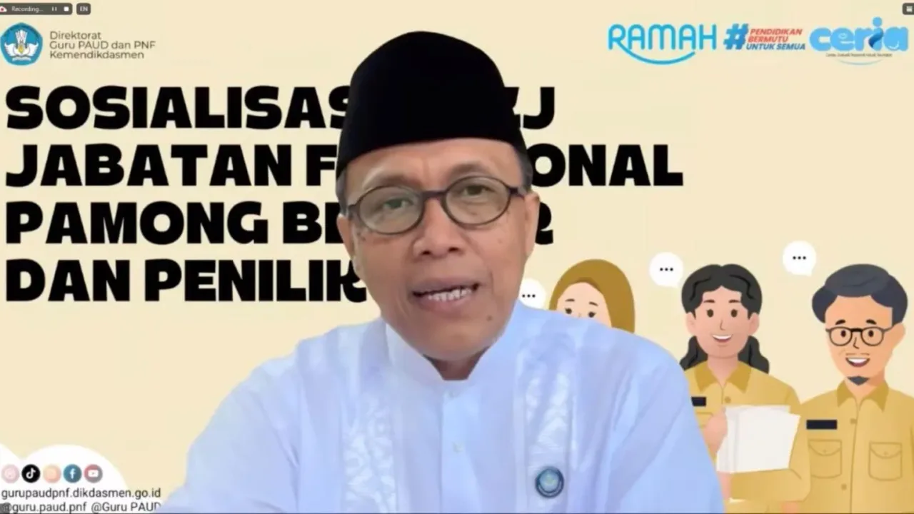 Jakarta – Peningkatan kompetensi para pendidik dan tenaga kependidikan sangat diperlukan guna menjadikan proses belajar bagi peserta didik lebih baik. Selain guru, penilik dan pamong belajar adalah tenaga kependidikan yang bertugas di bidang pendidikan pada satuan pendidikan non formal. Tugas utama penilik adalah mengevaluasi dan mengendalikan mutu program pendidikan, sedangkan pamong belajar bertugas mengajar dan mengembangkan model pendidikan. Adapun salah satu alat ukur dan penilaian terhadap kompetensi Pegawai ASN dilakukan melalui uji kompetensi. Demikian benang merah yang dapat dirangkum dalam webinar “Sosialisasi Uji Kompetensi Kenaikan Jabatan (UKKJ) - Jabatan Fungsional Pamong Belajar dan Penilik” yang digelar Direktorat Guru PAUD dan PNF secara daring, Selasa, (15/4). Direktur Guru PAUD dan Pendidikan Nonformal (PNF) Kemendikdasmen, Suparto, menjelaskan, tujuan diselenggarakannya UKKJ adalah mengukur dan menilai kompetensi teknis, manajerial, dan sosio kultural jabatan fungsional (JF) Pamong Belajar dan JF Penilik untuk menentukan kelayakan naik ke jenjang yang lebih tinggi. Suparto berharap, melalui kegiatan sosialisasi UKKJ dapat menghasilkan sinergi apik dan dampak yang lebih optimal serta efisien. “Dinas Pendidikan Kab/Kota dan Ditjen GTKPG akan bersama-sama melaksanakan dan menyukseskan pelaksanaan program Uji Kompetensi, untuk dapat menjadi landasan menentukan langkah lanjut target dan capaian yang dituju,” tuturnya dalam webinar tersebut. Sementara Kasubdit Peningkatan Kapasitas, Perlindungan, dan Pengendalian Direktorat Guru PAUD dan PNF, Efrini, menambahkan, pelaksanaan UKKJ ini merupakan amanat pada Peraturan Menteri Pendayagunaan Aparatur Negara Nomor 1 Tahun 2023. UKKJ merupakan proses pengukuran dan penilaian terhadap kompetensi teknis, manajerial, dan sosial kultural dari pegawai aparatur sipil negara. “UKKJ akan digelar pada Juni 2025 mendatang bagi pemerintah daerah/kota yang sudah memiliki rekomendasi dari Ditjen GTKPG untuk jabatan menuju jenjang yang lebih tinggi menjadi ahli muda dan ahli madya,” ungkapnya. Efrini menyebutkan, tercatat JF pamong belajar 406 orang dan penilik 436 orang dari 18 provinsi yang mencakup 81 kabupaten/kota yang terdaftar untuk mengikuti UUKJ. “Jumlah tersebut masih sangat jauh dari total yang diharapkan. Adapun yang belum, masih ditunggu untuk mengajukan rekomendasi sampai dengan 30 April 2025,” jelasnya. Efrini pun menjelaskan tahap pelaksanaan UKKJ mencakup pendaftaran yang dilakukan secara mandiri sampai dengan 21 April 2025, verifikasi 21-24 April 2025, pengumumun dan penjadwalan 10 Juni 2025, tes ujian 25 Juni 2025, pengolahan data 8-10 Juli 2025, hingga pengumuman hasil UUKJ pada 11-15 Juli 2025. Adapun Ario Nur Cahyadi dari Direktorat Guru PAUD dan PNF turut menambahkan bahwa persyaratan peserta mencakup menduduki pangkat tertinggi, menandatangani pakta integritas, memiliki angka kredit komulatif dan prestasi kerja, wewenang kebutuhan jabatan, memiliki sertifikat, serta persyaratan dokumen calon peserta, hingga usulan dari dinas terkait. Ario juga menjelaskan persyaratan tempat uji kompetensi yang meliputi akses lokasi yang mudah dijangkau, memiliki koneksi internet yang kuat, jaringan listrik memadai, ruang berkapasitas 30 peserta, hingga didampingi pengawas yang telah ditetapkan. Selain itu, “Calon peserta juga harus berkoordinasi dengan dinas kabupaten/kota terkait. Kami juga akan berkolaborasi dengan BGP dan BBGP untuk pemantauan dan pelaksanaan uji kompetensi,” ujarnya. Di samping itu, tambah Ario, dinas pendidikan juga harus berperan melakukan verifikasi dan validasi data potensi peserta, mengusulkan calon peserta, mengajukan usulan TUK dan pengawas, menyosialisasi persiapan dan pelaksanaan, serta membentuk dan menetapkan tim bantuan bagi peserta. Sedangkan Deni Avianto dari Pusdatin memaparkan cara pendaftaran UKKJ. Menurut Deni, calon peserta harus menyiapkan perangkat calon pendaftar, seperti komputer (boleh menggunakan HP saat mendaftar, namun tidak disarankan pada saat uji kompetensi), browser versi terbaru, koneksi internet yang stabil dengan kecepatan minimum 1Mbps, serta email pribadi yang aktif. “Dokumen yang harus disiapkan diformat dalam bentuk PDF, serta mengisi tahap pendaftaran dengan mengkakses laman ujikom-pnf.kemendikdasmen.go.id,” jelasnya. Gelaran webinar ini diikuti oleh 695 peserta melalui zoom meeting dan 183 peserta di kanal youtube Guru PAUD PNF. Selain itu, webinar juga diisi dengan tanya-jawab peserta. Di antaranya, Asep Soleh menyoal jenjang madya ke utama untuk penilik. Sebagai informasi, tahun ini merupakan tahun terakhir untuk JF pamong belajar dan penilik, nantinya disesuaikan ke dalam JF guru. Pertanyaan lainnya muncul dari Nova Wati. Tenaga pendidik dari SPNF SKB Lampung Utara menanyakan bagaimana bila 3 kali tidak lulus, apakah soal terlalu sulit dan bisa minta rekomendasi/kisi-kisi soal? Sebagai jawaban, para calon peserta pun disarankan untuk menyelenggarakan bimtek agar mereka dapat saling sharing atau belajar bersama.