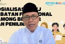 Jakarta – Peningkatan Kompetensi Para Pendidik Dan Tenaga Kependidikan Sangat Diperlukan Guna Menjadikan Proses Belajar Bagi Peserta Didik Lebih Baik. Selain Guru, Penilik Dan Pamong Belajar Adalah Tenaga Kependidikan Yang Bertugas Di Bidang Pendidikan Pada Satuan Pendidikan Non Formal. Tugas Utama Penilik Adalah Mengevaluasi Dan Mengendalikan Mutu Program Pendidikan, Sedangkan Pamong Belajar Bertugas Mengajar Dan Mengembangkan Model Pendidikan. Adapun Salah Satu Alat Ukur Dan Penilaian Terhadap Kompetensi Pegawai Asn Dilakukan Melalui Uji Kompetensi. Demikian Benang Merah Yang Dapat Dirangkum Dalam Webinar “Sosialisasi Uji Kompetensi Kenaikan Jabatan (Ukkj) - Jabatan Fungsional Pamong Belajar Dan Penilik” Yang Digelar Direktorat Guru Paud Dan Pnf Secara Daring, Selasa, (15/4). Direktur Guru Paud Dan Pendidikan Nonformal (Pnf) Kemendikdasmen, Suparto, Menjelaskan, Tujuan Diselenggarakannya Ukkj Adalah Mengukur Dan Menilai Kompetensi Teknis, Manajerial, Dan Sosio Kultural Jabatan Fungsional (Jf) Pamong Belajar Dan Jf Penilik Untuk Menentukan Kelayakan Naik Ke Jenjang Yang Lebih Tinggi. Suparto Berharap, Melalui Kegiatan Sosialisasi Ukkj Dapat Menghasilkan Sinergi Apik Dan Dampak Yang Lebih Optimal Serta Efisien. “Dinas Pendidikan Kab/Kota Dan Ditjen Gtkpg Akan Bersama-Sama Melaksanakan Dan Menyukseskan Pelaksanaan Program Uji Kompetensi, Untuk Dapat Menjadi Landasan Menentukan Langkah Lanjut Target Dan Capaian Yang Dituju,” Tuturnya Dalam Webinar Tersebut. Sementara Kasubdit Peningkatan Kapasitas, Perlindungan, Dan Pengendalian Direktorat Guru Paud Dan Pnf, Efrini, Menambahkan, Pelaksanaan Ukkj Ini Merupakan Amanat Pada Peraturan Menteri Pendayagunaan Aparatur Negara Nomor 1 Tahun 2023. Ukkj Merupakan Proses Pengukuran Dan Penilaian Terhadap Kompetensi Teknis, Manajerial, Dan Sosial Kultural Dari Pegawai Aparatur Sipil Negara. “Ukkj Akan Digelar Pada Juni 2025 Mendatang Bagi Pemerintah Daerah/Kota Yang Sudah Memiliki Rekomendasi Dari Ditjen Gtkpg Untuk Jabatan Menuju Jenjang Yang Lebih Tinggi Menjadi Ahli Muda Dan Ahli Madya,” Ungkapnya. Efrini Menyebutkan, Tercatat Jf Pamong Belajar 406 Orang Dan Penilik 436 Orang Dari 18 Provinsi Yang Mencakup 81 Kabupaten/Kota Yang Terdaftar Untuk Mengikuti Uukj. “Jumlah Tersebut Masih Sangat Jauh Dari Total Yang Diharapkan. Adapun Yang Belum, Masih Ditunggu Untuk Mengajukan Rekomendasi Sampai Dengan 30 April 2025,” Jelasnya. Efrini Pun Menjelaskan Tahap Pelaksanaan Ukkj Mencakup Pendaftaran Yang Dilakukan Secara Mandiri Sampai Dengan 21 April 2025, Verifikasi 21-24 April 2025, Pengumumun Dan Penjadwalan 10 Juni 2025, Tes Ujian 25 Juni 2025, Pengolahan Data 8-10 Juli 2025, Hingga Pengumuman Hasil Uukj Pada 11-15 Juli 2025. Adapun Ario Nur Cahyadi Dari Direktorat Guru Paud Dan Pnf Turut Menambahkan Bahwa Persyaratan Peserta Mencakup Menduduki Pangkat Tertinggi, Menandatangani Pakta Integritas, Memiliki Angka Kredit Komulatif Dan Prestasi Kerja, Wewenang Kebutuhan Jabatan, Memiliki Sertifikat, Serta Persyaratan Dokumen Calon Peserta, Hingga Usulan Dari Dinas Terkait. Ario Juga Menjelaskan Persyaratan Tempat Uji Kompetensi Yang Meliputi Akses Lokasi Yang Mudah Dijangkau, Memiliki Koneksi Internet Yang Kuat, Jaringan Listrik Memadai, Ruang Berkapasitas 30 Peserta, Hingga Didampingi Pengawas Yang Telah Ditetapkan. Selain Itu, “Calon Peserta Juga Harus Berkoordinasi Dengan Dinas Kabupaten/Kota Terkait. Kami Juga Akan Berkolaborasi Dengan Bgp Dan Bbgp Untuk Pemantauan Dan Pelaksanaan Uji Kompetensi,” Ujarnya. Di Samping Itu, Tambah Ario, Dinas Pendidikan Juga Harus Berperan Melakukan Verifikasi Dan Validasi Data Potensi Peserta, Mengusulkan Calon Peserta, Mengajukan Usulan Tuk Dan Pengawas, Menyosialisasi Persiapan Dan Pelaksanaan, Serta Membentuk Dan Menetapkan Tim Bantuan Bagi Peserta. Sedangkan Deni Avianto Dari Pusdatin Memaparkan Cara Pendaftaran Ukkj. Menurut Deni, Calon Peserta Harus Menyiapkan Perangkat Calon Pendaftar, Seperti Komputer (Boleh Menggunakan Hp Saat Mendaftar, Namun Tidak Disarankan Pada Saat Uji Kompetensi), Browser Versi Terbaru, Koneksi Internet Yang Stabil Dengan Kecepatan Minimum 1Mbps, Serta Email Pribadi Yang Aktif. “Dokumen Yang Harus Disiapkan Diformat Dalam Bentuk Pdf, Serta Mengisi Tahap Pendaftaran Dengan Mengkakses Laman Ujikom-Pnf.kemendikdasmen.go.id,” Jelasnya. Gelaran Webinar Ini Diikuti Oleh 695 Peserta Melalui Zoom Meeting Dan 183 Peserta Di Kanal Youtube Guru Paud Pnf. Selain Itu, Webinar Juga Diisi Dengan Tanya-Jawab Peserta. Di Antaranya, Asep Soleh Menyoal Jenjang Madya Ke Utama Untuk Penilik. Sebagai Informasi, Tahun Ini Merupakan Tahun Terakhir Untuk Jf Pamong Belajar Dan Penilik, Nantinya Disesuaikan Ke Dalam Jf Guru. Pertanyaan Lainnya Muncul Dari Nova Wati. Tenaga Pendidik Dari Spnf Skb Lampung Utara Menanyakan Bagaimana Bila 3 Kali Tidak Lulus, Apakah Soal Terlalu Sulit Dan Bisa Minta Rekomendasi/Kisi-Kisi Soal? Sebagai Jawaban, Para Calon Peserta Pun Disarankan Untuk Menyelenggarakan Bimtek Agar Mereka Dapat Saling Sharing Atau Belajar Bersama.