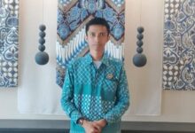 Di Sela-Sela Mengikuti Kuliah Umum Bersama Wamenlu H.e. Arif Havas Oegroseno Yang Diadakan Oleh School Of Foreign Service, Georgetown University Asia Pacific Pada Hari Kamis, 17 April 2025 Ario Seno Yang Merupakan Peneliti Independen Alumni Universitas Pertahanan Ri (Unhan Ri) Menyatakan Siap Menghadap Menhan Ri, Letjen Tni (Purn.) Dr. Sjafrie Sjamsoeddin Dalam Rangka Membahas Rancangan Organisasi Dewan Pertahanan Nasional (Dpn) Yang Merupakan Bentuk Transformasi Dari Lembaga Terdahulu, Dewan Ketahanan Nasional (Wantannas). Mengenakan Batik Berwarna Hijau Dengan Pin Alumni Unhan Ri Terpasang Di Dada Kirinya, Ia Menyatakan Bahwa Keinginannya Menghadap Menhan Ri Tidak Sebatas Sebagai Warga Negara Yang Sadar Akan Kewajibannya, Tidak Juga Sebatas Sebagai Masyarakat Yang Peduli Akan Negaranya, Tetapi Lebih Dari Itu Sebagai Solidaritas Sesama Alumni Unhan Ri. “Meskipun Secara Angkatan Beliau Di Bawah Saya, Tetapi Secara Pengalaman Jelas Saya Tidak Ada Apa-Apanya. Beliau Juga Adalah Panutan Saya. Sebagai Alumni Unhan, Saya Merasa Bangga Terhadap Beliau,” Tuturnya Sebagai Pembuka. Terkait Dengan Rencananya Menghadap Menhan Ri, Ada Tiga Poin Utama Yang Hendak Disampaikannya. Poin Pertama Mengenai Urgensi Dpn Sebagai Think Tank Bagi Kementerian Pertahanan Ri (Kemhan Ri) Sebagai Wadah Bagi Seluruh Lapisan Masyarakat Dalam Usulan Dan Saran Pada Pembangunan Sistem Pertahanan Negara Ke Depannya. Kedua Mengenai Pemberdayaan Dan Pengembangan Profesi Ahli Pertahanan Nasional (Apn) Sebagai Bentuk Keikutsertaan Masyarakat Khususnya Akademisi Dalam Usaha Bela Negara. Ketiga Mengenai Perancangan Struktur Organisasi Dpn Itu Sendiri, Sebagaimana Telah Diketahui Bahwa Dpn Kini Telah Memiliki Ketua Yang Dijabat Presiden Ri, Ketua Harian Yang Dijabat Menhan Ri, Sekretaris Yang Dijabat Wamenhan Ri, Dan Tiga Deputi Masing-Masing Deputi Bidang Geostrategi, Deputi Bidang Geopolitik, Dan Deputi Bidang Geoekonomi. “Kurang Lebih Ada Tiga Poin Utama Yang Hendak Saya Sampaikan. Pertama Mengenai Urgensi Dpn Sebagai Think Tank Bagi Kemhan. Saat Ini Kemhan Memiliki Pr Yaitu Menyusun Ulang Buku Putih Pertahanan Indonesia. Bayangkan, Buku Itu Disusun Pada 2015 Dan Belum Pernah Direvisi Sampai Hari Ini. Padahal Dinamika Geostrategi, Geopolitik, Dan Geoekonomi Global Terus Berkembang Setiap Waktu. Nanti Dpn Ini Yang Akan Berperan Dalam Menyusun Ulang Buku Itu, Yang Akan Menjadi Acuan Bagi Penyusunan Strategi Pertahanan Negara Ini Ke Depannya. Kedua Soal Prodesi Ahli Pertahanan Nasional, Kita Singkat Saja Apn. Saya Ambil Satu Case, Tentang Unhan. Unhan Itu, Dari Nol Sampai Wisuda Sepenuhnya Dibiayai Oleh Negara. Kan Tidak Lucu Kalau Lantas Mereka, Alumni Unhan, Justru Luntang-Lantung Kebingungan Mencari Tempat Mengabdi. Mahasiswa Unhan Nggak Semuanya Berstatus Tni/Pns Lho. Ada Yang Fresh Graduate. Ada Juga Yang Semula Di Swasta Lalu Resign Dari Pekerjaannya. Nah Negara Yang Sudah Keluar Biaya Untuk Menyelenggarakan Pendidikan Bagi Mereka Di Unhan Ini Seharusnya Juga Menyediakan Lahan Bagi Mereka Untuk Mengabdi, Dalam Arti Balas Budi Kepada Negara. Dpn Inilah Yang Harus Jadi Lahannya Dengan Apn Sebagai Profesinya. Tentu Juga Tidak Hanya Alumni Unhan Saja Yang Bisa Jadi Apn. Tapi Unhan Yang Saat Ini Menyelenggarakan Pendidikan Dari D3 Sampai S3 Seharusnya Para Alumninya Bisa Diberdayakan Untuk Menjadi Apn. Ketiga Soal Bagaimana Rancangan Struktur Organisasi Dpn Itu Sendiri. Sekarang Dpn Sudah Punya Ketua, Ketua Harian, Sekretaris, Dan Tiga Deputi. Apa Iya Hanya Itu Saja? Kan Tentu Tidak. Masing-Masing Kedeputian Perlu Dibreakdown Lagi Menjadi Sub-Sub Bidang Secara Spesifik. Pertahanan Itu Luas Lho. Segala Aspek Keilmuan Dapat Terkait Dengan Pertahanan. Nah Bagaimana Pembagian Aspek-Aspek Tersebut Dalam Masing-Masing Kedeputian, Yang Nanti Akan Diisi Oleh Apn-Apn Tadi, Itu Juga Jadi Poin Yang Akan Saya Sampaikan,” Jelasnya. Mengenai Kapan Waktunya, Ia Menyerahkan Sepenuhnya Kepada Menhan. “Yang Penting Saya Sudah Menyatakan Maksud Dan Tujuan Saya Untuk Menghadap Beliau. Mengenai Kapannya, Ya Saya Serahkan Sepenuhnya Kepada Beliau. Kapanpun Beliau Memanggil, Saya Siap Menghadap!” Demikian Pungkas Pria Kelahiran Jakarta, 17 Agustus 1991 Ini.
