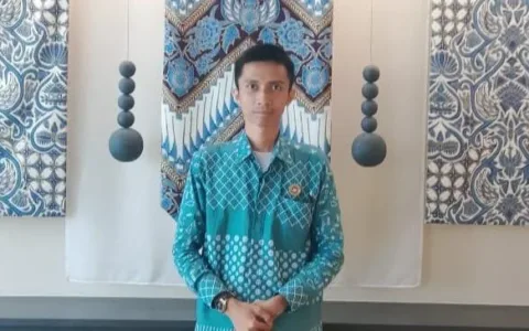 Di sela-sela mengikuti Kuliah Umum bersama Wamenlu H.E. Arif Havas Oegroseno yang diadakan oleh School of Foreign Service, Georgetown University Asia Pacific pada hari Kamis, 17 April 2025 Ario Seno yang merupakan Peneliti Independen alumni Universitas Pertahanan RI (UNHAN RI) menyatakan siap menghadap Menhan RI, Letjen TNI (Purn.) Dr. Sjafrie Sjamsoeddin dalam rangka membahas rancangan organisasi Dewan Pertahanan Nasional (DPN) yang merupakan bentuk transformasi dari lembaga terdahulu, Dewan Ketahanan Nasional (Wantannas). Mengenakan batik berwarna hijau dengan Pin Alumni UNHAN RI terpasang di dada kirinya, ia menyatakan bahwa keinginannya menghadap Menhan RI tidak sebatas sebagai warga negara yang sadar akan kewajibannya, tidak juga sebatas sebagai masyarakat yang peduli akan negaranya, tetapi lebih dari itu sebagai solidaritas sesama alumni UNHAN RI. “Meskipun secara angkatan beliau di bawah saya, tetapi secara pengalaman jelas saya tidak ada apa-apanya. Beliau juga adalah panutan saya. Sebagai alumni UNHAN, saya merasa bangga terhadap beliau,” tuturnya sebagai pembuka. Terkait dengan rencananya menghadap Menhan RI, ada tiga poin utama yang hendak disampaikannya. Poin pertama mengenai urgensi DPN sebagai think tank bagi Kementerian Pertahanan RI (Kemhan RI) sebagai wadah bagi seluruh lapisan masyarakat dalam usulan dan saran pada pembangunan sistem pertahanan negara ke depannya. Kedua mengenai pemberdayaan dan pengembangan profesi Ahli Pertahanan Nasional (APN) sebagai bentuk keikutsertaan masyarakat khususnya akademisi dalam usaha Bela Negara. Ketiga mengenai perancangan struktur organisasi DPN itu sendiri, sebagaimana telah diketahui bahwa DPN kini telah memiliki Ketua yang dijabat Presiden RI, Ketua Harian yang dijabat Menhan RI, Sekretaris yang dijabat Wamenhan RI, dan tiga Deputi masing-masing Deputi Bidang Geostrategi, Deputi Bidang Geopolitik, dan Deputi Bidang Geoekonomi. “Kurang lebih ada tiga poin utama yang hendak saya sampaikan. Pertama mengenai urgensi DPN sebagai think tank bagi Kemhan. Saat ini Kemhan memiliki PR yaitu menyusun ulang Buku Putih Pertahanan Indonesia. Bayangkan, buku itu disusun pada 2015 dan belum pernah direvisi sampai hari ini. Padahal dinamika geostrategi, geopolitik, dan geoekonomi global terus berkembang setiap waktu. Nanti DPN ini yang akan berperan dalam menyusun ulang buku itu, yang akan menjadi acuan bagi penyusunan strategi pertahanan negara ini ke depannya. Kedua soal prodesi Ahli Pertahanan Nasional, kita singkat saja APN. Saya ambil satu case, tentang UNHAN. UNHAN itu, dari nol sampai wisuda sepenuhnya dibiayai oleh negara. Kan tidak lucu kalau lantas mereka, alumni UNHAN, justru luntang-lantung kebingungan mencari tempat mengabdi. Mahasiswa UNHAN nggak semuanya berstatus TNI/PNS lho. Ada yang fresh graduate. Ada juga yang semula di swasta lalu resign dari pekerjaannya. Nah negara yang sudah keluar biaya untuk menyelenggarakan pendidikan bagi mereka di UNHAN ini seharusnya juga menyediakan lahan bagi mereka untuk mengabdi, dalam arti balas budi kepada negara. DPN inilah yang harus jadi lahannya dengan APN sebagai profesinya. Tentu juga tidak hanya alumni UNHAN saja yang bisa jadi APN. Tapi UNHAN yang saat ini menyelenggarakan pendidikan dari D3 sampai S3 seharusnya para alumninya bisa diberdayakan untuk menjadi APN. Ketiga soal bagaimana rancangan struktur organisasi DPN itu sendiri. Sekarang DPN sudah punya Ketua, Ketua Harian, Sekretaris, dan tiga Deputi. Apa iya hanya itu saja? Kan tentu tidak. Masing-masing kedeputian perlu dibreakdown lagi menjadi sub-sub bidang secara spesifik. Pertahanan itu luas lho. Segala aspek keilmuan dapat terkait dengan pertahanan. Nah bagaimana pembagian aspek-aspek tersebut dalam masing-masing kedeputian, yang nanti akan diisi oleh APN-APN tadi, itu juga jadi poin yang akan saya sampaikan,” jelasnya. Mengenai kapan waktunya, ia menyerahkan sepenuhnya kepada Menhan. “Yang penting saya sudah menyatakan maksud dan tujuan saya untuk menghadap beliau. Mengenai kapannya, ya saya serahkan sepenuhnya kepada beliau. Kapanpun beliau memanggil, saya siap menghadap!” Demikian pungkas pria kelahiran Jakarta, 17 Agustus 1991 ini.