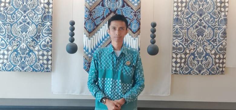 Di Sela-Sela Mengikuti Kuliah Umum Bersama Wamenlu H.e. Arif Havas Oegroseno Yang Diadakan Oleh School Of Foreign Service, Georgetown University Asia Pacific Pada Hari Kamis, 17 April 2025 Ario Seno Yang Merupakan Peneliti Independen Alumni Universitas Pertahanan Ri (Unhan Ri) Menyatakan Siap Menghadap Menhan Ri, Letjen Tni (Purn.) Dr. Sjafrie Sjamsoeddin Dalam Rangka Membahas Rancangan Organisasi Dewan Pertahanan Nasional (Dpn) Yang Merupakan Bentuk Transformasi Dari Lembaga Terdahulu, Dewan Ketahanan Nasional (Wantannas). Mengenakan Batik Berwarna Hijau Dengan Pin Alumni Unhan Ri Terpasang Di Dada Kirinya, Ia Menyatakan Bahwa Keinginannya Menghadap Menhan Ri Tidak Sebatas Sebagai Warga Negara Yang Sadar Akan Kewajibannya, Tidak Juga Sebatas Sebagai Masyarakat Yang Peduli Akan Negaranya, Tetapi Lebih Dari Itu Sebagai Solidaritas Sesama Alumni Unhan Ri. “Meskipun Secara Angkatan Beliau Di Bawah Saya, Tetapi Secara Pengalaman Jelas Saya Tidak Ada Apa-Apanya. Beliau Juga Adalah Panutan Saya. Sebagai Alumni Unhan, Saya Merasa Bangga Terhadap Beliau,” Tuturnya Sebagai Pembuka. Terkait Dengan Rencananya Menghadap Menhan Ri, Ada Tiga Poin Utama Yang Hendak Disampaikannya. Poin Pertama Mengenai Urgensi Dpn Sebagai Think Tank Bagi Kementerian Pertahanan Ri (Kemhan Ri) Sebagai Wadah Bagi Seluruh Lapisan Masyarakat Dalam Usulan Dan Saran Pada Pembangunan Sistem Pertahanan Negara Ke Depannya. Kedua Mengenai Pemberdayaan Dan Pengembangan Profesi Ahli Pertahanan Nasional (Apn) Sebagai Bentuk Keikutsertaan Masyarakat Khususnya Akademisi Dalam Usaha Bela Negara. Ketiga Mengenai Perancangan Struktur Organisasi Dpn Itu Sendiri, Sebagaimana Telah Diketahui Bahwa Dpn Kini Telah Memiliki Ketua Yang Dijabat Presiden Ri, Ketua Harian Yang Dijabat Menhan Ri, Sekretaris Yang Dijabat Wamenhan Ri, Dan Tiga Deputi Masing-Masing Deputi Bidang Geostrategi, Deputi Bidang Geopolitik, Dan Deputi Bidang Geoekonomi. “Kurang Lebih Ada Tiga Poin Utama Yang Hendak Saya Sampaikan. Pertama Mengenai Urgensi Dpn Sebagai Think Tank Bagi Kemhan. Saat Ini Kemhan Memiliki Pr Yaitu Menyusun Ulang Buku Putih Pertahanan Indonesia. Bayangkan, Buku Itu Disusun Pada 2015 Dan Belum Pernah Direvisi Sampai Hari Ini. Padahal Dinamika Geostrategi, Geopolitik, Dan Geoekonomi Global Terus Berkembang Setiap Waktu. Nanti Dpn Ini Yang Akan Berperan Dalam Menyusun Ulang Buku Itu, Yang Akan Menjadi Acuan Bagi Penyusunan Strategi Pertahanan Negara Ini Ke Depannya. Kedua Soal Prodesi Ahli Pertahanan Nasional, Kita Singkat Saja Apn. Saya Ambil Satu Case, Tentang Unhan. Unhan Itu, Dari Nol Sampai Wisuda Sepenuhnya Dibiayai Oleh Negara. Kan Tidak Lucu Kalau Lantas Mereka, Alumni Unhan, Justru Luntang-Lantung Kebingungan Mencari Tempat Mengabdi. Mahasiswa Unhan Nggak Semuanya Berstatus Tni/Pns Lho. Ada Yang Fresh Graduate. Ada Juga Yang Semula Di Swasta Lalu Resign Dari Pekerjaannya. Nah Negara Yang Sudah Keluar Biaya Untuk Menyelenggarakan Pendidikan Bagi Mereka Di Unhan Ini Seharusnya Juga Menyediakan Lahan Bagi Mereka Untuk Mengabdi, Dalam Arti Balas Budi Kepada Negara. Dpn Inilah Yang Harus Jadi Lahannya Dengan Apn Sebagai Profesinya. Tentu Juga Tidak Hanya Alumni Unhan Saja Yang Bisa Jadi Apn. Tapi Unhan Yang Saat Ini Menyelenggarakan Pendidikan Dari D3 Sampai S3 Seharusnya Para Alumninya Bisa Diberdayakan Untuk Menjadi Apn. Ketiga Soal Bagaimana Rancangan Struktur Organisasi Dpn Itu Sendiri. Sekarang Dpn Sudah Punya Ketua, Ketua Harian, Sekretaris, Dan Tiga Deputi. Apa Iya Hanya Itu Saja? Kan Tentu Tidak. Masing-Masing Kedeputian Perlu Dibreakdown Lagi Menjadi Sub-Sub Bidang Secara Spesifik. Pertahanan Itu Luas Lho. Segala Aspek Keilmuan Dapat Terkait Dengan Pertahanan. Nah Bagaimana Pembagian Aspek-Aspek Tersebut Dalam Masing-Masing Kedeputian, Yang Nanti Akan Diisi Oleh Apn-Apn Tadi, Itu Juga Jadi Poin Yang Akan Saya Sampaikan,” Jelasnya. Mengenai Kapan Waktunya, Ia Menyerahkan Sepenuhnya Kepada Menhan. “Yang Penting Saya Sudah Menyatakan Maksud Dan Tujuan Saya Untuk Menghadap Beliau. Mengenai Kapannya, Ya Saya Serahkan Sepenuhnya Kepada Beliau. Kapanpun Beliau Memanggil, Saya Siap Menghadap!” Demikian Pungkas Pria Kelahiran Jakarta, 17 Agustus 1991 Ini.
