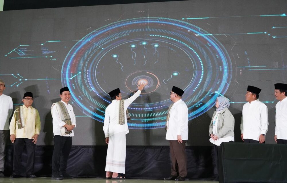 Jakarta - Kementerian Agama Meraih Penghargaan Dari Museum Rekor Indonesia (Muri) Atas Terselenggaranya Bimbingan Manasik Haji Nasional Secara Hybrid, Yang Digelar Secara Luring Di Asrama Haji Pondok Gede Dan Diikuti Secara Daring Lebih Dari 500 Titik Lokasi Di Seluruh Indonesia. Kegiatan Monumental Ini Diikuti Oleh 1.500 Peserta Secara Langsung (Offline) Di Jakarta, Dan 141.139 Peserta Secara Daring (Online) Dari Seluruh Penjuru Tanah Air. Angka Ini Menjadi Bukti Kuat Bahwa Antusiasme Dan Komitmen Dalam Pembinaan Jemaah Haji Semakin Meningkat Dari Tahun Ke Tahun, Terutama Menjelang Penyelenggaraan Ibadah Haji Tahun Ini. Dalam Arahannya, Menteri Agama Menegaskan Pentingnya Mengubah Pendekatan Bimbingan Manasik Haji Agar Tidak Semata-Mata _Fiqh-Oriented_, Namun Juga Sarat Dengan Pemaknaan Ruhani Dan Transformasi Diri. “Tidak Semua Yang Maqbul Itu Mabrur, Tapi Semua Yang Mabrur Pasti Maqbul,” Ujar Beliau. Ini Menjadi Pengingat Bahwa Ibadah Haji Yang Diterima (Maqbul) Belum Tentu Membawa Perubahan Hidup Yang Sejati, Sedangkan Haji Yang Mabrur—Yang Menumbuhkan Akhlak, Ketulusan, Dan Kepekaan Sosial—Pasti Diterima Oleh Allah Swt. Tahun Ini Menjadi Istimewa Karena Pelaksanaan Ibadah Haji Bertepatan Dengan Haji Akbar—Yakni Wukuf Di Arafah Diperkirakan Jatuh Pada Hari Jumat. Keutamaannya Diyakini Setara Dengan 70 Kali Haji Biasa, Dan Pada Hari Itu Doa-Doa Diijabah, Ampunan Dilimpahkan, Serta Rahmat Allah Turun Tanpa Batas. “Gunakan Momen Haji Akbar Ini Untuk Memperbanyak Doa, Bukan Hanya Untuk Diri Sendiri, Tapi Juga Untuk Keluarga, Bangsa, Umat, Dan Seluruh Manusia,” Pesan Menag. Mengutip Hadits Qudsi Dan Surat Al-Baqarah Ayat 30, Nasaruddin Umar Membingkai Haji Sebagai Bagian Dari Misi Kekhalifahan Manusia Dan Dialog Ilahi. Bahkan Iblis Pun Berdialog Dengan Allah Saat Menolak Bersujud Kepada Adam, Merasa Lebih Mulia Karena Diciptakan Dari Api. Tapi Allah Menunjukkan Bahwa Keagungan Manusia Bukan Pada Asalnya, Melainkan Pada Kemampuannya Bertobat Dan Kembali Kepada Tuhan. &Quot;Allah Mencintai Dialog. Setelah Pulang Haji, Jangan Takut Berdialog Dengan Siapapun, Karena Itu Adalah Tradisi Tuhan,&Quot; Tegas Nasaruddin. Ia Juga Mengangkat Kisah Kakbah Sebagai Rumah Pertaubatan Pertama Di Bumi, Yang Dibangun Di Bakkah. Kakbah Merupakan Replika Dari Baitul Ma’mur, Tempat Para Malaikat Bertawaf Di Langit Ketujuh. Ritual Tawaf Oleh Jemaah Haji Sejatinya Adalah Gerakan Spiritual Yang Meniru Malaikat, Menggugurkan Dosa, Dan Menyatukan Diri Dengan Poros Ilahi. “Hajar Aswad Dulunya Batu Putih, Berubah Karena Dosa Manusia. Kini Hanya Tersisa Tujuh Butir Seukuran Kemiri Karena Pernah Dicuri, Namun Maknanya Tetap Suci,” Tambahnya. Ia Juga Menyinggung Pemikiran Ibnu Arabi Dalam Futuhat Al-Makkiyah Bahwa Pahala 100.000 Kali Lipat Tak Hanya Di Pelataran Kakbah, Tapi Mencakup Seluruh Wilayah Tanah Haram. Turut Hadir Dalam Acara Ini Wakil Kepala Badan Penyelenggara Haji Dahnil Anzar Simanjuntak, Dirjen Penyelenggaraan Haji Dan Umrah Hilman Latief, Dirjen Sdm Kesehatan Yuli Farianti, Plt. Direktur Utama Bank Syariah Indonesia (Bsi) Bob T. Ananta, Direktur Bina Haji Musta'In Ahmad, Sekretaris Ditjen Phu M. Arfi Hatim, Direktur Pengelolaan Biaya Operasional Haji Ramadhan Harisman, Direktur Bina Umrah Dan Haji Khusus Nugraha Stiawan, Direktur Pelayanan Haji Dalam Negeri Muhammad Zain Dan Para Pejabat Eselon Ii Kemenag Dari Seluruh Indonesia, Tenaga Ahli, Staf Khusus Kementerian Agama, Serta Seluruh Jemaah Haji Indonesia Yang Terhubung Secara Luring Dan Daring. Dengan Terselenggaranya Bimbingan Manasik Haji Nasional Ini, Diharapkan Para Calon Jemaah Haji Indonesia Tidak Hanya Siap Secara Syar’i, Tetapi Juga Mampu Memaknai Haji Sebagai Perjalanan Transformasi Diri Menuju Maqam Tertinggi Sebagai Insan Yang Mabrur—Terlebih Dalam Keberkahan Tahun Haji Akbar Yang Penuh Keutamaan Dan Rahmat Ini.