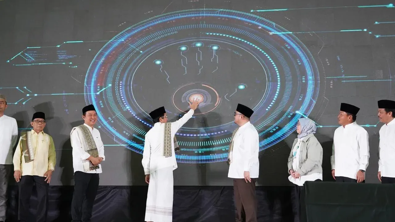 Jakarta - Kementerian Agama meraih penghargaan dari Museum Rekor Indonesia (MURI) atas terselenggaranya Bimbingan Manasik Haji Nasional secara hybrid, yang digelar secara luring di Asrama Haji Pondok Gede dan diikuti secara daring lebih dari 500 titik lokasi di seluruh Indonesia. Kegiatan monumental ini diikuti oleh 1.500 peserta secara langsung (offline) di Jakarta, dan 141.139 peserta secara daring (online) dari seluruh penjuru Tanah Air. Angka ini menjadi bukti kuat bahwa antusiasme dan komitmen dalam pembinaan jemaah haji semakin meningkat dari tahun ke tahun, terutama menjelang penyelenggaraan ibadah haji tahun ini. Dalam arahannya, Menteri Agama menegaskan pentingnya mengubah pendekatan bimbingan manasik haji agar tidak semata-mata _fiqh-oriented_, namun juga sarat dengan pemaknaan ruhani dan transformasi diri. “Tidak semua yang maqbul itu mabrur, tapi semua yang mabrur pasti maqbul,” ujar beliau. Ini menjadi pengingat bahwa ibadah haji yang diterima (maqbul) belum tentu membawa perubahan hidup yang sejati, sedangkan haji yang mabrur—yang menumbuhkan akhlak, ketulusan, dan kepekaan sosial—pasti diterima oleh Allah SWT. Tahun ini menjadi istimewa karena pelaksanaan ibadah haji bertepatan dengan Haji Akbar—yakni wukuf di Arafah diperkirakan jatuh pada hari Jumat. Keutamaannya diyakini setara dengan 70 kali haji biasa, dan pada hari itu doa-doa diijabah, ampunan dilimpahkan, serta rahmat Allah turun tanpa batas. “Gunakan momen Haji Akbar ini untuk memperbanyak doa, bukan hanya untuk diri sendiri, tapi juga untuk keluarga, bangsa, umat, dan seluruh manusia,” pesan Menag. Mengutip hadits Qudsi dan Surat Al-Baqarah ayat 30, Nasaruddin Umar membingkai haji sebagai bagian dari misi kekhalifahan manusia dan dialog ilahi. Bahkan iblis pun berdialog dengan Allah saat menolak bersujud kepada Adam, merasa lebih mulia karena diciptakan dari api. Tapi Allah menunjukkan bahwa keagungan manusia bukan pada asalnya, melainkan pada kemampuannya bertobat dan kembali kepada Tuhan. "Allah mencintai dialog. Setelah pulang haji, jangan takut berdialog dengan siapapun, karena itu adalah tradisi Tuhan," tegas Nasaruddin. Ia juga mengangkat kisah Kakbah sebagai rumah pertaubatan pertama di bumi, yang dibangun di Bakkah. Kakbah merupakan replika dari Baitul Ma’mur, tempat para malaikat bertawaf di langit ketujuh. Ritual tawaf oleh jemaah haji sejatinya adalah gerakan spiritual yang meniru malaikat, menggugurkan dosa, dan menyatukan diri dengan poros ilahi. “Hajar Aswad dulunya batu putih, berubah karena dosa manusia. Kini hanya tersisa tujuh butir seukuran kemiri karena pernah dicuri, namun maknanya tetap suci,” tambahnya. Ia juga menyinggung pemikiran Ibnu Arabi dalam Futuhat al-Makkiyah bahwa pahala 100.000 kali lipat tak hanya di pelataran Kakbah, tapi mencakup seluruh wilayah Tanah Haram. Turut hadir dalam acara ini Wakil Kepala Badan Penyelenggara Haji Dahnil Anzar Simanjuntak, Dirjen Penyelenggaraan Haji dan Umrah Hilman Latief, Dirjen SDM Kesehatan Yuli Farianti, plt. Direktur Utama Bank Syariah Indonesia (BSI) Bob T. Ananta, Direktur Bina Haji Musta'in Ahmad, Sekretaris Ditjen PHU M. Arfi Hatim, Direktur Pengelolaan Biaya Operasional Haji Ramadhan Harisman, Direktur Bina Umrah dan Haji Khusus Nugraha Stiawan, Direktur Pelayanan Haji Dalam Negeri Muhammad Zain dan para pejabat eselon II Kemenag dari seluruh Indonesia, tenaga ahli, staf khusus Kementerian Agama, serta seluruh jemaah haji Indonesia yang terhubung secara luring dan daring. Dengan terselenggaranya bimbingan manasik haji nasional ini, diharapkan para calon jemaah haji Indonesia tidak hanya siap secara syar’i, tetapi juga mampu memaknai haji sebagai perjalanan transformasi diri menuju maqam tertinggi sebagai insan yang mabrur—terlebih dalam keberkahan tahun Haji Akbar yang penuh keutamaan dan rahmat ini.