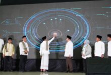 Jakarta - Kementerian Agama Meraih Penghargaan Dari Museum Rekor Indonesia (Muri) Atas Terselenggaranya Bimbingan Manasik Haji Nasional Secara Hybrid, Yang Digelar Secara Luring Di Asrama Haji Pondok Gede Dan Diikuti Secara Daring Lebih Dari 500 Titik Lokasi Di Seluruh Indonesia. Kegiatan Monumental Ini Diikuti Oleh 1.500 Peserta Secara Langsung (Offline) Di Jakarta, Dan 141.139 Peserta Secara Daring (Online) Dari Seluruh Penjuru Tanah Air. Angka Ini Menjadi Bukti Kuat Bahwa Antusiasme Dan Komitmen Dalam Pembinaan Jemaah Haji Semakin Meningkat Dari Tahun Ke Tahun, Terutama Menjelang Penyelenggaraan Ibadah Haji Tahun Ini. Dalam Arahannya, Menteri Agama Menegaskan Pentingnya Mengubah Pendekatan Bimbingan Manasik Haji Agar Tidak Semata-Mata _Fiqh-Oriented_, Namun Juga Sarat Dengan Pemaknaan Ruhani Dan Transformasi Diri. “Tidak Semua Yang Maqbul Itu Mabrur, Tapi Semua Yang Mabrur Pasti Maqbul,” Ujar Beliau. Ini Menjadi Pengingat Bahwa Ibadah Haji Yang Diterima (Maqbul) Belum Tentu Membawa Perubahan Hidup Yang Sejati, Sedangkan Haji Yang Mabrur—Yang Menumbuhkan Akhlak, Ketulusan, Dan Kepekaan Sosial—Pasti Diterima Oleh Allah Swt. Tahun Ini Menjadi Istimewa Karena Pelaksanaan Ibadah Haji Bertepatan Dengan Haji Akbar—Yakni Wukuf Di Arafah Diperkirakan Jatuh Pada Hari Jumat. Keutamaannya Diyakini Setara Dengan 70 Kali Haji Biasa, Dan Pada Hari Itu Doa-Doa Diijabah, Ampunan Dilimpahkan, Serta Rahmat Allah Turun Tanpa Batas. “Gunakan Momen Haji Akbar Ini Untuk Memperbanyak Doa, Bukan Hanya Untuk Diri Sendiri, Tapi Juga Untuk Keluarga, Bangsa, Umat, Dan Seluruh Manusia,” Pesan Menag. Mengutip Hadits Qudsi Dan Surat Al-Baqarah Ayat 30, Nasaruddin Umar Membingkai Haji Sebagai Bagian Dari Misi Kekhalifahan Manusia Dan Dialog Ilahi. Bahkan Iblis Pun Berdialog Dengan Allah Saat Menolak Bersujud Kepada Adam, Merasa Lebih Mulia Karena Diciptakan Dari Api. Tapi Allah Menunjukkan Bahwa Keagungan Manusia Bukan Pada Asalnya, Melainkan Pada Kemampuannya Bertobat Dan Kembali Kepada Tuhan. &Quot;Allah Mencintai Dialog. Setelah Pulang Haji, Jangan Takut Berdialog Dengan Siapapun, Karena Itu Adalah Tradisi Tuhan,&Quot; Tegas Nasaruddin. Ia Juga Mengangkat Kisah Kakbah Sebagai Rumah Pertaubatan Pertama Di Bumi, Yang Dibangun Di Bakkah. Kakbah Merupakan Replika Dari Baitul Ma’mur, Tempat Para Malaikat Bertawaf Di Langit Ketujuh. Ritual Tawaf Oleh Jemaah Haji Sejatinya Adalah Gerakan Spiritual Yang Meniru Malaikat, Menggugurkan Dosa, Dan Menyatukan Diri Dengan Poros Ilahi. “Hajar Aswad Dulunya Batu Putih, Berubah Karena Dosa Manusia. Kini Hanya Tersisa Tujuh Butir Seukuran Kemiri Karena Pernah Dicuri, Namun Maknanya Tetap Suci,” Tambahnya. Ia Juga Menyinggung Pemikiran Ibnu Arabi Dalam Futuhat Al-Makkiyah Bahwa Pahala 100.000 Kali Lipat Tak Hanya Di Pelataran Kakbah, Tapi Mencakup Seluruh Wilayah Tanah Haram. Turut Hadir Dalam Acara Ini Wakil Kepala Badan Penyelenggara Haji Dahnil Anzar Simanjuntak, Dirjen Penyelenggaraan Haji Dan Umrah Hilman Latief, Dirjen Sdm Kesehatan Yuli Farianti, Plt. Direktur Utama Bank Syariah Indonesia (Bsi) Bob T. Ananta, Direktur Bina Haji Musta'In Ahmad, Sekretaris Ditjen Phu M. Arfi Hatim, Direktur Pengelolaan Biaya Operasional Haji Ramadhan Harisman, Direktur Bina Umrah Dan Haji Khusus Nugraha Stiawan, Direktur Pelayanan Haji Dalam Negeri Muhammad Zain Dan Para Pejabat Eselon Ii Kemenag Dari Seluruh Indonesia, Tenaga Ahli, Staf Khusus Kementerian Agama, Serta Seluruh Jemaah Haji Indonesia Yang Terhubung Secara Luring Dan Daring. Dengan Terselenggaranya Bimbingan Manasik Haji Nasional Ini, Diharapkan Para Calon Jemaah Haji Indonesia Tidak Hanya Siap Secara Syar’i, Tetapi Juga Mampu Memaknai Haji Sebagai Perjalanan Transformasi Diri Menuju Maqam Tertinggi Sebagai Insan Yang Mabrur—Terlebih Dalam Keberkahan Tahun Haji Akbar Yang Penuh Keutamaan Dan Rahmat Ini.