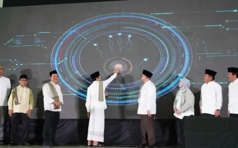 Jakarta - Kementerian Agama meraih penghargaan dari Museum Rekor Indonesia (MURI) atas terselenggaranya Bimbingan Manasik Haji Nasional secara hybrid, yang digelar secara luring di Asrama Haji Pondok Gede dan diikuti secara daring lebih dari 500 titik lokasi di seluruh Indonesia. Kegiatan monumental ini diikuti oleh 1.500 peserta secara langsung (offline) di Jakarta, dan 141.139 peserta secara daring (online) dari seluruh penjuru Tanah Air. Angka ini menjadi bukti kuat bahwa antusiasme dan komitmen dalam pembinaan jemaah haji semakin meningkat dari tahun ke tahun, terutama menjelang penyelenggaraan ibadah haji tahun ini. Dalam arahannya, Menteri Agama menegaskan pentingnya mengubah pendekatan bimbingan manasik haji agar tidak semata-mata _fiqh-oriented_, namun juga sarat dengan pemaknaan ruhani dan transformasi diri. “Tidak semua yang maqbul itu mabrur, tapi semua yang mabrur pasti maqbul,” ujar beliau. Ini menjadi pengingat bahwa ibadah haji yang diterima (maqbul) belum tentu membawa perubahan hidup yang sejati, sedangkan haji yang mabrur—yang menumbuhkan akhlak, ketulusan, dan kepekaan sosial—pasti diterima oleh Allah SWT. Tahun ini menjadi istimewa karena pelaksanaan ibadah haji bertepatan dengan Haji Akbar—yakni wukuf di Arafah diperkirakan jatuh pada hari Jumat. Keutamaannya diyakini setara dengan 70 kali haji biasa, dan pada hari itu doa-doa diijabah, ampunan dilimpahkan, serta rahmat Allah turun tanpa batas. “Gunakan momen Haji Akbar ini untuk memperbanyak doa, bukan hanya untuk diri sendiri, tapi juga untuk keluarga, bangsa, umat, dan seluruh manusia,” pesan Menag. Mengutip hadits Qudsi dan Surat Al-Baqarah ayat 30, Nasaruddin Umar membingkai haji sebagai bagian dari misi kekhalifahan manusia dan dialog ilahi. Bahkan iblis pun berdialog dengan Allah saat menolak bersujud kepada Adam, merasa lebih mulia karena diciptakan dari api. Tapi Allah menunjukkan bahwa keagungan manusia bukan pada asalnya, melainkan pada kemampuannya bertobat dan kembali kepada Tuhan. "Allah mencintai dialog. Setelah pulang haji, jangan takut berdialog dengan siapapun, karena itu adalah tradisi Tuhan," tegas Nasaruddin. Ia juga mengangkat kisah Kakbah sebagai rumah pertaubatan pertama di bumi, yang dibangun di Bakkah. Kakbah merupakan replika dari Baitul Ma’mur, tempat para malaikat bertawaf di langit ketujuh. Ritual tawaf oleh jemaah haji sejatinya adalah gerakan spiritual yang meniru malaikat, menggugurkan dosa, dan menyatukan diri dengan poros ilahi. “Hajar Aswad dulunya batu putih, berubah karena dosa manusia. Kini hanya tersisa tujuh butir seukuran kemiri karena pernah dicuri, namun maknanya tetap suci,” tambahnya. Ia juga menyinggung pemikiran Ibnu Arabi dalam Futuhat al-Makkiyah bahwa pahala 100.000 kali lipat tak hanya di pelataran Kakbah, tapi mencakup seluruh wilayah Tanah Haram. Turut hadir dalam acara ini Wakil Kepala Badan Penyelenggara Haji Dahnil Anzar Simanjuntak, Dirjen Penyelenggaraan Haji dan Umrah Hilman Latief, Dirjen SDM Kesehatan Yuli Farianti, plt. Direktur Utama Bank Syariah Indonesia (BSI) Bob T. Ananta, Direktur Bina Haji Musta'in Ahmad, Sekretaris Ditjen PHU M. Arfi Hatim, Direktur Pengelolaan Biaya Operasional Haji Ramadhan Harisman, Direktur Bina Umrah dan Haji Khusus Nugraha Stiawan, Direktur Pelayanan Haji Dalam Negeri Muhammad Zain dan para pejabat eselon II Kemenag dari seluruh Indonesia, tenaga ahli, staf khusus Kementerian Agama, serta seluruh jemaah haji Indonesia yang terhubung secara luring dan daring. Dengan terselenggaranya bimbingan manasik haji nasional ini, diharapkan para calon jemaah haji Indonesia tidak hanya siap secara syar’i, tetapi juga mampu memaknai haji sebagai perjalanan transformasi diri menuju maqam tertinggi sebagai insan yang mabrur—terlebih dalam keberkahan tahun Haji Akbar yang penuh keutamaan dan rahmat ini.